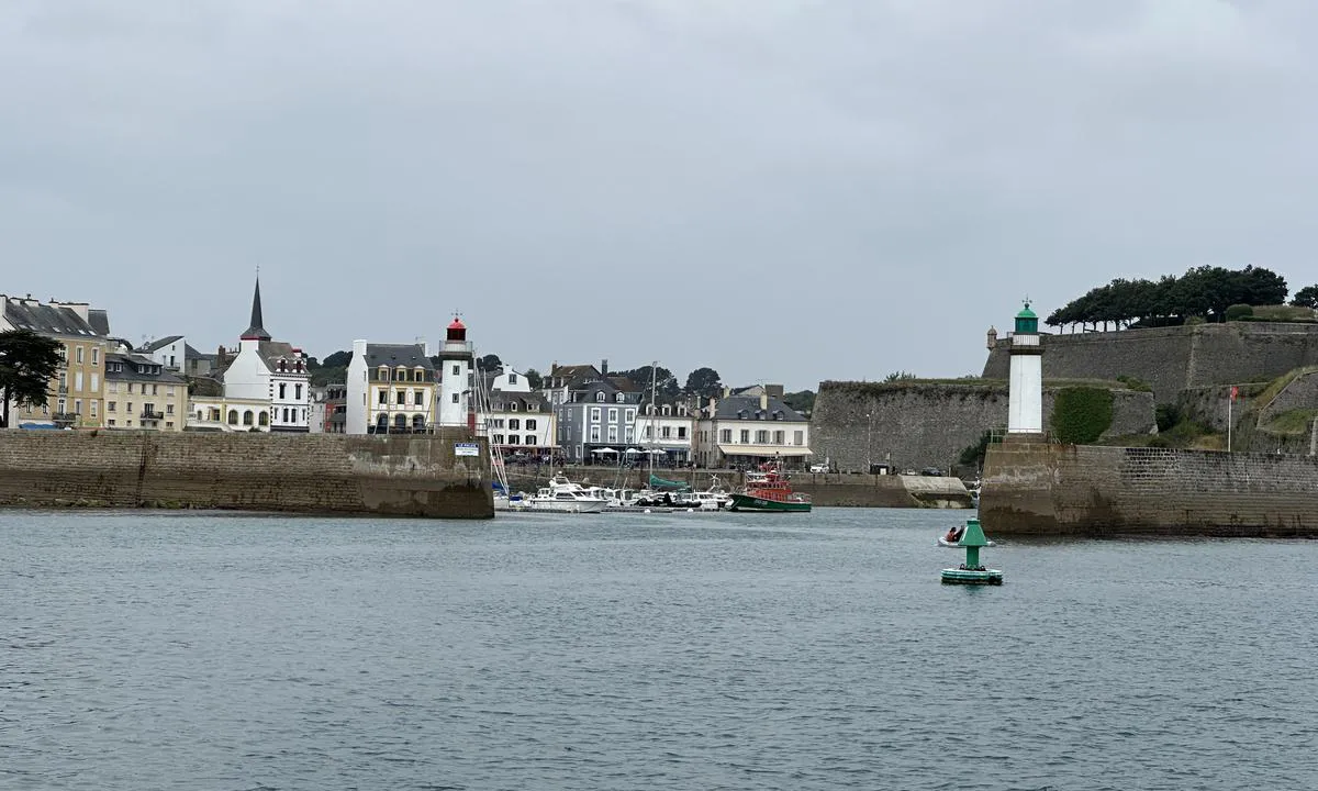 Port du Palais: {"base": "no", "no": "Innseiling", "se": "Insegling", "en": "Approach", "da": "Indsejling"}