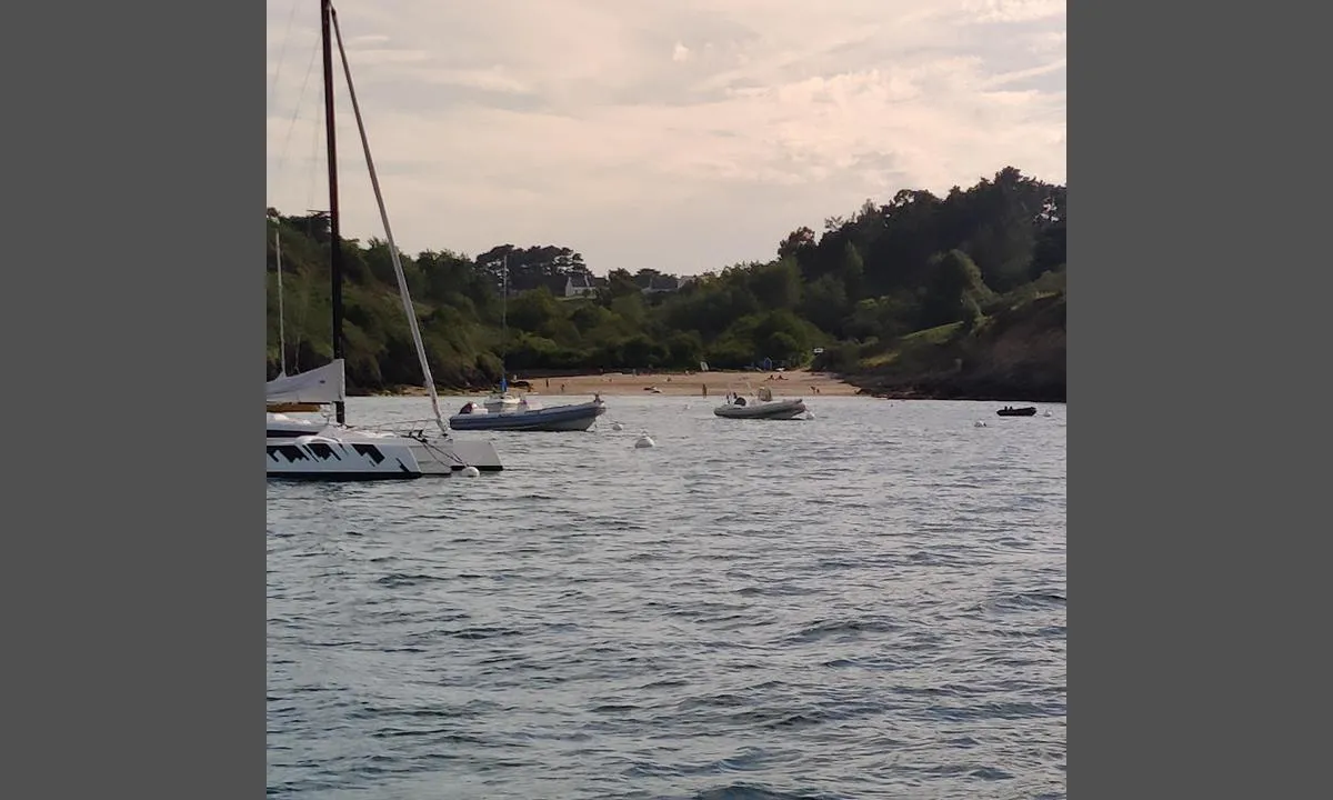 Port Guen: {"base": "no", "no": "Koselig liten bukt med mulighet for ankring eller legge seg p\u00e5 en av de ca 10 b\u00f8yene som ligger her.", "se": "Mysig liten vik med m\u00f6jlighet f\u00f6r ankring eller att l\u00e4gga sig vid en av de cirka 10 bojarna som ligger h\u00e4r.", "en": "Cozy little bay with the possibility of anchoring or mooring at one of the approximately 10 buoys located here.", "da": "Hyggelig lille bugt med mulighed for ankring eller at l\u00e6gge sig ved en af de ca. 10 b\u00f8jer, der ligger her."}