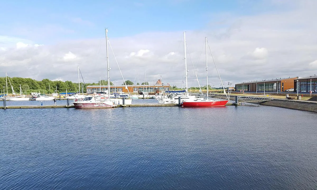 {"base": "no", "no": "Det finnes ogs\u00e5 en Marina Rybacka p\u00e5 andre siden av elva. Litt ute blant ingenting, men ikke s\u00e5 langt til restaurantgatene ved havneinnl\u00f8pet.", "se": "Det finns ocks\u00e5 en Marina Rybacka p\u00e5 andra sidan av floden. Lite ute bland ingenting, men inte s\u00e5 l\u00e5ngt till restauranggatorna vid hamninloppet.", "en": "There is also a Marina Rybacka on the other side of the river. A bit out among nothing, but not far to the restaurant streets at the harbor entrance.", "da": "Der findes ogs\u00e5 en Marina Rybacka p\u00e5 den anden side af floden. Lidt ude blandt ingenting, men ikke s\u00e5 langt til restaurantgaderne ved havneindl\u00f8bet."}