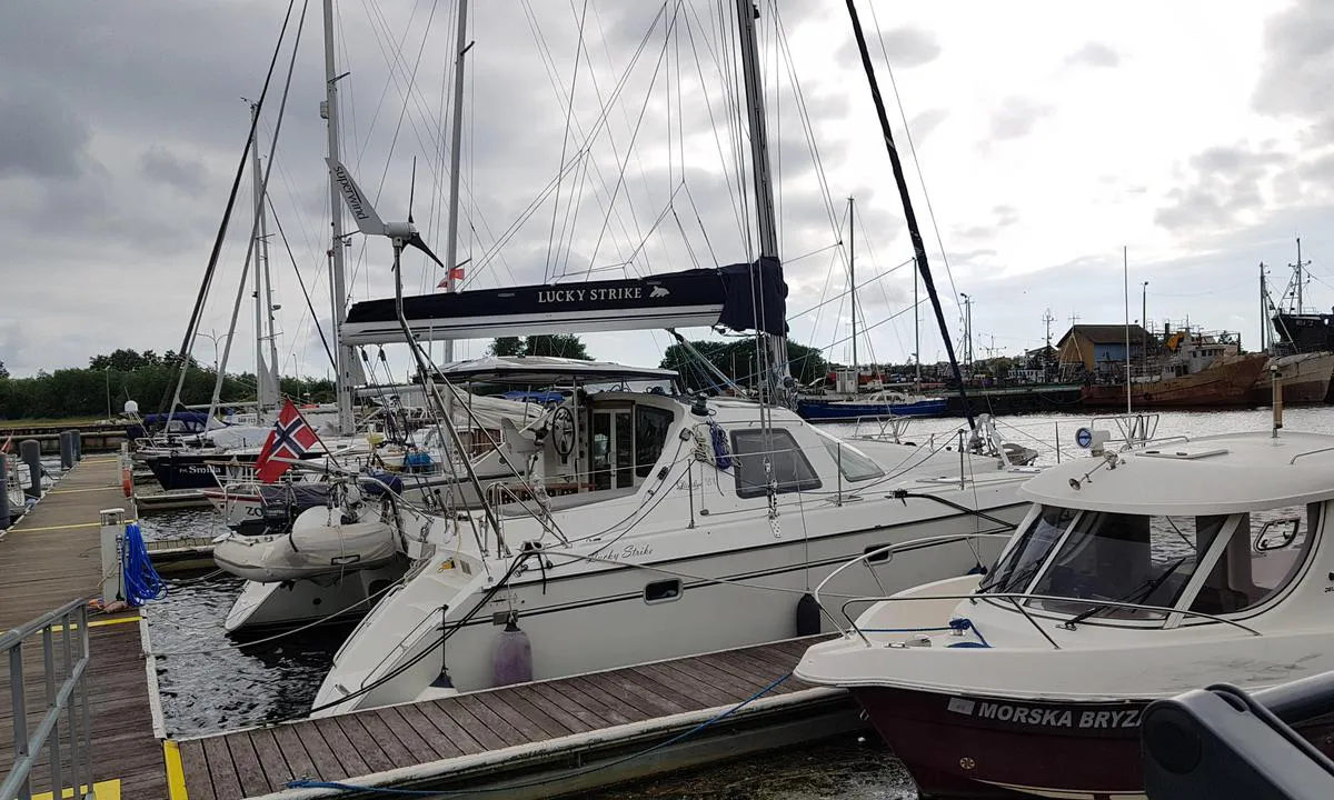 Port Jachtowy Darłowo: {"base": "no", "no": "Fin lun havn i Darlowo Marina. Fine fasiliteter og en positiv havnekaptein p\u00e5 vakt om dagen. Et stykke unna sentrum. Men et lite sentrum med mange restauranter finnes ogs\u00e5 ved havneinnl\u00f8pet.", "se": "Fin lugn hamn i Darlowo Marina. Bra faciliteter och en positiv hamnkapten p\u00e5 vakt under dagen. En bit fr\u00e5n centrum. Men ett litet centrum med m\u00e5nga restauranger finns ocks\u00e5 vid hamninloppet.", "en": "Nice sheltered harbor in Darlowo Marina. Great facilities and a positive harbor master on duty during the day. A bit away from the town center. However, a small center with many restaurants can also be found by the harbor entrance.", "da": "Fin lun havn i Darlowo Marina. Fine faciliteter og en positiv havnekaptejn p\u00e5 vagt om dagen. Et stykke v\u00e6k fra centrum. Men et lille centrum med mange restauranter findes ogs\u00e5 ved havneindl\u00f8bet."}