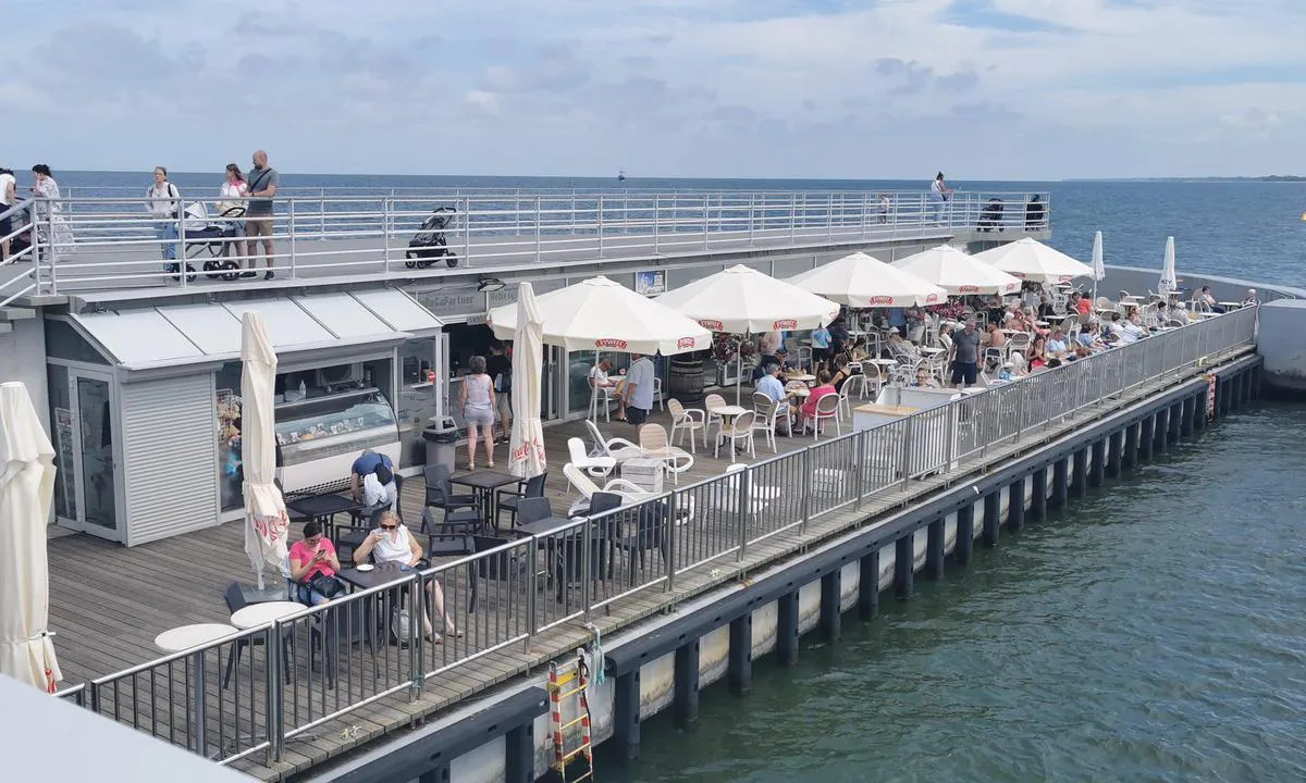 Port Jachtowy Kolobrzeg: {"base": "de", "no": "Kolberg bryggen koster inngang", "se": "Kolbergs havsbrygga kostar intr\u00e4de", "en": "The Kolberg Pier charges admission", "da": "Seebr\u00fccke Kolberg koster entr\u00e9", "fr": "Ponton Kolberg n\u00e9cessite un droit d'entr\u00e9e", "de": "Seebr\u00fccke Kolberg kostet Eintritt", "es": "El muelle de Kolberg tiene una tarifa de entrada", "it": "Il molo di Kolberg richiede un biglietto d'ingresso", "pt": "Acesso ao Cais Kolberg \u00e9 pago", "nl": "Seebrug Kolberg kost entree", "pl": "Wej\u015bcie na molo w Ko\u0142obrzegu jest p\u0142atne", "uk": "\u041f\u0456\u0440\u0441 \u041a\u043e\u043b\u043e\u0431\u0436\u0435\u0433 \u043a\u043e\u0448\u0442\u0443\u0454 \u0432\u0445\u0456\u0434", "ro": "Podul de la Mare Kolberg necesit\u0103 tax\u0103 de intrare", "tr": "Kolobrzeg \u0130skelesi giri\u015f \u00fccretlidir", "el": "\u0397 \u03c0\u03c1\u03bf\u03b2\u03bb\u03ae\u03c4\u03b1 Kolberg \u03ad\u03c7\u03b5\u03b9 \u03b5\u03af\u03c3\u03bf\u03b4\u03bf", "cs": "Za vstup na mole Kolberg se plat\u00ed vstupn\u00e9", "hu": "Kolbergi m\u00f3l\u00f3ra bel\u00e9p\u0151d\u00edjat kell fizetni", "fi": "Kolbergin merisilta maksaa p\u00e4\u00e4symaksun", "bg": "\u041c\u043e\u0441\u0442 \u041a\u043e\u043b\u0431\u0435\u0440\u0433 \u0441\u0442\u0440\u0443\u0432\u0430 \u0432\u0445\u043e\u0434", "sr": "\u041f\u0440\u0438\u0441\u0442\u0430\u043d\u0438\u0448\u0442\u0435 Kolberg \u043d\u0430\u043f\u043b\u0430\u045b\u0443\u0458\u0435 \u0443\u043b\u0430\u0437", "et": "Kolbergi sadamasild on tasuline", "lv": "Ieie\u0161ana Nirnbernas ost\u0101 ir ar ieejas maksu.", "lt": "\u012e\u0117jimas \u012f Kolbergo j\u016br\u0173 tilt\u0105 yra mokamas"}