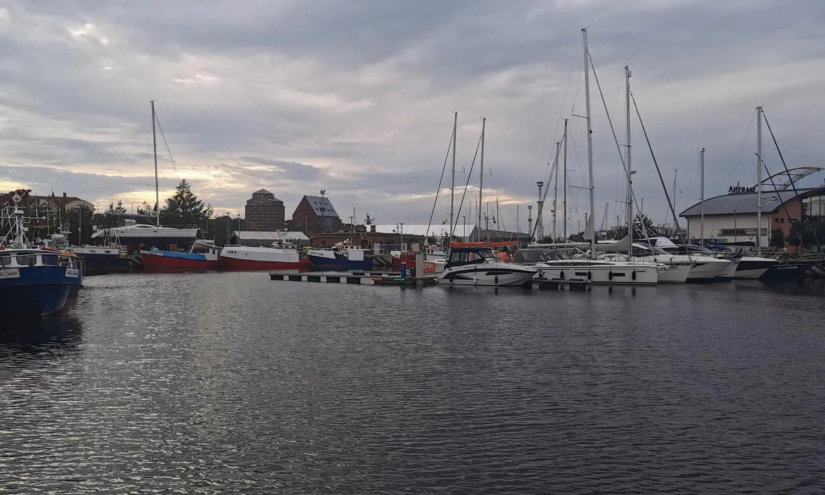 {"base": "pl", "no": "Port Jachtowy Ko\u0142obrzeg Marina Kolberg", "se": "Kolobrzeg Yacht Hamn Marina Kolberg", "en": "Yacht Port Kolobrzeg Marina Kolberg", "da": "Ko\u0142obrzeg Marina Kolberg Havn", "fr": "Port de plaisance de Kolobrzeg Marina Kolberg", "de": "Sporthafen Kolobrzeg <br> Marina Kolberg", "es": "Puerto Deportivo Kolobrzeg <br> Marina Kolberg", "it": "Porto dei Yacht di Ko\u0142obrzeg Marina Kolberg", "pt": "Porto de Iates Ko\u0142obrzeg <br> Marina Kolberg", "nl": "Jachthaven Kolobrzeg Marina Kolberg", "pl": "Port Jachtowy Kolobrzeg Marina Kolberg", "uk": "\u042f\u0445\u0442\u043e\u0432\u0430 \u0413\u0430\u0432\u0430\u043d\u044c \u041a\u043e\u043b\u044c\u043e\u0431\u0436\u0435\u0433 \u041c\u0430\u0440\u0438\u043d\u0430 \u041a\u043e\u043b\u044c\u0431\u0435\u0440\u0433", "ro": "Portul de iahturi Kolobrzeg Marina Kolberg", "tr": "Kolobrzeg Yat Liman\u0131 Marina Kolberg", "el": "\u039c\u03b1\u03c1\u03af\u03bd\u03b1 \u0393\u03b9\u03bf\u03c4 \u039b\u03b9\u03bc\u03ad\u03bd\u03b1\u03c2 Kolobrzeg \u039c\u03b1\u03c1\u03af\u03bd\u03b1 Kolberg", "cs": "P\u0159\u00edstav Jachtov\u00fd Kolobrzeg Marina Kolberg", "hu": "Ko\u0142obrzeg Jachtkik\u00f6t\u0151 Kolberg Marina", "fi": "Kolobrzegin venesatama Marina Kolberg", "bg": "\u042f\u0445\u0442\u0435\u043d\u043e \u043f\u0440\u0438\u0441\u0442\u0430\u043d\u0438\u0449\u0435 \u041a\u043e\u043b\u043e\u0431\u0436\u0435\u0433 <br> \u041c\u0430\u0440\u0438\u043d\u0430 \u041a\u043e\u043b\u0431\u0435\u0440\u0433", "sr": "\u041c\u0430\u0440\u0438\u043d\u0430 \u0408\u0430\u0445\u0442\u043e\u0432\u0430 \u041b\u0443\u043a\u0430 \u041a\u043e\u043b\u043e\u0459\u0431\u0440\u0435\u0433 \u041c\u0430\u0440\u0438\u043d\u0430 \u041a\u043e\u043b\u0431\u0435\u0440\u0433", "et": "Kolobrzegi jahtsadam Marina Kolberg", "lv": "Kolobrzeg jahtu osta\u00a0Marina Kolberg", "lt": "Jacht\u0173 uostas Ko\u0142obrzeg Marina Kolberg"}