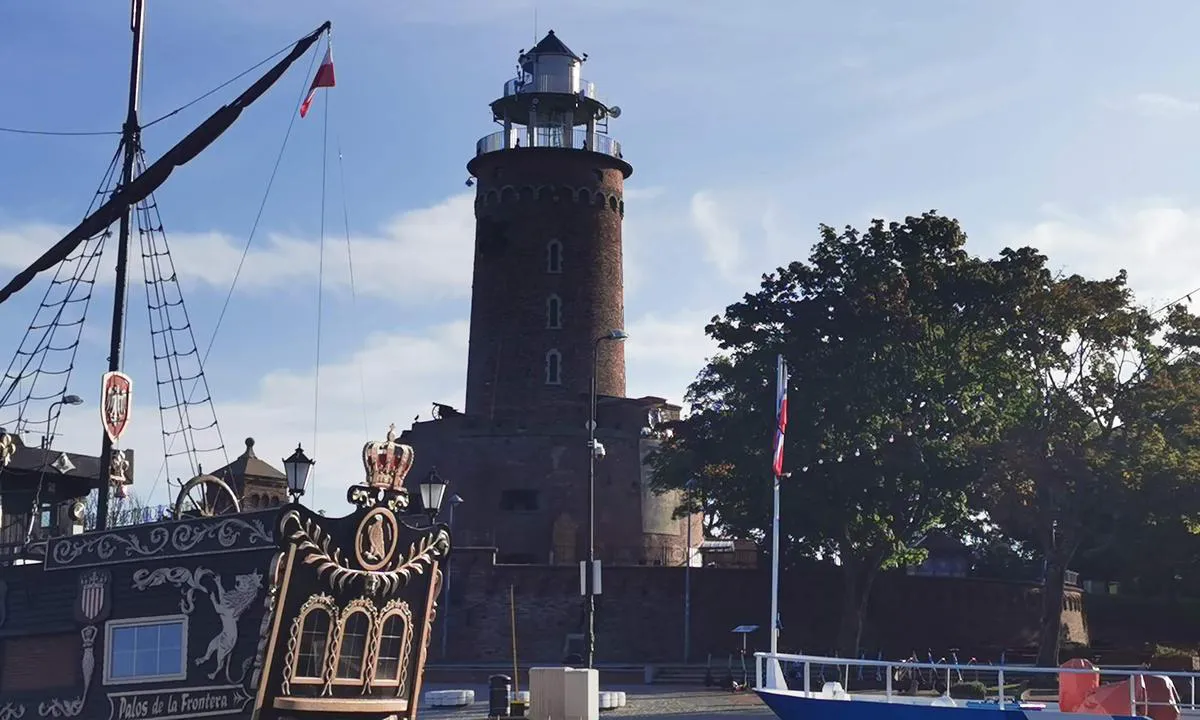 Port Jachtowy Kolobrzeg: {"base": "de", "no": "Fyr ved innseilingen til Kolberg", "se": "Fyr vid inloppet till Kolberg", "en": "Lighthouse at the entrance to Kolberg", "da": "Fyrt\u00e5rn ved indsejlingen til Kolberg", "fr": "Phare \u00e0 l'entr\u00e9e de Kolberg", "de": "Leuchtturm an der Einfahrt nach Kolberg", "es": "Faro en la entrada a Kolberg", "it": "Faro all'ingresso di Kolberg", "pt": "Farol na entrada de Kolberg", "nl": "Vuurtoren bij de ingang van Kolberg", "pl": "Latarnia morska przy wej\u015bciu do Ko\u0142obrzegu", "uk": "\u041c\u0430\u044f\u043a \u043d\u0430 \u0432\u0445\u043e\u0434\u0456 \u0434\u043e \u041a\u043e\u043b\u043e\u0431\u0436\u0435\u0433\u0430", "ro": "Far la intrarea \u00een Kolberg", "tr": "Kolberg Giri\u015finde Fener", "el": "\u03a6\u03ac\u03c1\u03bf\u03c2 \u03c3\u03c4\u03b7\u03bd \u03b5\u03af\u03c3\u03bf\u03b4\u03bf \u03c0\u03c1\u03bf\u03c2 \u039a\u03cc\u03bb\u03bc\u03c0\u03b5\u03c1\u03b3\u03ba", "cs": "Maj\u00e1k u vjezdu do Kolbergu", "hu": "Vil\u00e1g\u00edt\u00f3torony Kolberg bej\u00e1rat\u00e1n\u00e1l", "fi": "Majakka Kolbergin sataman sis\u00e4\u00e4nk\u00e4ynnill\u00e4", "bg": "\u0424\u0430\u0440 \u043f\u0440\u0438 \u0432\u0445\u043e\u0434\u0430 \u043d\u0430 \u041a\u043e\u043b\u0431\u0435\u0440\u0433", "sr": "\u0421\u0432\u0435\u0442\u0438\u043e\u043d\u0438\u043a \u043d\u0430 \u0443\u043b\u0430\u0437\u0443 \u0443 \u041a\u043e\u043b\u0431\u0435\u0440\u0433", "et": "Tuletorn Kolbergi sissep\u00e4\u00e4su juures", "lv": "Kolbergas ieejas b\u0101ka", "lt": "\u0160vyturys prie \u012fplaukimo \u012f Kolberg\u0105"}