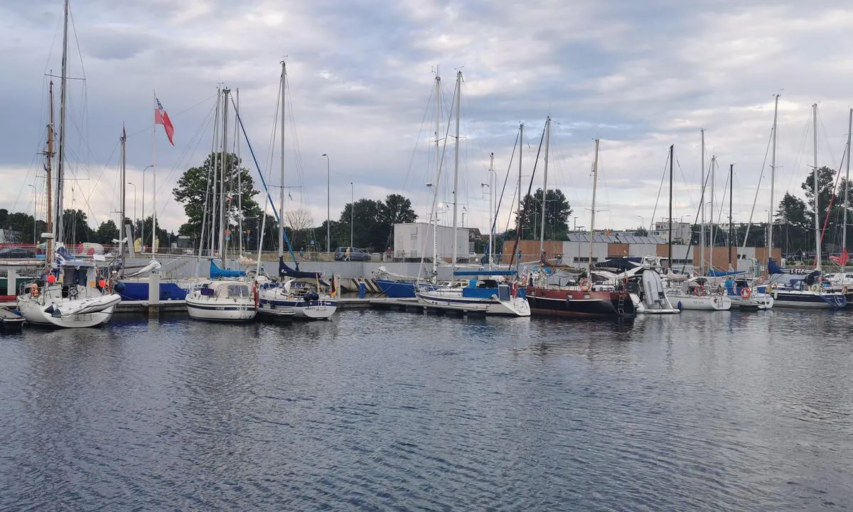 {"base": "pl", "no": "Havnen for fritidsb\u00e5ter i Ko\u0142obrzeg Marina Kolberg", "se": "Kolobrzeg Yachthamn Marina Kolberg", "en": "Yacht Harbour Kolobrzeg Marina Kolberg", "da": "Kolobrzeg Yacht Harbor Marina Kolberg", "fr": "Port de plaisance de Ko\u0142obrzeg <i>Marina Kolberg</i>", "de": "Jachthafen Kolobrzeg Marina Kolberg", "es": "Puerto Deportivo Kolobrzeg Marina Kolberg", "it": "Porto Turistico Kolobrzeg Marina Kolberg", "pt": "Porto de Iates Ko\u0142obrzeg Marina Kolberg", "nl": "Jachthaven Kolobrzeg Marina Kolberg", "pl": "Port Jachtowy Kolobrzeg Marina Kolberg", "uk": "\u041f\u043e\u0440\u0442 \u042f\u0445\u0442\u043e\u0432\u0438\u0439 \u041a\u043e\u043b\u043e\u0431\u0436\u0435\u0433 \u041c\u0430\u0440\u0438\u043d\u0430 \u041a\u043e\u043b\u0431\u0435\u0440\u0433", "ro": "Portul de iahturi Ko\u0142obrzeg Marina Kolberg", "tr": "Kolobrzeg Yat Liman\u0131 Marina Kolberg", "el": "\u039c\u03b1\u03c1\u03af\u03bd\u03b1 \u03a3\u03ba\u03b1\u03c6\u03ce\u03bd \u0391\u03bd\u03b1\u03c8\u03c5\u03c7\u03ae\u03c2 Kolobrzeg \u039c\u03b1\u03c1\u03af\u03bd\u03b1 Kolberg", "cs": "P\u0159\u00edstav Jachtowy Ko\u0142obrzeg Marina Kolberg", "hu": "Kolobrzegi Jachtkik\u00f6t\u0151 Marina Kolberg", "fi": "Kolobrzegin venesatama <br> Marina Kolberg", "bg": "\u042f\u0445\u0442\u0435\u043d\u043e \u043f\u0440\u0438\u0441\u0442\u0430\u043d\u0438\u0449\u0435 \u041a\u043e\u043b\u043e\u0431\u0436\u0435\u0433 <br> \u041c\u0430\u0440\u0438\u043d\u0430 \u041a\u043e\u043b\u0431\u0435\u0440\u0433", "sr": "\u0408\u0430\u0445\u0442 \u043b\u0443\u043a\u0430 \u041a\u043e\u043b\u043e\u0431\u0436\u0435\u0433 \u041c\u0430\u0440\u0438\u043d\u0430 \u041a\u043e\u043b\u0431\u0435\u0440\u0433", "et": "Kolobrzeg Jahisadam Kolberg Marina", "lv": "Kolobrzegha jahtu osta Marina Kolberga", "lt": "Kolobrzego Jacht\u0173 Uostas Marina Kolberg"}