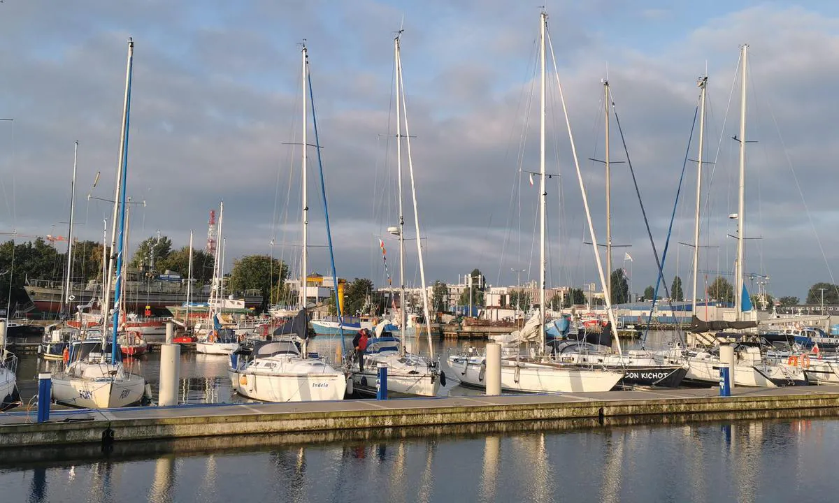 {"base": "pl", "no": "Port Jachtowy Kolobrzeg Marina Kolberg", "se": "Port Jachtowy Kolobrzeg Marina Kolberg", "en": "Kolobrzeg Yacht Harbour Marina Kolberg", "da": "Kolobrzeg Marina Kolberg Yacht Havn", "fr": "Port de plaisance de Ko\u0142obrzeg Marina Kolberg", "de": "Jachthafen Ko\u0142obrzeg Marina Kolberg", "es": "Puerto Deportivo Ko\u0142obrzeg Marina Kolberg", "it": "Porto Turistico di Kolobrzeg Marina Kolberg", "pt": "Porto de Iates Ko\u0142obrzeg Marina Kolberg", "nl": "Jachthaven Kolobrzeg Marina Kolberg", "pl": "Port Jachtowy Kolobrzeg Marina Kolberg", "uk": "\u041f\u043e\u0440\u0442 \u042f\u0445\u0442\u043e\u0432\u0438\u0439 \u041a\u043e\u043b\u043e\u0431\u0436\u0435\u0433 \u041c\u0430\u0440\u0438\u043d\u0430 \u041a\u043e\u043b\u043e\u0431\u0436\u0435\u0433", "ro": "Portul de Iahturi Kolobrzeg Marina Kolberg", "tr": "Kolobrzeg Yat Liman\u0131 Marina Kolberg", "el": "\u039c\u03b1\u03c1\u03af\u03bd\u03b1 \u03a3\u03ba\u03b1\u03c6\u03ce\u03bd \u0391\u03bd\u03b1\u03c8\u03c5\u03c7\u03ae\u03c2 \u039a\u03bf\u03bb\u03cc\u03bc\u03c0\u03c1\u03b6\u03b5\u03b3\u03ba \u039c\u03b1\u03c1\u03af\u03bd\u03b1 \u039a\u03cc\u03bb\u03bc\u03c0\u03b5\u03c1\u03b3\u03ba", "cs": "P\u0159\u00edstav Jachtov\u00fd Kolobrzeg Marina Kolberg", "hu": "Kolobrzeg Jacht Kik\u00f6t\u0151 Marina Kolberg", "fi": "Kolobrzegin Jahtisatama Marina Kolberg", "bg": "\u041f\u0440\u0438\u0441\u0442\u0430\u043d\u0438\u0449\u0435\u0442\u043e \u0437\u0430 \u044f\u0445\u0442\u0438 \u041a\u043e\u043b\u043e\u0431\u0436\u0435\u0433 \u041c\u0430\u0440\u0438\u043d\u0430 \u041a\u043e\u043b\u0431\u0435\u0440\u0433", "sr": "Luka za jahte Ko\u0142obrzeg Marina Kolberg", "et": "Kolobrzegi Jahtsadama Kolobrzeg Marina Kolberg", "lv": "Kolobrzeg jahtu osta, Marina Kolberg", "lt": "Kolobrzego jacht\u0173 prieplauka Marina Kolberg"}