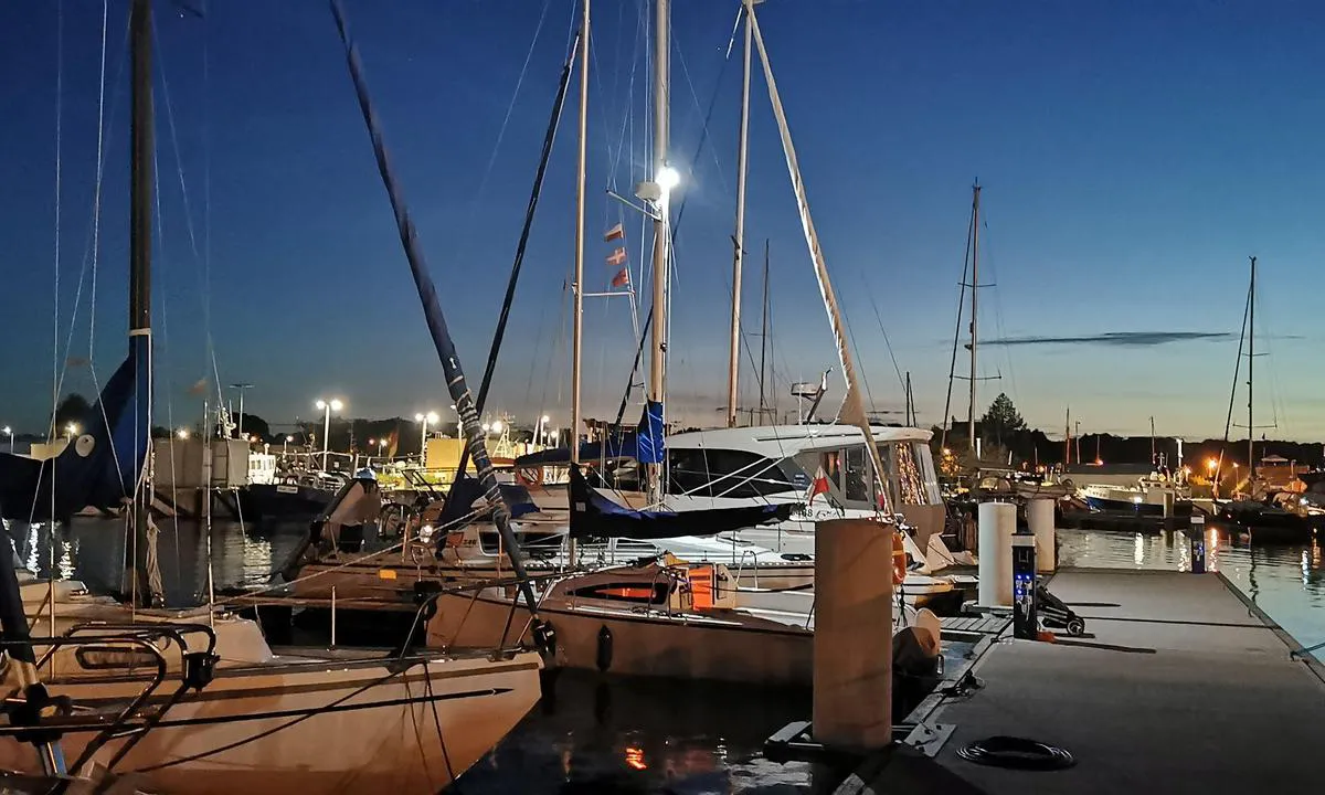 {"base": "pl", "no": "Kolobrzeg Marina Port Kolberg", "se": "Jachtport Kolobrzeg Marina Kolberg", "en": "Yacht Port Kolobrzeg Marina Kolberg", "da": "Kolobrzeg Marina Havn Kolberg", "fr": "Port de plaisance Kolobrzeg Marina Kolberg", "de": "Jachthafen Ko\u0142obrzeg Marina Kolberg", "es": "Puerto Deportivo Kolobrzeg Marina Kolberg", "it": "Porto per yacht Kolobrzeg Marina Kolberg", "pt": "Porto de Iates Kolobrzeg Marina Kolberg", "nl": "Jachthaven Kolobrzeg Marina Kolberg", "pl": "Port Jachtowy Kolobrzeg Marina Kolberg", "uk": "\u041f\u043e\u0440\u0442 \u042f\u0445\u0442\u043e\u0432\u0438\u0439 \u041a\u043e\u043b\u043e\u0431\u0436\u0435\u0433 \u041c\u0430\u0440\u0438\u043d\u0430 \u041a\u043e\u043b\u044c\u0431\u0435\u0440\u0433", "ro": "Marina pentru iahturi Ko\u0142obrzeg Marina Kolberg", "tr": "Kolobrzeg Yat Liman\u0131 Marina Kolberg", "el": "\u039c\u03b1\u03c1\u03af\u03bd\u03b1 Yachting \u039b\u03b9\u03bc\u03b1\u03bd\u03b9\u03bf\u03cd Ko\u0142obrzeg \u039c\u03b1\u03c1\u03af\u03bd\u03b1 Kolberg", "cs": "P\u0159\u00edstavn\u00ed Jachtov\u00e1 Kolobrzeg Marina Kolberg", "hu": "Kolobrzegi Jachtkik\u00f6t\u0151 Marina Kolberg", "fi": "Kolobrzeg Yacht Port Marina Kolberg", "bg": "\u042f\u0445\u0442\u0435\u043d\u043e \u041f\u0440\u0438\u0441\u0442\u0430\u043d\u0438\u0449\u0435 \u041a\u043e\u043b\u043e\u0431\u0436\u0435\u0433<br>\u041c\u0430\u0440\u0438\u043d\u0430 \u041a\u043e\u043b\u0431\u0435\u0440\u0433", "sr": "\u0408\u0430\u0445\u0442\u0438\u043d\u0433 \u043b\u0443\u043a\u0430 \u041a\u043e\u043b\u043e\u0431\u0436\u0435\u0433 \u041c\u0430\u0440\u0438\u043d\u0430 \u041a\u043e\u043b\u0431\u0435\u0440\u0433", "et": "Marina Ko\u0142obrzeg Kolbergi jahtsadamak", "lv": "Jahtu osta Kolobrzeg Marina Kolberg", "lt": "Kolobrzego uosto jacht\u0173 prieplauka Marina Kolberg"}