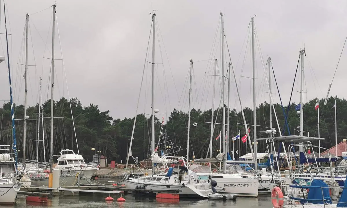 {"base": "pl", "no": "Marina B\u00e5thavn Leba", "se": "Marina Port Jachtowy Leba", "en": "Marina Yacht Port Leba", "da": "Marina Yacht Haven Leba", "fr": "Marina Port de Yacht Leba", "de": "Marina Yachthafen Leba", "es": "Marina Puerto Deportivo Leba", "it": "Marina Porto Yachting Leba", "pt": "Marina Porto de Iates Leba", "nl": "Marina Jachthaven Leba", "pl": "Marina Port Jachtowy Leba", "uk": "\u041c\u0430\u0440\u0438\u043d\u0430 \u041f\u043e\u0440\u0442 \u042f\u0445\u0442\u043e\u0432\u0438\u0439 \u041b\u0435\u0431\u0430", "ro": "Marina Portul de Iahturi Leba", "tr": "Marina Yat Liman\u0131 Leba", "el": "\u039c\u03b1\u03c1\u03af\u03bd\u03b1 \u039b\u03b9\u03bc\u03ac\u03bd\u03b9 \u03a3\u03ba\u03b1\u03c6\u03ce\u03bd \u0391\u03bd\u03b1\u03c8\u03c5\u03c7\u03ae\u03c2 \u039b\u03ad\u03bc\u03c0\u03b1", "cs": "Marina P\u0159\u00edstav jachet Leba", "hu": "Marina Jachtkik\u00f6t\u0151 Leba", "fi": "Marina Satama Jachtisatama Leba", "bg": "\u041c\u0430\u0440\u0438\u043d\u0430 \u042f\u0445\u0442\u0435\u043d\u043e \u043f\u0440\u0438\u0441\u0442\u0430\u043d\u0438\u0449\u0435 \u041b\u0435\u0431\u0430", "sr": "\u041c\u0430\u0440\u0438\u043d\u0430 \u041f\u043e\u0440\u0442 \u0408\u0430\u0445\u0442\u043e\u0432\u0438 \u041b\u0435\u0431\u0430", "et": "Leba Jahtsadama Marina", "lv": "Jahtu osta Leb\u0101", "lt": "Marina Jacht\u0173 Uostas Leba"}