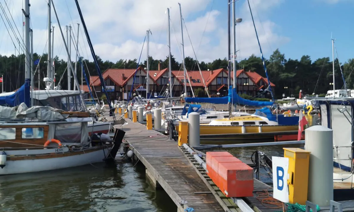 {"base": "pl", "no": "Marina Port Jachtowy \u0141eba", "se": "Marina Hamn Jachtowy Leba", "en": "Marina Yacht Port Leba", "da": "Marina Lystb\u00e5dehavn Leba", "fr": "Marina Port de Plaisance Leba", "de": "Marina Jachthafen Leba", "es": "Marina Puerto Deportivo Leba", "it": "Marina Porto Yachtowy \u0141eba", "pt": "Marina Porto de Iates Leba", "nl": "Jachthaven Marina Port Leba", "pl": "Marina Port Jachtowy Leba", "uk": "\u041c\u0430\u0440\u0438\u043d\u0430 \u041f\u043e\u0440\u0442 \u042f\u0445\u0442\u043e\u0432\u0438\u0439 \u041b\u0435\u0431\u0430", "ro": "Marina Port Jachtowy \u0141eba", "tr": "Marina Portu Yat Liman\u0131 \u0141eba", "el": "\u039c\u03b1\u03c1\u03af\u03bd\u03b1 \u039b\u03b9\u03bc\u03ac\u03bd\u03b9 \u0393\u03b9\u03bf\u03c4 \u039b\u03ad\u03bc\u03c0\u03b1", "cs": "Marina Port Jachtowy \u0141eba", "hu": "Marina Jachtkik\u00f6t\u0151 Leba", "fi": "Marina Satama Jahtisatama Leba", "bg": "\u041c\u0430\u0440\u0438\u043d\u0430 \u042f\u0445\u0442\u0435\u043d\u043e \u041f\u0440\u0438\u0441\u0442\u0430\u043d\u0438\u0449\u0435 \u041b\u0435\u0431\u0430", "sr": "\u041c\u0430\u0440\u0438\u043d\u0430 \u041f\u043e\u0440\u0442 \u0408\u0430\u0445\u0442\u043e\u0432\u0438 \u041b\u0435\u0431\u0430", "et": "Leba Jahtklubi Marina", "lv": "Mar\u012bna Jahtu Osta Leba", "lt": "Marina Jacht\u0173 Uostas Leba"}