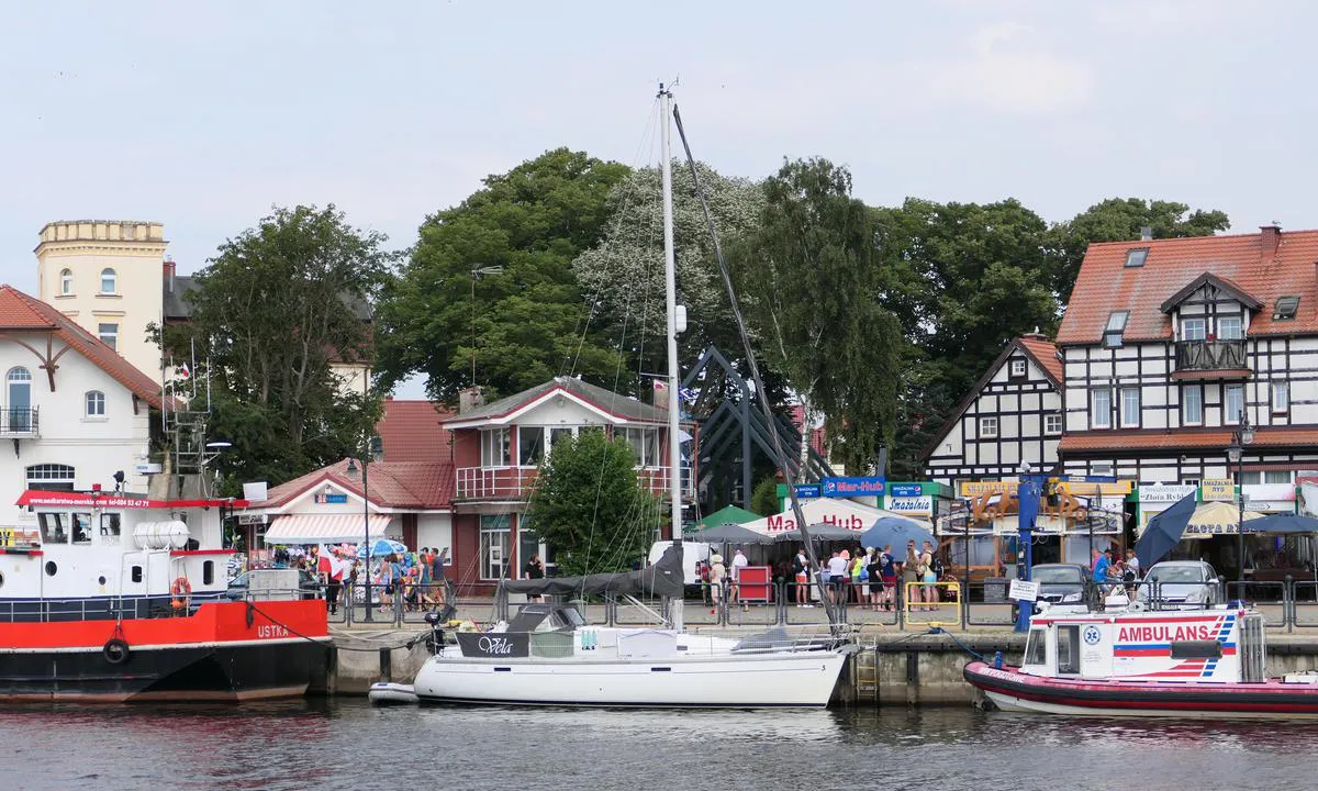Port Jachtowy Ustka: {"base": "en", "no": "havnesjefen tildeler en plass p\u00e5 kaien. Selve marinaen kan ikke ta imot gjester", "se": "hamnkaptenen tilldelar en plats vid kajen. Marinan sj\u00e4lv kan inte ta emot g\u00e4ster", "en": "the harbor master assigns a place on the quay. The marina itself cannot accommodate guests", "da": "havnemesteren tildeler en plads ved kajen. Selve marinaen kan ikke rumme g\u00e6ster"}