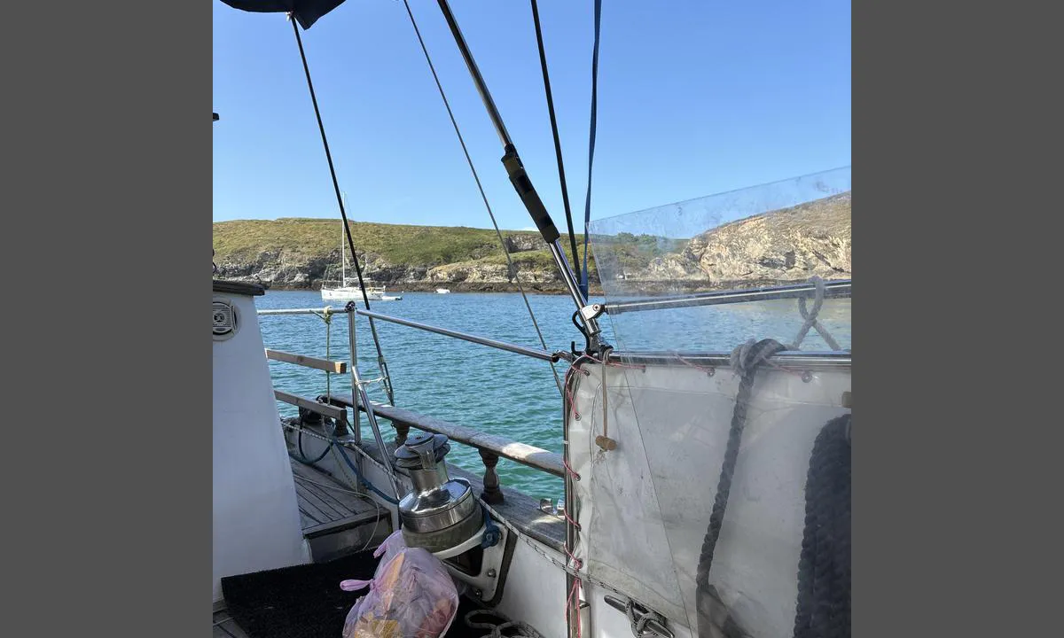 Port Kérel: {"base": "en", "no": "Utsikt fra b\u00e5ten", "se": "Utsikt fr\u00e5n b\u00e5ten", "en": "View from the boat", "da": "Udsigt fra b\u00e5den"}