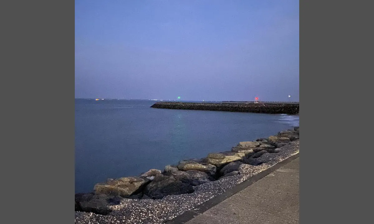 Port Medoc: {"base": "se", "no": "Inn- og utseilingen", "se": "In- och utfarten", "en": "The entrance and exit", "da": "Ind- og udsejlingen", "fr": "Entr\u00e9e et sortie", "de": "Einfahrt und Ausfahrt", "es": "Entrada y salida", "it": "Entrata e uscita", "pt": "Entrada e sa\u00edda", "nl": "In- en uitvaart", "pl": "Wp\u0142yni\u0119cie i wyp\u0142yni\u0119cie", "uk": "\u0412'\u0457\u0437\u0434 \u0442\u0430 \u0432\u0438\u0457\u0437\u0434", "ro": "Intrare \u0219i ie\u0219ire", "tr": "Giri\u015f ve \u00e7\u0131k\u0131\u015f", "el": "\u0395\u03af\u03c3\u03bf\u03b4\u03bf\u03c2 \u03ba\u03b1\u03b9 \u03ad\u03be\u03bf\u03b4\u03bf\u03c2", "cs": "Vstup a v\u00fdstup", "hu": "Be- \u00e9s kihalad\u00e1s", "fi": "Sis\u00e4\u00e4n- ja ulosk\u00e4ynti", "bg": "\u0418\u0437\u043b\u0438\u0437\u0430\u043d\u0435 \u0438 \u0432\u043b\u0438\u0437\u0430\u043d\u0435", "sr": "Ulazak i izlazak", "et": "Sisses\u00f5it ja v\u00e4ljas\u00f5it", "lv": "Iebrauk\u0161ana un izbrauk\u0161ana", "lt": "\u012eplaukimas ir i\u0161plaukimas"}