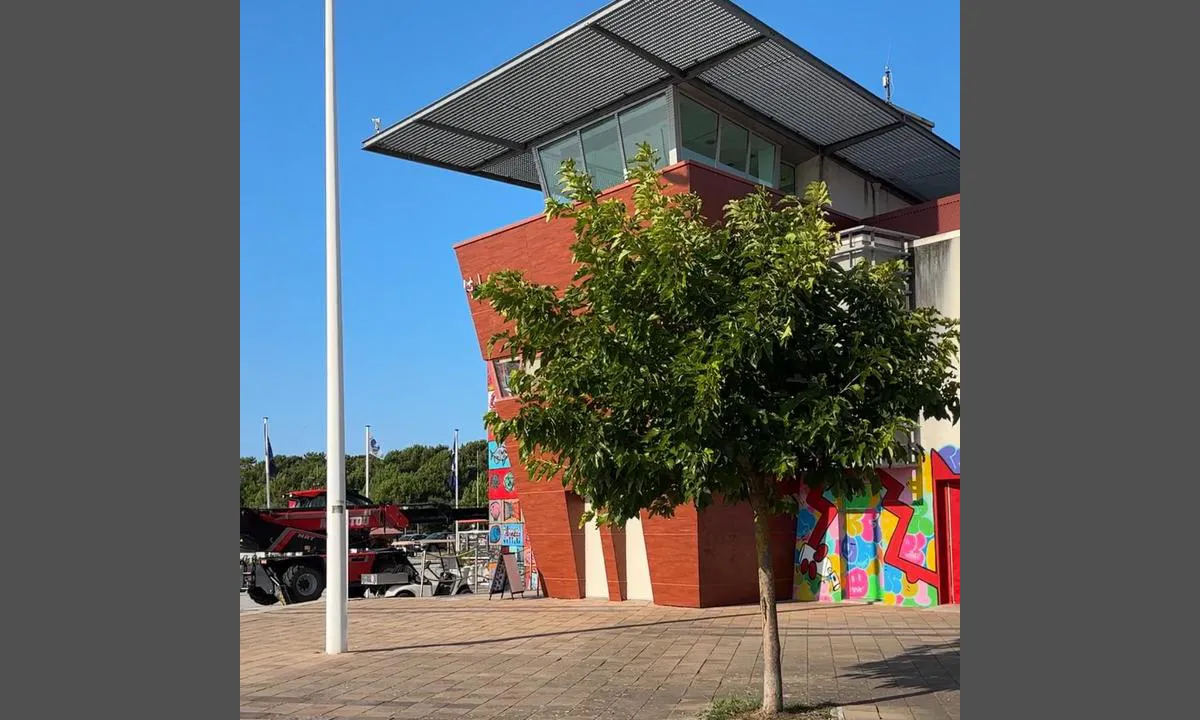 {"base": "se", "no": "Havnekontoret", "se": "Hamnkontoret", "en": "Harbour office", "da": "Havnekontoret", "fr": "Bureau du port", "de": "Hafenb\u00fcro", "es": "Oficina del puerto", "it": "Ufficio del porto", "pt": "Escrit\u00f3rio do Porto", "nl": "Havenkantoor", "pl": "Biuro portowe", "uk": "\u0413\u0430\u0432\u0430\u043d\u044c\u0441\u044c\u043a\u0435 \u0431\u044e\u0440\u043e", "ro": "Biroul portului", "tr": "Liman ofisi", "el": "\u039b\u03b9\u03bc\u03b5\u03bd\u03b9\u03ba\u03cc \u03b3\u03c1\u03b1\u03c6\u03b5\u03af\u03bf", "cs": "P\u0159\u00edstavn\u00ed \u00fa\u0159ad", "hu": "Kik\u00f6t\u0151i iroda", "fi": "Satamakonttori", "bg": "\u041f\u0440\u0438\u0441\u0442\u0430\u043d\u0438\u0449\u043d\u0430 \u0441\u043b\u0443\u0436\u0431\u0430", "sr": "\u041b\u0443\u043a\u0430\u0446\u043a\u0430 \u043a\u0430\u043d\u0446\u0435\u043b\u0430\u0440\u0438\u0458\u0430", "et": "Sadamab\u00fcroo", "lv": "Ostas birojs", "lt": "Uosto biuras"}