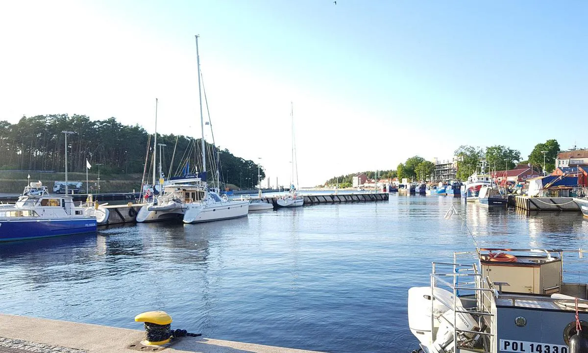 Port Mrzeżyno: {"base": "no", "no": "Fin havn, opplevde litt sm\u00e5 swell, men uproblematisk. Ble fors\u00f8kt lagt p\u00e5 utsiden mot elva hvor det var mer urolig, men etter \u00e5 ha insistert, ble vi tillatt \u00e5 ligge p\u00e5 innsiden.", "se": "Fin hamn, upplevde lite sm\u00e5 svall, men problemfritt. F\u00f6rs\u00f6kte l\u00e4gga oss p\u00e5 utsidan mot \u00e4lven d\u00e4r det var mer oroligt, men efter att ha insisterat fick vi ligga p\u00e5 insidan.", "en": "Nice harbor, experienced a slight swell, but no problems. Tried to dock on the outside towards the river where it was more turbulent, but after insisting, we were allowed to dock on the inside.", "da": "Fin havn, oplevede lidt sm\u00e5 b\u00f8lger, men uproblematisk. Blev fors\u00f8gt lagt p\u00e5 ydersiden mod floden hvor det var mere uroligt, men efter at have insisteret, blev vi tilladt at ligge p\u00e5 indersiden."}