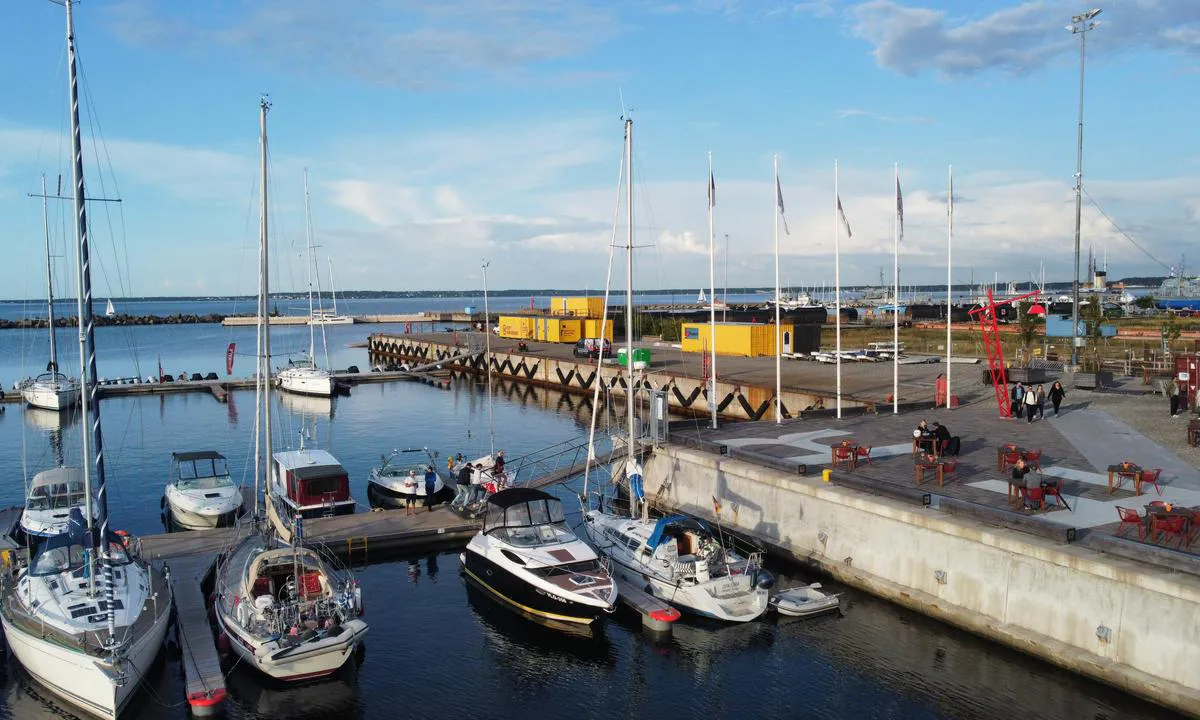 {"base": "de", "no": "2021 Port Noblessner Tallinn3 Behagelig marina, ikke helt ferdig enn\u00e5, men alt er der. Sanit\u00e6ranlegg til og med med sauna +i containeren. Byens gamleby 10 minutter til fots", "se": "2021 Port Noblessner Tallinn3 Trevlig marina som \u00e4nnu inte \u00e4r helt f\u00e4rdig men allt finns d\u00e4r. Sanit\u00e4ra anl\u00e4ggningar \u00e4ven med bastu + i container. Stadens gamla stadsdel 10 minuter till fots", "en": "2021 Port Noblessner Tallinn3 Pleasant marina not completely finished but everything is there. Sanitary facilities even with sauna +in the container. City old town 10 minutes on foot.", "da": "2021 Port Noblessner Tallinn3 Behagelig marina endnu ikke helt f\u00e6rdig men alt der. Sanit\u00e6re anl\u00e6g endda med sauna +i container. Byens gamle bydel 10 minutter til fods", "fr": "2021 Port Noblessner Tallinn3 Marina agr\u00e9able pas encore tout \u00e0 fait termin\u00e9e mais tout est l\u00e0. Installations sanitaires avec sauna +dans le conteneur. Centre historique 10 minutes \u00e0 pied", "de": "2021 Port Noblessner Tallinn3 Angenehme Marina noch nicht ganz fertig aber alles da. Sanit\u00e4ranlagen sogar mit Sauna +im Container. City Altstadt 10 Minuten zu Fu\u00df", "es": "2021 Puerto Noblessner Tallin3 Marina agradable a\u00fan no completamente terminada pero todo presente. Instalaciones sanitarias incluso con sauna +en contenedor. Ciudad casco antiguo a 10 minutos andando", "it": "Marina Noblessner Tallinn 2021<br>Marina piacevole non ancora completamente finita ma con tutto l'occorrente. Impianti sanitari addirittura con sauna +in container. Citt\u00e0, citt\u00e0 vecchia a 10 minuti a piedi", "pt": "2021 Porto Noblessner Tallinn3 Marina agrad\u00e1vel ainda n\u00e3o completamente terminada, mas com tudo dispon\u00edvel. Instala\u00e7\u00f5es sanit\u00e1rias at\u00e9 com sauna + no cont\u00eainer. Cidade velha a 10 minutos a p\u00e9", "nl": "2021 Port Noblessner Tallinn3 Aangename jachthaven, nog niet helemaal klaar maar alles is aanwezig. Sanitair zelfs met sauna +in de container. Stadscentrum Oude Stad op 10 minuten lopen.", "pl": "Przyjemna marina, jeszcze nie ca\u0142kowicie uko\u0144czona, ale wszystko tutaj jest. Urz\u0105dzenia sanitarne nawet z saun\u0105 + w kontenerze. Stare Miasto 10 minut pieszo", "uk": "2021 \u041f\u043e\u0440\u0442 \u041d\u043e\u0431\u043b\u0435\u0441\u0441\u043d\u0435\u0440 \u0422\u0430\u043b\u043b\u0456\u043d\u043d3 \u041f\u0440\u0438\u0454\u043c\u043d\u0430 \u043c\u0430\u0440\u0438\u043d\u0430 \u0449\u0435 \u043d\u0435 \u0437\u043e\u0432\u0441\u0456\u043c \u0437\u0430\u0432\u0435\u0440\u0448\u0435\u043d\u0430, \u0430\u043b\u0435 \u0432\u0441\u0435 \u043d\u0435\u043e\u0431\u0445\u0456\u0434\u043d\u0435 \u0454. \u0421\u0430\u043d\u0456\u0442\u0430\u0440\u043d\u0456 \u043f\u0440\u0438\u043c\u0456\u0449\u0435\u043d\u043d\u044f \u043d\u0430\u0432\u0456\u0442\u044c \u0437 \u0441\u0430\u0443\u043d\u043e\u044e + \u0432 \u043a\u043e\u043d\u0442\u0435\u0439\u043d\u0435\u0440\u0456. \u0421\u0442\u0430\u0440\u0430 \u0447\u0430\u0441\u0442\u0438\u043d\u0430 \u043c\u0456\u0441\u0442\u0430 10 \u0445\u0432\u0438\u043b\u0438\u043d \u043f\u0456\u0448\u043a\u0438", "ro": "2021 Port Noblessner Tallinn3 Marin\u0103 pl\u0103cut\u0103, \u00eenc\u0103 nu complet finalizat\u0103, dar totul este acolo. Instala\u021bii sanitare chiar \u0219i cu saun\u0103 + \u00een container. Centrul ora\u0219ului vechi la 10 minute de mers pe jos", "tr": "2021 Port Noblessner Tallinn3 Hen\u00fcz tamamen bitmemi\u015f ama her \u015feyin mevcut oldu\u011fu ho\u015f bir marina. Konteynerde bulunan sauna + s\u0131hhi tesisat. \u015eehir merkezi (Eski \u015eehir) y\u00fcr\u00fcyerek 10 dakika", "el": "2021 \u039b\u03b9\u03bc\u03ac\u03bd\u03b9 Noblessner Tallinn3 \u0395\u03c5\u03c7\u03ac\u03c1\u03b9\u03c3\u03c4\u03b7 \u03bc\u03b1\u03c1\u03af\u03bd\u03b1, \u03b1\u03ba\u03cc\u03bc\u03b1 \u03b4\u03b5\u03bd \u03ad\u03c7\u03b5\u03b9 \u03bf\u03bb\u03bf\u03ba\u03bb\u03b7\u03c1\u03c9\u03b8\u03b5\u03af \u03c0\u03bb\u03ae\u03c1\u03c9\u03c2, \u03b1\u03bb\u03bb\u03ac \u03b4\u03b9\u03b1\u03b8\u03ad\u03c4\u03b5\u03b9 \u03c4\u03b1 \u03c0\u03ac\u03bd\u03c4\u03b1. \u039f\u03b9 \u03c5\u03b3\u03b5\u03b9\u03bf\u03bd\u03bf\u03bc\u03b9\u03ba\u03ad\u03c2 \u03b5\u03b3\u03ba\u03b1\u03c4\u03b1\u03c3\u03c4\u03ac\u03c3\u03b5\u03b9\u03c2 \u03c0\u03b5\u03c1\u03b9\u03bb\u03b1\u03bc\u03b2\u03ac\u03bd\u03bf\u03c5\u03bd \u03b1\u03ba\u03cc\u03bc\u03b7 \u03ba\u03b1\u03b9 \u03c3\u03ac\u03bf\u03c5\u03bd\u03b1 +\u03c3\u03b5 \u03ba\u03bf\u03bd\u03c4\u03ad\u03b9\u03bd\u03b5\u03c1. \u03a4\u03bf \u03b9\u03c3\u03c4\u03bf\u03c1\u03b9\u03ba\u03cc \u03ba\u03ad\u03bd\u03c4\u03c1\u03bf \u03c4\u03b7\u03c2 \u03c0\u03cc\u03bb\u03b7\u03c2 \u03b5\u03af\u03bd\u03b1\u03b9 10 \u03bb\u03b5\u03c0\u03c4\u03ac \u03bc\u03b5 \u03c4\u03b1 \u03c0\u03cc\u03b4\u03b9\u03b1.", "cs": "2021 P\u0159\u00edstav Noblessner Tallinn3 P\u0159\u00edjemn\u00e1 marina je\u0161t\u011b nen\u00ed \u00fapln\u011b dokon\u010den\u00e1, ale v\u0161e je k dispozici. Sanit\u00e1rn\u00ed za\u0159\u00edzen\u00ed dokonce se saunou + v kontejneru. M\u011bsto Star\u00e9 M\u011bsto 10 minut p\u011b\u0161ky", "hu": "2021 Port Noblessner Tallinn3 Kellemes kik\u00f6t\u0151, amely m\u00e9g nincs teljesen k\u00e9sz, de minden megtal\u00e1lhat\u00f3 itt. Szaniterek m\u00e9g szaun\u00e1val is +kont\u00e9nerben. \u00d3v\u00e1ros 10 perc gyalog.", "fi": "2021 Portti Noblessner Tallinna3 Mukava marina, ei viel\u00e4 aivan valmis, mutta kaikki tarvittava l\u00f6ytyi. Saniteettitilat jopa saunan kanssa +kontissa. Kaupungin vanhakaupunki 10 minuutin k\u00e4velymatkan p\u00e4\u00e4ss\u00e4", "bg": "2021 \u041f\u043e\u0440\u0442 \u041d\u043e\u0431\u043b\u0435\u0441\u043d\u0435\u0440 \u0422\u0430\u043b\u0438\u043d3 \u041f\u0440\u0438\u044f\u0442\u043d\u043e \u043f\u0440\u0438\u0441\u0442\u0430\u043d\u0438\u0449\u0435, \u0432\u0441\u0435 \u043e\u0449\u0435 \u043d\u0435 \u0435 \u043d\u0430\u043f\u044a\u043b\u043d\u043e \u0433\u043e\u0442\u043e\u0432\u043e, \u043d\u043e \u0432\u0441\u0438\u0447\u043a\u043e \u0435 \u043d\u0430\u043b\u0438\u0446\u0435. \u0421\u0430\u043d\u0438\u0442\u0430\u0440\u043d\u0438 \u0441\u044a\u043e\u0440\u044a\u0436\u0435\u043d\u0438\u044f \u0434\u043e\u0440\u0438 \u0441\u044a\u0441 \u0441\u0430\u0443\u043d\u0430 + \u0432 \u043a\u043e\u043d\u0442\u0435\u0439\u043d\u0435\u0440. \u0421\u0442\u0430\u0440\u0438\u044f\u0442 \u0433\u0440\u0430\u0434 \u043d\u0430 \u0433\u0440\u0430\u0434\u0430 \u043d\u0430 10 \u043c\u0438\u043d\u0443\u0442\u0438 \u043f\u0435\u0448\u0430.", "sr": "2021 Luka Noblessner Tallinn3 Prijatna marina jo\u0161 uvek nije potpuno zavr\u0161ena, ali je sve na svom mestu. Sanitarni \u010dvor \u010dak sa saunom + u kontejneru. Gradski stari grad 10 minuta hoda.", "et": "2021 Port Noblessner Tallinn3 M\u00f5nus jahisadam, veel mitte t\u00e4iesti valmis, kuid k\u00f5ik vajalik on olemas. Sanitaarseadmed isegi saunaga +konteineris. Vanalinn on 10 minuti jalutusk\u00e4igu kaugusel.", "lv": "2021. gada osta Noblessner Tallina<br> Pat\u012bkama jahtu osta, v\u0113l ne piln\u012bb\u0101 pabeigta, bet viss nepiecie\u0161amais ir pieejams. Sanit\u0101rie mezgli pat ar saunu + konteiner\u0101. Pils\u0113tas vecpils\u0113ta 10 min\u016b\u0161u g\u0101jiena att\u0101lum\u0101.", "lt": "2021 Noblessner uostas Talinas3 Malonus uostas, dar ne visai baigtas, bet viskas yra. Sanitarin\u0117s patalpos net su sauna +konteineryje. Miesto senamiestis 10 minu\u010di\u0173 p\u0117s\u010diomis"}