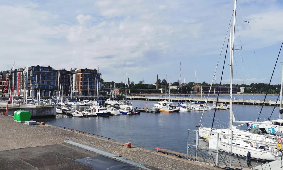 {"base": "de", "no": "2021 Port Noblessner Tallinn3 Behagelig marina, men enn\u00e5 ikke helt ferdig, men alt er der. Sanit\u00e6ranlegg til og med med badstue + i container. Gamlebyen 10 minutters gange.", "se": "2021 Hamn Noblessner Tallinn3 Trevlig marina \u00e4nnu inte helt f\u00e4rdig men allt finns d\u00e4r. Sanitetsanl\u00e4ggningar till och med med bastu + i container. City Gamla stan 10 minuter till fots", "en": "2021 Port Noblessner Tallinn3 Pleasant marina, not quite finished yet but everything is available. Sanitary facilities even with sauna + in container. City Old Town 10 minutes on foot", "da": "2021 Port Noblessner Tallinn3 Behagelig marina endnu ikke helt f\u00e6rdig, men alt er der. Sanit\u00e6ranl\u00e6g endda med sauna +i container. Byens gamle bydel 10 minutter til fods", "fr": "2021 Port Noblessner Tallinn3 Marina agr\u00e9able mais encore inachev\u00e9e, cependant tout est l\u00e0. Installations sanitaires m\u00eame avec sauna + dans le conteneur. Vieille ville \u00e0 10 minutes \u00e0 pied", "de": "2021 Port Noblessner Tallinn3 Angenehme Marina noch nicht ganz fertig aber alles da. Sanit\u00e4ranlagen sogar mit Sauna +im Container. City Altstadt 10 Minuten zu Fu\u00df", "es": "2021 Puerto Noblessner Tallin3 Una agradable marina a\u00fan no completamente terminada pero con todo lo necesario. Instalaciones sanitarias incluso con sauna +en un contenedor. Ciudad vieja a 10 minutos caminando", "it": "2021 Port Noblessner Tallinn3 Piacevole marina ancora non del tutto completata, ma con tutto il necessario. Impianti sanitari persino con sauna + nel container. Citt\u00e0 di Altstadt a 10 minuti a piedi", "pt": "2021 Port Noblessner Tallinn3 Marina agrad\u00e1vel ainda n\u00e3o completamente terminada, mas tudo est\u00e1 l\u00e1. Instala\u00e7\u00f5es sanit\u00e1rias at\u00e9 com sauna +no cont\u00eainer. Cidade velha a 10 minutos a p\u00e9", "nl": "2021 Port Noblessner Tallinn3 Aangename jachthaven, nog niet helemaal af, maar alles is aanwezig. Sanitairfaciliteiten zelfs met sauna + in de container. Stadscentrum Oude Stad 10 minuten te voet", "pl": "2021 Port Noblessner Tallin3 Przyjemna marina, jeszcze nie ca\u0142kowicie gotowa, ale wszystko jest. Sanitariaty nawet z saun\u0105 +w kontenerze. Stare Miasto 10 minut pieszo.", "uk": "2021 \u041f\u043e\u0440\u0442 \u041d\u043e\u0431\u043b\u0435\u0441\u0441\u043d\u0435\u0440 \u0422\u0430\u043b\u043b\u0456\u043d\u043d3 \u041f\u0440\u0438\u0454\u043c\u043d\u0430 \u043c\u0430\u0440\u0438\u043d\u0430 \u0449\u0435 \u043d\u0435 \u0437\u043e\u0432\u0441\u0456\u043c \u0437\u0430\u0432\u0435\u0440\u0448\u0435\u043d\u0430, \u0430\u043b\u0435 \u0432\u0441\u0435 \u043d\u0435\u043e\u0431\u0445\u0456\u0434\u043d\u0435 \u0454. \u0421\u0430\u043d\u0456\u0442\u0430\u0440\u043d\u0456 \u0443\u043c\u043e\u0432\u0438 \u043d\u0430\u0432\u0456\u0442\u044c \u0437 \u0441\u0430\u0443\u043d\u043e\u044e + \u0432 \u043a\u043e\u043d\u0442\u0435\u0439\u043d\u0435\u0440\u0456. \u0421\u0442\u0430\u0440\u0435 \u043c\u0456\u0441\u0442\u043e 10 \u0445\u0432\u0438\u043b\u0438\u043d \u043f\u0456\u0448\u043a\u0438", "ro": "2021 Port Noblessner Tallinn3 Marin\u0103 pl\u0103cut\u0103, \u00eenc\u0103 nu este complet terminat\u0103, dar exist\u0103 tot ce este necesar. Facilit\u0103\u021bi sanitare chiar \u0219i cu saun\u0103 + \u00een container. Ora\u0219ul vechi la 10 minute de mers pe jos.", "tr": "2021 Port Noblessner Tallinn3 Hen\u00fcz tamamen bitmemi\u015f ama her \u015fey mevcut ho\u015f bir marina. Hijyen tesisleri hatta konteynerde sauna +. \u015eehir Eski \u015eehir'e y\u00fcr\u00fcyerek 10 dakika", "el": "2021 \u039b\u03b9\u03bc\u03ac\u03bd\u03b9 Noblessner Tallinn3 \u0395\u03c5\u03c7\u03ac\u03c1\u03b9\u03c3\u03c4\u03b7 \u03bc\u03b1\u03c1\u03af\u03bd\u03b1, \u03cc\u03c7\u03b9 \u03b1\u03ba\u03cc\u03bc\u03b1 \u03b5\u03bd\u03c4\u03b5\u03bb\u03ce\u03c2 \u03ad\u03c4\u03bf\u03b9\u03bc\u03b7 \u03b1\u03bb\u03bb\u03ac \u03ad\u03c7\u03b5\u03b9 \u03c4\u03b1 \u03c0\u03ac\u03bd\u03c4\u03b1. \u03a5\u03b3\u03b5\u03b9\u03bf\u03bd\u03bf\u03bc\u03b9\u03ba\u03ad\u03c2 \u03b5\u03b3\u03ba\u03b1\u03c4\u03b1\u03c3\u03c4\u03ac\u03c3\u03b5\u03b9\u03c2 \u03b1\u03ba\u03cc\u03bc\u03b7 \u03ba\u03b1\u03b9 \u03bc\u03b5 \u03c3\u03ac\u03bf\u03c5\u03bd\u03b1 +\u03c3\u03b5 \u03ba\u03bf\u03bd\u03c4\u03ad\u03b9\u03bd\u03b5\u03c1. \u0397 \u03a0\u03b1\u03bb\u03b9\u03ac \u03a0\u03cc\u03bb\u03b7 \u03c4\u03b7\u03c2 \u03c0\u03cc\u03bb\u03b7\u03c2 \u03b1\u03c0\u03ad\u03c7\u03b5\u03b9 10 \u03bb\u03b5\u03c0\u03c4\u03ac \u03bc\u03b5 \u03c4\u03b1 \u03c0\u03cc\u03b4\u03b9\u03b1.", "cs": "2021 P\u0159\u00edstav Noblessner Tallinn3 P\u0159\u00edjemn\u00e1 marina, je\u0161t\u011b nen\u00ed \u00fapln\u011b hotov\u00e1, ale v\u0161echno je zde. Sanit\u00e1rn\u00ed za\u0159\u00edzen\u00ed dokonce se saunou +v kontejneru. Star\u00e9 m\u011bsto 10 minut p\u011b\u0161ky", "hu": "2021 Port Noblessner Tallinn3 Kellemes Marina, m\u00e9g nem teljesen k\u00e9sz, de minden megvan. Szaniter l\u00e9tes\u00edtm\u00e9nyek szaun\u00e1val is kont\u00e9nerben. V\u00e1rosk\u00f6zpont \u00d3v\u00e1ros 10 perc s\u00e9t\u00e1ra", "fi": "2021 Port Noblessner Tallinna3 Mukava venesatama, ei viel\u00e4 aivan valmis mutta kaikki l\u00f6ytyy. Saniteettitilat, jopa sauna, kontissa. Kaupungin vanhakaupunki 10 minuutin k\u00e4velymatkan p\u00e4\u00e4ss\u00e4", "bg": "2021 \u041f\u043e\u0440\u0442 \u041d\u043e\u0431\u043b\u0435\u0441\u043d\u0435\u0440 \u0422\u0430\u043b\u0438\u043d3 \u041f\u0440\u0438\u044f\u0442\u043d\u043e \u043f\u0440\u0438\u0441\u0442\u0430\u043d\u0438\u0449\u0435, \u0432\u0441\u0435 \u043e\u0449\u0435 \u043d\u0435 \u0435 \u043d\u0430\u043f\u044a\u043b\u043d\u043e \u0437\u0430\u0432\u044a\u0440\u0448\u0435\u043d\u043e, \u043d\u043e \u0432\u0441\u0438\u0447\u043a\u043e \u0435 \u043d\u0430\u043b\u0438\u0446\u0435. \u0421\u0430\u043d\u0438\u0442\u0430\u0440\u043d\u0438 \u043f\u043e\u043c\u0435\u0449\u0435\u043d\u0438\u044f \u0434\u043e\u0440\u0438 \u0441\u044a\u0441 \u0441\u0430\u0443\u043d\u0430 + \u0432 \u043a\u043e\u043d\u0442\u0435\u0439\u043d\u0435\u0440. \u0426\u0438\u0442\u0430\u0434\u0435\u043b\u0430\u0442\u0430 \u043d\u0430 \u0441\u0442\u0430\u0440\u0430\u0442\u0430 \u0447\u0430\u0441\u0442 \u043d\u0430 \u0433\u0440\u0430\u0434\u0430 \u0435 \u043d\u0430 10 \u043c\u0438\u043d\u0443\u0442\u0438 \u043f\u0435\u0448\u0430.", "sr": "2021 Luka Noblessner Tallinn3 Prijatna marina jo\u0161 nije potpuno zavr\u0161ena, ali ima sve \u0161to je potrebno. Sanitarni \u010dvor \u010dak sa saunom +u kontejneru. Gradski Stari grad 10 minuta pe\u0161ice", "et": "2021 Noblessneri Jahisadam Tallinn3 M\u00f5nus sadam, veel veidi ehitusj\u00e4rgus, kuid k\u00f5ik vajalik olemas. Sanitaarruumid isegi saunaga +konteineris. Vanalinn 10 minuti jalutusk\u00e4igu kaugusel", "lv": "2021 Port Noblessner Tallina3 Pat\u012bkama osta, kas v\u0113l nav piln\u012bb\u0101 pabeigta, bet viss ir pieejams. Sanit\u0101r\u0101s telpas pat ar saunu + konteiner\u0101. Pils\u0113tas vecpils\u0113ta ir 10 min\u016b\u0161u g\u0101jiena att\u0101lum\u0101", "lt": "2021 Port Noblessner Talinas3 Maloni marina, dar nevisi\u0161kai baigta, bet yra viskas, ko reikia. Sanitarin\u0117s patalpos net su sauna +konteineryje. Miesto senamiestis 10 minu\u010di\u0173 p\u0117s\u010diomis"}