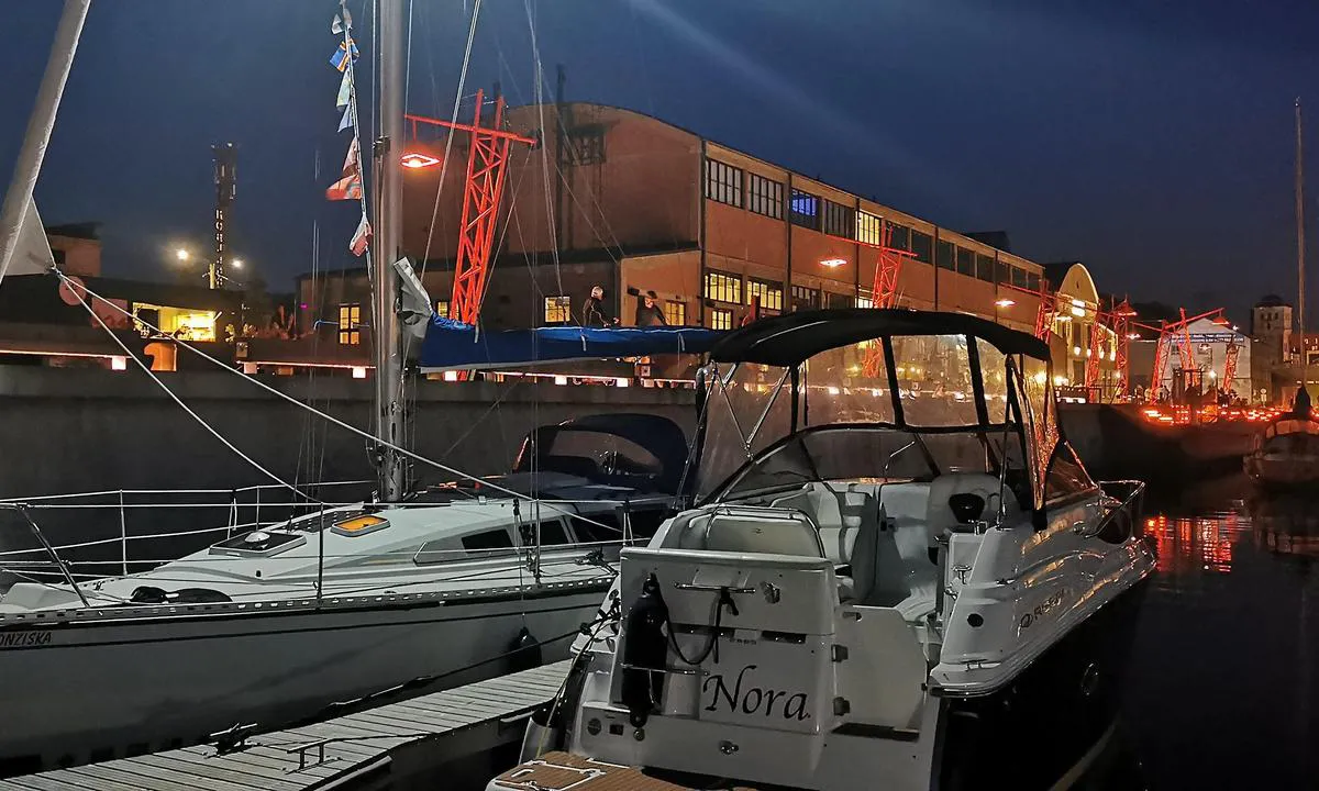 {"base": "de", "no": "<p>2021 Port Noblessner Tallinn3</p> <p>Trivelig marina, ikke helt ferdig, men alt er p\u00e5 plass. Sanit\u00e6ranlegg med til og med badstue + i containeren. Byens gamleby er 10 minutters gange unna.</p>", "se": "2021 Port Noblessner Tallinn3 Trevlig marina \u00e4nnu inte helt f\u00e4rdig men allt finns d\u00e4r. Sanit\u00e4ra anl\u00e4ggningar till och med med bastu + i container. Stadens gamla stad 10 minuter till fots", "en": "2021 Port Noblessner Tallinn3 Pleasant marina not yet completely finished but everything is there. Sanitary facilities even with sauna +in container. City Old Town 10 minutes on foot", "da": "2021 Port Noblessner Tallinn3 Behagelig marina, endnu ikke helt f\u00e6rdig men alt er der. Sanit\u00e6re faciliteter endda med sauna +i container. Byens gamle bydel 10 minutter til fods.", "fr": "2021 Port Noblessner Tallinn3 Agr\u00e9able marina, pas encore enti\u00e8rement termin\u00e9e mais tout y est. Installations sanitaires m\u00eame avec sauna +dans le container. Vieille ville 10 minutes \u00e0 pied", "de": "2021 Port Noblessner Tallinn3 Angenehme Marina noch nicht ganz fertig aber alles da. Sanit\u00e4ranlagen sogar mit Sauna +im Container. City Altstadt 10 Minuten zu Fu\u00df", "es": "2021 Puerto Noblessner Tallin3 Agradable marina a\u00fan no completamente terminado, pero todo est\u00e1 all\u00ed. Instalaciones sanitarias incluso con sauna +en contenedor. Ciudad casco antiguo a 10 minutos a pie.", "it": "2021 Porto Noblessner Tallinn3 Marina accogliente, non ancora del tutto completa ma con tutto disponibile. Impianti sanitari anche con sauna + nel container. Centro storico della citt\u00e0 a 10 minuti a piedi", "pt": "Marina Noblessner Tallinn 2021<br>Marina agrad\u00e1vel ainda n\u00e3o completamente terminada, mas com tudo dispon\u00edvel. <br>Instala\u00e7\u00f5es sanit\u00e1rias at\u00e9 com sauna + no cont\u00eainer.<br>Cidade Velha a 10 minutos a p\u00e9", "nl": "2021 Haven Noblessner Tallinn3 Aangename jachthaven nog niet helemaal klaar maar alles aanwezig. Sanitaire voorzieningen zelfs met sauna +in container. Stadscentrum oude stad 10 minuten te voet", "pl": "2021 Port Noblessner Tallinn3 Przyjemna marina, jeszcze nie ca\u0142kowicie uko\u0144czona, ale wszystko jest. Obiekty sanitarne nawet z saun\u0105 +w kontenerze. Stare Miasto oddalone o 10 minut pieszo", "uk": "2021 \u041f\u043e\u0440\u0442 \u041d\u043e\u0431\u043b\u0435\u0441\u0441\u043d\u0435\u0440 \u0422\u0430\u043b\u043b\u0456\u043d\u043d3 \u041f\u0440\u0438\u0454\u043c\u043d\u0430 \u043c\u0430\u0440\u0438\u043d\u0430, \u0449\u0435 \u043d\u0435 \u0437\u043e\u0432\u0441\u0456\u043c \u0437\u0430\u0432\u0435\u0440\u0448\u0435\u043d\u0430, \u0430\u043b\u0435 \u043c\u0430\u0454 \u0432\u0441\u0435 \u043d\u0435\u043e\u0431\u0445\u0456\u0434\u043d\u0435. \u0421\u0430\u043d\u0456\u0442\u0430\u0440\u043d\u0456 \u043f\u0440\u0438\u043c\u0456\u0449\u0435\u043d\u043d\u044f, \u043d\u0430\u0432\u0456\u0442\u044c \u0437 \u0441\u0430\u0443\u043d\u043e\u044e + \u0432 \u043a\u043e\u043d\u0442\u0435\u0439\u043d\u0435\u0440\u0456. \u041c\u0456\u0441\u044c\u043a\u0430 \u0441\u0442\u0430\u0440\u0430 \u0447\u0430\u0441\u0442\u0438\u043d\u0430 \u0432 10 \u0445\u0432\u0438\u043b\u0438\u043d\u0430\u0445 \u0445\u043e\u0434\u044c\u0431\u0438.", "ro": "2021 Port Noblessner Tallinn3 Marina pl\u0103cut\u0103 \u00eenc\u0103 nu este complet gata, dar are totul. Instala\u021bii sanitare chiar \u0219i cu saun\u0103 +\u00een container. Ora\u0219ul vechi la 10 minute de mers pe jos", "tr": "2021 Port Noblessner Tallinn3 Ho\u015f bir marina, hen\u00fcz tam olarak bitmi\u015f de\u011fil ama her \u015fey mevcut. Hijyenik tesisler hatta saunal\u0131 +konteyner i\u00e7inde. \u015eehir eski \u015fehir 10 dakika y\u00fcr\u00fcme mesafesinde", "el": "2021 \u039b\u03b9\u03bc\u03ac\u03bd\u03b9 \u039d\u03bf\u03bc\u03c0\u03bb\u03b5\u03c3\u03bd\u03ad\u03c1 \u03a4\u03b1\u03bb\u03af\u03bd3 \u0395\u03c5\u03c7\u03ac\u03c1\u03b9\u03c3\u03c4\u03b7 \u03bc\u03b1\u03c1\u03af\u03bd\u03b1, \u03cc\u03c7\u03b9 \u03b1\u03ba\u03cc\u03bc\u03b1 \u03b5\u03bd\u03c4\u03b5\u03bb\u03ce\u03c2 \u03ad\u03c4\u03bf\u03b9\u03bc\u03b7 \u03b1\u03bb\u03bb\u03ac \u03bc\u03b5 \u03cc\u03bb\u03b5\u03c2 \u03c4\u03b9\u03c2 \u03b5\u03b3\u03ba\u03b1\u03c4\u03b1\u03c3\u03c4\u03ac\u03c3\u03b5\u03b9\u03c2. \u03a5\u03b3\u03b5\u03b9\u03bf\u03bd\u03bf\u03bc\u03b9\u03ba\u03ad\u03c2 \u03b5\u03b3\u03ba\u03b1\u03c4\u03b1\u03c3\u03c4\u03ac\u03c3\u03b5\u03b9\u03c2 \u03b1\u03ba\u03cc\u03bc\u03b7 \u03ba\u03b1\u03b9 \u03bc\u03b5 \u03c3\u03ac\u03bf\u03c5\u03bd\u03b1 +\u03c3\u03b5 \u03ba\u03bf\u03bd\u03c4\u03ad\u03b9\u03bd\u03b5\u03c1. \u0399\u03c3\u03c4\u03bf\u03c1\u03b9\u03ba\u03cc \u03ba\u03ad\u03bd\u03c4\u03c1\u03bf \u03c4\u03b7\u03c2 \u03c0\u03cc\u03bb\u03b7\u03c2 10 \u03bb\u03b5\u03c0\u03c4\u03ac \u03bc\u03b5 \u03c4\u03b1 \u03c0\u03cc\u03b4\u03b9\u03b1.", "cs": "2021 Port Noblessner Tallinn3 P\u0159\u00edjemn\u00e1 marina je\u0161t\u011b ne zcela dokon\u010den\u00e1, ale v\u0161e k dispozici. Sanit\u00e1rn\u00ed za\u0159\u00edzen\u00ed dokonce se saunou +v kontejneru. Historick\u00e9 centrum m\u011bsta 10 minut p\u011b\u0161ky", "hu": "2021 Port Noblessner Tallinn3 Kellemes marina, m\u00e9g nincs teljesen k\u00e9sz, de minden megvan. Szaniterek, szaun\u00e1val, kont\u00e9nerben. V\u00e1ros \u00f3v\u00e1rosa 10 percre gyalog", "fi": "2021 Port Noblessner Tallinna3 Miellytt\u00e4v\u00e4 marina, ei viel\u00e4 t\u00e4ysin valmis, mutta kaikki tarvittava l\u00f6ytyy. Saniteettitilat jopa saunalla +s\u00e4ili\u00f6ss\u00e4. Kaupungin vanha kaupunki 10 minuutin k\u00e4velymatkan p\u00e4\u00e4ss\u00e4.", "bg": "2021 Port Noblessner \u0422\u0430\u043b\u0438\u043d3 \u041f\u0440\u0438\u044f\u0442\u043d\u043e \u043f\u0440\u0438\u0441\u0442\u0430\u043d\u0438\u0449\u0435, \u0432\u0441\u0435 \u043e\u0449\u0435 \u043d\u0435 \u043d\u0430\u043f\u044a\u043b\u043d\u043e \u0437\u0430\u0432\u044a\u0440\u0448\u0435\u043d\u043e, \u043d\u043e \u0432\u0441\u0438\u0447\u043a\u043e \u0435 \u043d\u0430\u043b\u0438\u0446\u0435. \u0421\u0430\u043d\u0438\u0442\u0430\u0440\u043d\u0438 \u043f\u043e\u043c\u0435\u0449\u0435\u043d\u0438\u044f \u0434\u043e\u0440\u0438 \u0441\u044a\u0441 \u0441\u0430\u0443\u043d\u0430 + \u0432 \u043a\u043e\u043d\u0442\u0435\u0439\u043d\u0435\u0440. \u0421\u0442\u0430\u0440\u0438 \u0433\u0440\u0430\u0434 \u043d\u0430 \u0433\u0440\u0430\u0434\u0430 \u043d\u0430 10 \u043c\u0438\u043d\u0443\u0442\u0438 \u043f\u0435\u0448\u0430", "sr": "2021 \u041b\u0443\u043a\u0430 \u041d\u043e\u0431\u043b\u0435\u0441\u043d\u0435\u0440 \u0422\u0430\u043b\u0438\u043d3 \u041f\u0440\u0438\u0458\u0430\u0442\u043d\u0430 \u043c\u0430\u0440\u0438\u043d\u0430 \u0458\u043e\u0448 \u0443\u0432\u0435\u043a \u043d\u0438\u0458\u0435 \u0441\u0430\u0441\u0432\u0438\u043c \u0437\u0430\u0432\u0440\u0448\u0435\u043d\u0430, \u0430\u043b\u0438 \u0441\u0432\u0435 \u0458\u0435 \u0442\u0443. \u0421\u0430\u043d\u0438\u0442\u0430\u0440\u043d\u0438 \u0447\u0432\u043e\u0440\u043e\u0432\u0438 \u0447\u0430\u043a \u0441\u0430 \u0441\u0430\u0443\u043d\u043e\u043c +\u0443 \u043a\u043e\u043d\u0442\u0435\u0458\u043d\u0435\u0440\u0443. \u0421\u0442\u0430\u0440\u0438 \u0433\u0440\u0430\u0434 10 \u043c\u0438\u043d\u0443\u0442\u0430 \u043f\u0435\u0448\u0438\u0446\u0435", "et": "2021 Port Noblessner Tallinn3 M\u00f5nus jahisadam, veel pole p\u00e4ris valmis, kuid k\u00f5ik vajalik on olemas. Sanitaarrajatised isegi saunaga +konteineris. Vanalinn 10 minutit jalgsi", "lv": "2021 Ostas Noblessner Tallina3 Pat\u012bkams jahtu piest\u0101tne v\u0113l nav piln\u012bb\u0101 gatava, bet viss nepiecie\u0161amais ir pieejams. Sanit\u0101rie mezgli pat ar saunu + konteiner\u0101. L\u012bdz pils\u0113tas vecpils\u0113tai 10 min\u016b\u0161u g\u0101jiens k\u0101j\u0101m.", "lt": "2021 Portas Noblessner Tallinn3 Maloni prieplauka dar nevisi\u0161kai baigta, bet viskas yra. Sanitarin\u0117s patalpos net su sauna + konteineryje. Senamiestis - 10 minu\u010di\u0173 p\u0117s\u010diomis"}