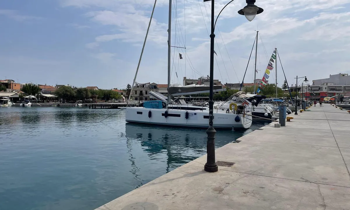 Port Orei: {"base": "en", "no": "Fort\u00f8yningsplasser p\u00e5 moloen. Ul\u00f8st plattform i bakgrunnen av bildet.", "se": "Bryggplatser vid piren. Oupplyst plattform i bakgrunden av bilden.", "en": "Berths on the mole. Unlit platform in background of picture.", "da": "Fort\u00f8jninger p\u00e5 molen. Uoplyst platform i baggrunden af billedet."}
