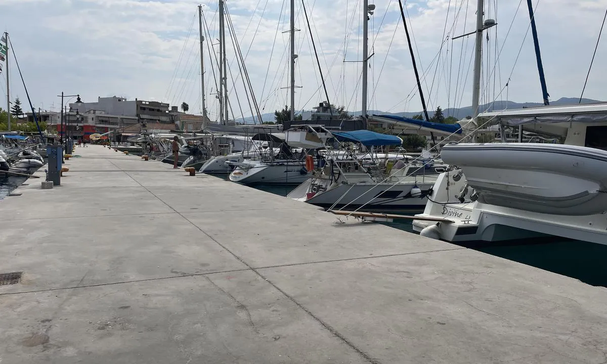 {"base": "en", "no": "Fort\u00f8yning p\u00e5 sj\u00f8siden av moloen. Fortsatt ganske skjermet, men det kan bli urolig hvis vinden bl\u00e5ser fra vest. Det er mulig \u00e5 ligge p\u00e5 svai i dette omr\u00e5det hvis moloen er full utenfor.", "se": "F\u00f6rt\u00f6jning p\u00e5 moles havssida. Fortfarande ganska skyddat men kan bli skumpigt om det bl\u00e5ser fr\u00e5n v\u00e4st. Det \u00e4r m\u00f6jligt att ankra fritt i detta omr\u00e5de om moles utsida \u00e4r full.", "en": "Mooring on sea side of mole. Still quite sheltered but could get bouncy if wind blows from west. It is possible to free swing in this area if the mole is full outside.", "da": "Fort\u00f8jning p\u00e5 ydersiden af molen. Stadig ret beskyttet, men det kan blive uroligt, hvis vinden bl\u00e6ser fra vest. Det er muligt at ligge frit for svaj i dette omr\u00e5de, hvis molen er fuld udenfor.", "fr": "Amarrage du c\u00f4t\u00e9 mer de la jet\u00e9e. Toujours assez abrit\u00e9 mais peut devenir houleux si le vent souffle de l'ouest. Il est possible de s'ancrer librement dans cette zone si la jet\u00e9e est pleine \u00e0 l'ext\u00e9rieur.", "de": "Anlegen auf der Seeseite der Mole. Noch recht gesch\u00fctzt, kann es jedoch unruhig werden, wenn der Wind aus Westen weht. Es ist m\u00f6glich, in diesem Bereich frei zu schwingen, wenn die Mole au\u00dfen voll ist.", "es": "Amarre en el lado del mar del muelle. A\u00fan bastante resguardado, pero podr\u00eda volverse movido si el viento sopla desde el oeste. Es posible fondear libremente en esta \u00e1rea si el muelle est\u00e1 lleno afuera.", "it": "Ormeggio sul lato mare del molo. Ancora abbastanza riparato ma potrebbe diventare movimentato se il vento soffia da ovest. \u00c8 possibile ancorarsi liberamente in questa area se il molo \u00e8 pieno all'esterno.", "pt": "Aportar no lado mar\u00edtimo do molo. Ainda bastante protegido, mas pode ficar agitado se o vento soprar do oeste. \u00c9 poss\u00edvel balan\u00e7ar livremente nesta \u00e1rea se o molo estiver cheio externamente.", "nl": "Aanleggen aan de zeezijde van de golfbreker. Nog steeds vrij beschut maar het kan onrustig worden als de wind uit het westen waait. Het is mogelijk om vrij uit te zwaaien in dit gebied als de pier buiten vol is.", "pl": "Cumowanie po morskiej stronie mola. Nadal do\u015b\u0107 os\u0142oni\u0119te, ale mo\u017ce sta\u0107 si\u0119 niespokojne, je\u015bli wiatr wieje z zachodu. Mo\u017cliwe jest swobodne kotwiczenie w tej okolicy, je\u015bli molo jest pe\u0142ne na zewn\u0105trz.", "uk": "\u0428\u0432\u0430\u0440\u0442\u0443\u0432\u0430\u043d\u043d\u044f \u0437 \u0431\u043e\u043a\u0443 \u043c\u043e\u043b\u0443. \u0417\u0430\u0445\u0438\u0449\u0435\u043d\u043e, \u0430\u043b\u0435 \u043c\u043e\u0436\u0435 \u0431\u0443\u0442\u0438 \u0431\u0443\u0440\u0445\u043b\u0438\u0432\u043e, \u044f\u043a\u0449\u043e \u0432\u0456\u0442\u0435\u0440 \u0434\u043c\u0435 \u0437 \u0437\u0430\u0445\u043e\u0434\u0443. \u041c\u043e\u0436\u043b\u0438\u0432\u043e \u0437\u0434\u0456\u0439\u0441\u043d\u0438\u0442\u0438 \u0432\u0456\u043b\u044c\u043d\u0435 \u043e\u0431\u0435\u0440\u0442\u0430\u043d\u043d\u044f \u0432 \u0446\u044c\u043e\u043c\u0443 \u0440\u0430\u0439\u043e\u043d\u0456, \u044f\u043a\u0449\u043e \u043c\u043e\u043b \u0437\u0430\u043f\u043e\u0432\u043d\u0435\u043d\u0438\u0439 \u0437\u0437\u043e\u0432\u043d\u0456.", "ro": "Aliniere la malul m\u0103rii. \u00cenc\u0103 destul de ad\u0103postit, dar ar putea deveni agitat dac\u0103 v\u00e2ntul sufl\u0103 din vest. Este posibil s\u0103 te ancorezi liber \u00een aceast\u0103 zon\u0103 dac\u0103 molul este ocupat la exterior.", "tr": "Mendire\u011fin deniz taraf\u0131na ba\u011flanma. Hala olduk\u00e7a korunakl\u0131, ancak r\u00fczgar bat\u0131dan esti\u011finde sallanabilir. D\u0131\u015far\u0131da mendirek doluysa, bu alanda serbest\u00e7e sallanmak m\u00fcmk\u00fcn.", "el": "\u0394\u03ad\u03c3\u03b9\u03bc\u03bf \u03c3\u03c4\u03bf\u03bd \u03b8\u03b1\u03bb\u03ac\u03c3\u03c3\u03b9\u03bf \u03c0\u03bb\u03b5\u03c5\u03c1\u03cc \u03c4\u03bf\u03c5 \u03bc\u03cc\u03bb\u03bf\u03c5. \u0391\u03c1\u03ba\u03b5\u03c4\u03ac \u03c0\u03c1\u03bf\u03c3\u03c4\u03b1\u03c4\u03b5\u03c5\u03bc\u03ad\u03bd\u03b7 \u03c0\u03b5\u03c1\u03b9\u03bf\u03c7\u03ae, \u03b1\u03bb\u03bb\u03ac \u03bc\u03c0\u03bf\u03c1\u03b5\u03af \u03bd\u03b1 \u03b3\u03af\u03bd\u03b5\u03b9 \u03b1\u03bd\u03ce\u03bc\u03b1\u03bb\u03b7 \u03b1\u03bd \u03c6\u03c5\u03c3\u03ac\u03b5\u03b9 \u03ac\u03bd\u03b5\u03bc\u03bf\u03c2 \u03b1\u03c0\u03cc \u03c4\u03b7 \u03b4\u03cd\u03c3\u03b7. \u0395\u03af\u03bd\u03b1\u03b9 \u03b4\u03c5\u03bd\u03b1\u03c4\u03cc \u03bd\u03b1 \u03b1\u03b3\u03ba\u03c5\u03c1\u03bf\u03b2\u03bf\u03bb\u03ae\u03c3\u03b5\u03c4\u03b5 \u03b5\u03bb\u03b5\u03cd\u03b8\u03b5\u03c1\u03b1 \u03c3\u03b5 \u03b1\u03c5\u03c4\u03ae\u03bd \u03c4\u03b7\u03bd \u03c0\u03b5\u03c1\u03b9\u03bf\u03c7\u03ae \u03b1\u03bd \u03bf \u03bc\u03cc\u03bb\u03bf\u03c2 \u03b5\u03af\u03bd\u03b1\u03b9 \u03c0\u03bb\u03ae\u03c1\u03b7\u03c2 \u03b5\u03be\u03c9\u03c4\u03b5\u03c1\u03b9\u03ba\u03ac.", "cs": "Uv\u00e1z\u00e1n\u00ed na mo\u0159sk\u00e9 stran\u011b vlnolamu. St\u00e1le docela chr\u00e1n\u011bno, ale m\u016f\u017ee b\u00fdt rozk\u00fdvan\u00e9, pokud v\u00edtr fouk\u00e1 ze z\u00e1padu. V t\u00e9to oblasti je mo\u017en\u00e9 voln\u011b k\u00fdvat, pokud je vlnolam venku pln\u00fd.", "hu": "Kik\u00f6t\u00e9s a m\u00f3l\u00f3 tengeri oldal\u00e1n. M\u00e9g mindig meglehet\u0151sen v\u00e9dett, de pattog\u00f3ss\u00e1 v\u00e1lhat, ha nyugatr\u00f3l f\u00faj a sz\u00e9l. Lehets\u00e9ges szabadon hint\u00e1zni ezen a ter\u00fcleten, ha a m\u00f3l\u00f3 k\u00edv\u00fcl teljes.", "fi": "Kiinnittyminen aallonmurtajan meripuolelle. Melko suojaisa, mutta voi tulla keinuvaksi, jos tuuli puhaltaa l\u00e4nnest\u00e4. Alueella on mahdollista vapaasti kierty\u00e4, jos aallonmurtajan ulkopuoli on t\u00e4ynn\u00e4.", "bg": "\u0410\u043a\u043e\u0441\u0442\u0438\u0440\u0430\u043d\u0435 \u043d\u0430 \u043c\u043e\u0440\u0441\u043a\u0430\u0442\u0430 \u0441\u0442\u0440\u0430\u043d\u0430 \u043d\u0430 \u043c\u043e\u043b\u0430. \u0412\u0441\u0435 \u043e\u0449\u0435 \u0435 \u0434\u043e\u0441\u0442\u0430 \u0437\u0430\u0449\u0438\u0442\u0435\u043d\u043e, \u043d\u043e \u043c\u043e\u0436\u0435 \u0434\u0430 \u0441\u0442\u0430\u043d\u0435 \u0431\u0443\u0440\u043d\u043e, \u0430\u043a\u043e \u0432\u044f\u0442\u044a\u0440\u044a\u0442 \u0434\u0443\u0445\u0430 \u043e\u0442 \u0437\u0430\u043f\u0430\u0434. \u0412\u044a\u0437\u043c\u043e\u0436\u043d\u043e \u0435 \u0441\u0432\u043e\u0431\u043e\u0434\u043d\u043e \u0437\u0430\u0432\u044a\u0440\u0442\u0430\u043d\u0435 \u0432 \u0442\u0430\u0437\u0438 \u0437\u043e\u043d\u0430, \u0430\u043a\u043e \u043c\u043e\u043b\u044a\u0442 \u0435 \u043f\u044a\u043b\u0435\u043d \u043e\u0442\u0432\u044a\u043d.", "sr": "Veza na morskoj strani mola. I dalje prili\u010dno za\u0161ti\u0107eno, ali mo\u017ee postati nemirno ako vetar duva sa zapada. Mogu\u0107e je slobodno kretanje u ovoj oblasti ako je mol potpuno zauzet sa spoljne strane.", "et": "Sildumine mooli meretsoonil. Endiselt \u00fcsna varjuline, kuid v\u00f5ib muutuda h\u00fcplikuks, kui tuul puhub l\u00e4\u00e4nest. Selles piirkonnas on v\u00f5imalik vabalt man\u00f6\u00f6verdada, kui mool on v\u00e4ljastpoolt t\u00e4is.", "lv": "Piesie\u0161ana pie mola j\u016bras pus\u0113. Joproj\u0101m diezgan aizsarg\u0101ts, bet var k\u013c\u016bt vi\u013c\u0146ains, ja v\u0113j\u0161 p\u016b\u0161 no rietumiem. Ja mols \u0101rpus\u0113 ir pilns, \u0161aj\u0101 viet\u0101 ir iesp\u0113jams br\u012bvi \u0161\u016bpoties.", "lt": "\u0160vartavimasis prie molo j\u016bros pus\u0117je. Vis dar gana apsaugota, bet gali b\u016bti bangavimas, jei pu\u010dia v\u0117jas i\u0161 vakar\u0173. Jei molas i\u0161or\u0117je yra u\u017eimtas, galima laisvai suktis \u0161iame plote."}