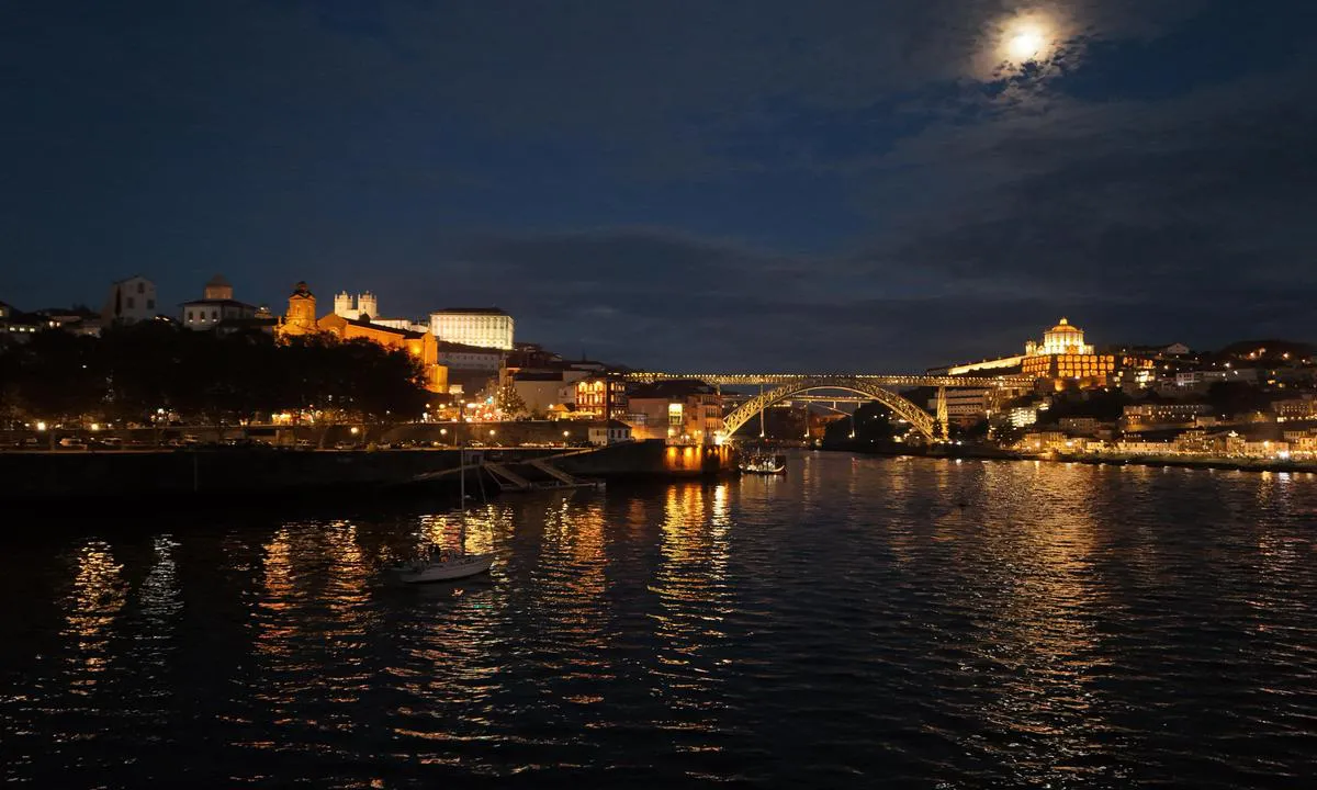 Porto City Center: {"base": "no", "no": "Stemningdfullt om kvelden", "se": "St\u00e4mningsfullt p\u00e5 kv\u00e4llen", "en": "Atmospheric in the evening", "da": "Stemningsfuldt om aftenen", "fr": "Ambiance envo\u00fbtante le soir", "de": "Stimmungsvolle Abende", "es": "Ambiente encantador por la noche", "it": "Atmosfera suggestiva di sera", "pt": "Ambiente encantador \u00e0 noite", "nl": "Sfeervol in de avond", "pl": "Atmosfera nastrojowa wieczorem", "uk": "\u0410\u0442\u043c\u043e\u0441\u0444\u0435\u0440\u043d\u043e \u0432\u0432\u0435\u0447\u0435\u0440\u0456", "ro": "Atmosfer\u0103 pl\u0103cut\u0103 seara", "tr": "Ak\u015famlar\u0131 atmosferik", "el": "\u0391\u03c4\u03bc\u03bf\u03c3\u03c6\u03b1\u03b9\u03c1\u03b9\u03ba\u03cc \u03c4\u03bf \u03b2\u03c1\u03ac\u03b4\u03c5", "cs": "Atmosf\u00e9ra v noci", "hu": "Hangulatos este", "fi": "Tunnelmallista illalla", "bg": "\u0412\u0435\u0447\u0435\u0440\u043d\u0430 \u0430\u0442\u043c\u043e\u0441\u0444\u0435\u0440\u0430", "sr": "Atmosfera sa posebnim \u0161armom uve\u010de", "et": "\u00d5htuti meeleolukas", "lv": "Noska\u0146\u0101 bag\u0101ts vakaros", "lt": "Jauki atmosfera vakare"}