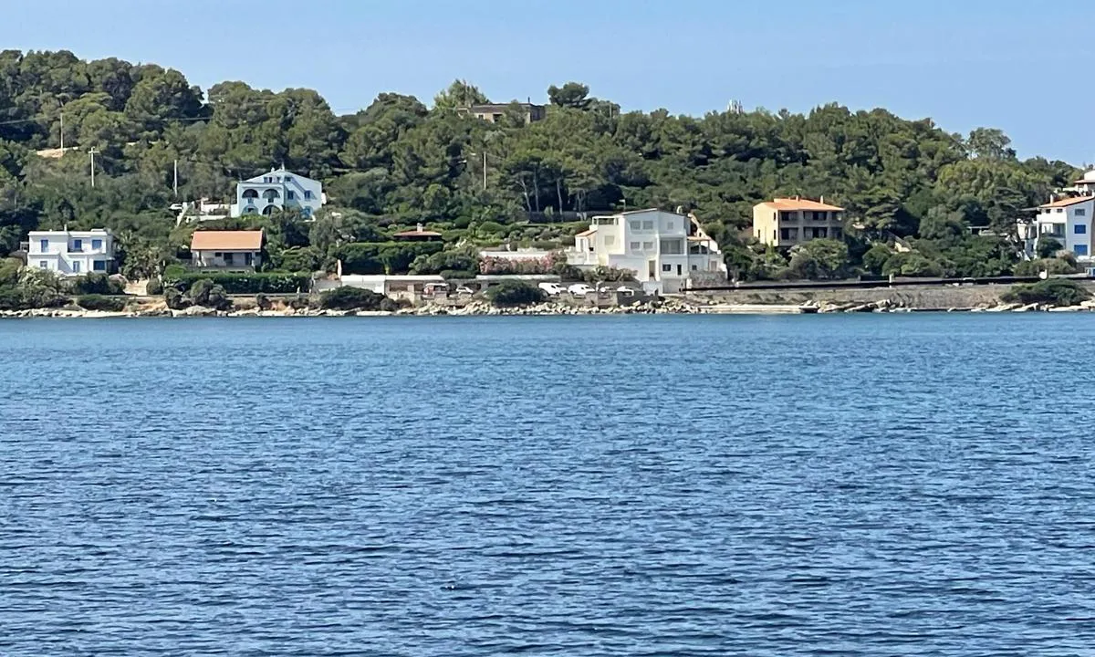 Porto Conte Torre Nuova: {"base": "en", "no": "Det er en brygge foran Det Hvite Hus rett fra midten. Hotellene har ogs\u00e5 sine egne brygger.", "se": "Det finns en brygga framf\u00f6r Vita Huset precis fr\u00e5n mitten. Hotellen har ocks\u00e5 sina egna bryggor.", "en": "There\u2019s a jetty in front of the White House right from the middle.\r\nThe hotels also have there own jetty.", "da": "Der er en b\u00e5debro foran Det Hvide Hus lige fra midten. Hotellerne har ogs\u00e5 deres egen b\u00e5debro.", "fr": "Il y a un jet\u00e9e devant la Maison Blanche, juste au milieu. Les h\u00f4tels ont \u00e9galement leur propre jet\u00e9e.", "de": "Vor dem Wei\u00dfen Haus gibt es direkt in der Mitte eine Anlegestelle. Die Hotels haben auch ihre eigene Anlegestelle.", "es": "Hay un muelle frente a la Casa Blanca justo desde el medio. Los hoteles tambi\u00e9n tienen su propio muelle.", "it": "C'\u00e8 un molo di fronte alla Casa Bianca proprio dal centro. Anche gli hotel hanno il loro molo.", "pt": "H\u00e1 um cais em frente \u00e0 Casa Branca, bem no meio. Os hot\u00e9is tamb\u00e9m t\u00eam seu pr\u00f3prio cais.", "nl": "Er is een steiger recht voor het Witte Huis, direct vanuit het midden. De hotels hebben ook hun eigen steiger.", "pl": "Przed Bia\u0142ym Domem znajduje si\u0119 pomost, dok\u0142adnie na \u015brodku. Hotele maj\u0105 r\u00f3wnie\u017c w\u0142asne pomosty.", "uk": "\u041f\u0440\u044f\u043c\u043e \u043d\u0430\u0432\u043f\u0440\u043e\u0442\u0438 \u0411\u0456\u043b\u043e\u0433\u043e \u0414\u043e\u043c\u0443 \u043f\u043e\u0441\u0435\u0440\u0435\u0434\u0438\u043d\u0456 \u0454 \u043f\u0440\u0438\u0447\u0430\u043b. \u0413\u043e\u0442\u0435\u043b\u0456 \u0442\u0430\u043a\u043e\u0436 \u043c\u0430\u044e\u0442\u044c \u0432\u043b\u0430\u0441\u043d\u0456 \u043f\u0440\u0438\u0447\u0430\u043b\u0438.", "ro": "Exist\u0103 un dig \u00een fa\u021ba Casei Albe, chiar din mijloc. Hotelurile au \u0219i ele propriul lor dig.", "tr": "Ortada, Beyaz Saray'\u0131n \u00f6n\u00fcnde bir iskele vard\u0131r. Otellerin de kendi iskeleleri vard\u0131r.", "el": "\u03a5\u03c0\u03ac\u03c1\u03c7\u03b5\u03b9 \u03bc\u03b9\u03b1 \u03b1\u03c0\u03bf\u03b2\u03ac\u03b8\u03c1\u03b1 \u03bc\u03c0\u03c1\u03bf\u03c3\u03c4\u03ac \u03b1\u03c0\u03cc \u03c4\u03bf\u03bd \u039b\u03b5\u03c5\u03ba\u03cc \u039f\u03af\u03ba\u03bf \u03b1\u03ba\u03c1\u03b9\u03b2\u03ce\u03c2 \u03b1\u03c0\u03cc \u03c4\u03b7 \u03bc\u03ad\u03c3\u03b7. \u03a4\u03b1 \u03be\u03b5\u03bd\u03bf\u03b4\u03bf\u03c7\u03b5\u03af\u03b1 \u03ad\u03c7\u03bf\u03c5\u03bd \u03b5\u03c0\u03af\u03c3\u03b7\u03c2 \u03c4\u03b7 \u03b4\u03b9\u03ba\u03ae \u03c4\u03bf\u03c5\u03c2 \u03b1\u03c0\u03bf\u03b2\u03ac\u03b8\u03c1\u03b1.", "cs": "P\u0159ed B\u00edl\u00fdm domem je molo p\u0159\u00edmo uprost\u0159ed. Hotely maj\u00ed tak\u00e9 sv\u00e1 vlastn\u00ed mola.", "hu": "A Feh\u00e9r H\u00e1zzal szemben k\u00f6z\u00e9pr\u0151l indul egy kik\u00f6t\u0151g\u00e1t. A sz\u00e1llod\u00e1knak is van saj\u00e1t kik\u00f6t\u0151g\u00e1tjuk.", "fi": "Valkoisen talon edess\u00e4 keskelt\u00e4 oikealle on laituri. Hotelleilla on my\u00f6s oma laituri.", "bg": "\u041e\u0442\u043f\u0440\u0435\u0434 \u043f\u0440\u0435\u0434 \u0411\u044f\u043b\u0430\u0442\u0430 \u043a\u044a\u0449\u0430 \u0438\u043c\u0430 \u043f\u0440\u0438\u0441\u0442\u0430\u043d \u0442\u043e\u0447\u043d\u043e \u043e\u0442 \u0441\u0440\u0435\u0434\u0430\u0442\u0430. \u0425\u043e\u0442\u0435\u043b\u0438\u0442\u0435 \u0441\u044a\u0449\u043e \u0438\u043c\u0430\u0442 \u0441\u0432\u043e\u0439 \u0441\u043e\u0431\u0441\u0442\u0432\u0435\u043d \u043f\u0440\u0438\u0441\u0442\u0430\u043d.", "sr": "Ispred Bele ku\u0107e, ta\u010dno sa sredine, nalazi se pristani\u0161te. Hoteli tako\u0111e imaju sopstvena pristani\u0161ta.", "et": "Otse keskel on Valge Maja ees kai. Hotellidel on seal ka oma kai.", "lv": "Balt\u0101 nama priek\u0161\u0101 tie\u0161i no vidus ir piest\u0101tne. Ar\u012b viesn\u012bc\u0101m ir sava piest\u0101tne.", "lt": "Priekyje Baltiems R\u016bmams yra prieplauka tiesiog i\u0161 centro. Vie\u0161bu\u010diai taip pat turi savo prieplaukas."}