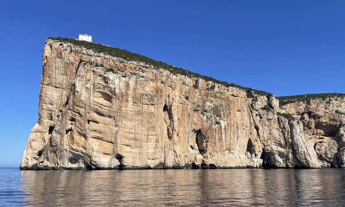 Porto Conte Torre Nuova: {"base": "en", "no": "inngangen til bukten Capo Caccia", "se": "inloppet till viken Capo Caccia", "en": "entrance to the bay Capo Caccia", "da": "indsejling til bugten Capo Caccia", "fr": "entr\u00e9e de la baie Capo Caccia", "de": "Einfahrt zur Bucht Capo Caccia", "es": "entrada a la bah\u00eda Capo Caccia", "it": "entrata nella baia Capo Caccia", "pt": "entrada da ba\u00eda Capo Caccia", "nl": "toegang tot de baai Capo Caccia", "pl": "wej\u015bcie do zatoki Capo Caccia", "uk": "\u0432\u0445\u0456\u0434 \u0434\u043e \u0437\u0430\u0442\u043e\u043a\u0438 \u041a\u0430\u043f\u043e \u041a\u0430\u0447\u0447\u0430", "ro": "intrarea \u00een golf Capo Caccia", "tr": "koyun giri\u015fi Capo Caccia", "el": "\u03b5\u03af\u03c3\u03bf\u03b4\u03bf\u03c2 \u03c3\u03c4\u03bf\u03bd \u03ba\u03cc\u03bb\u03c0\u03bf Capo Caccia", "cs": "vjezd do z\u00e1livu Capo Caccia", "hu": "bej\u00e1rat a Capo Caccia-\u00f6b\u00f6lbe", "fi": "sis\u00e4\u00e4najo Capo Caccian lahdelle", "bg": "\u0432\u0445\u043e\u0434 \u043a\u044a\u043c \u0437\u0430\u043b\u0438\u0432\u0430 \u041a\u0430\u043f\u043e \u041a\u0430\u0447\u0438\u044f", "sr": "ulazak u zaliv Capo Caccia", "et": "sissep\u00e4\u00e4s lahte Capo Caccia", "lv": "ieeja l\u012bc\u012b Capo Caccia", "lt": "\u012f\u0117jimas \u012f \u012flank\u0105 Capo Caccia"}
