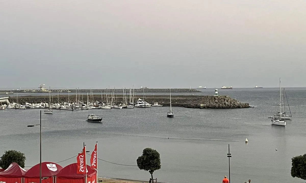 Porto de Recreio de Sines: {"base": "en", "no": "Utsikt over marinaen og innl\u00f8pet", "se": "Utsikt \u00f6ver marinan och infarten", "en": "View of the marina and entrance", "da": "Udsigt over marinaen og indsejlingen"}