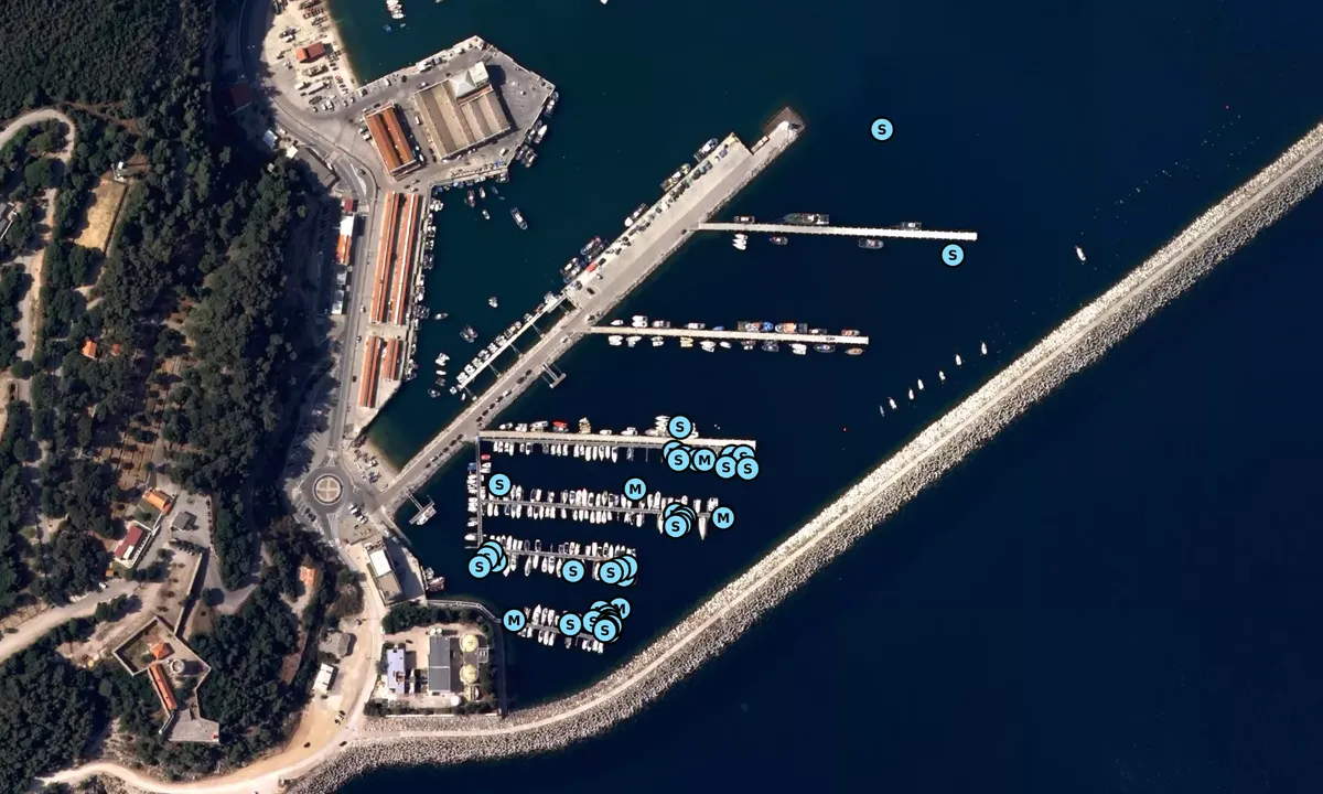 Satelite image of Porto de Recreio do Clube Naval de Sesimbra