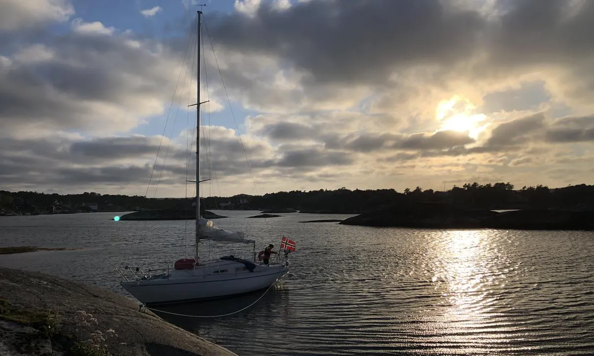 Portør: {"base": "no", "no": "Fort\u00f8yd mot bolter p\u00e5 Dapholmane utenfor Port\u00f8r havn.", "se": "F\u00f6rt\u00f6jd mot bultar p\u00e5 Dapholmane utanf\u00f6r Port\u00f8r hamn.", "en": "Mooring against bolts on Dapholmane outside Port\u00f8r harbour.", "da": "Fort\u00f8jet mod bolte p\u00e5 Dapholmane uden for Port\u00f8r havn."}