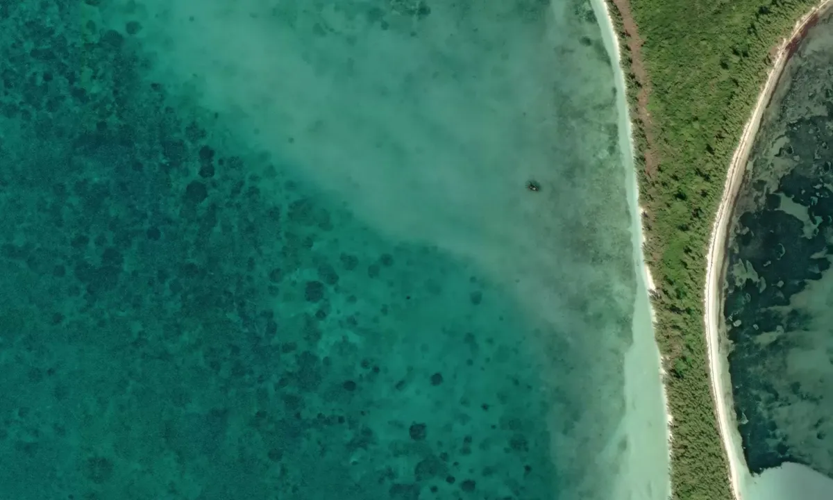 Flyfoto av Powell Cay Mid
