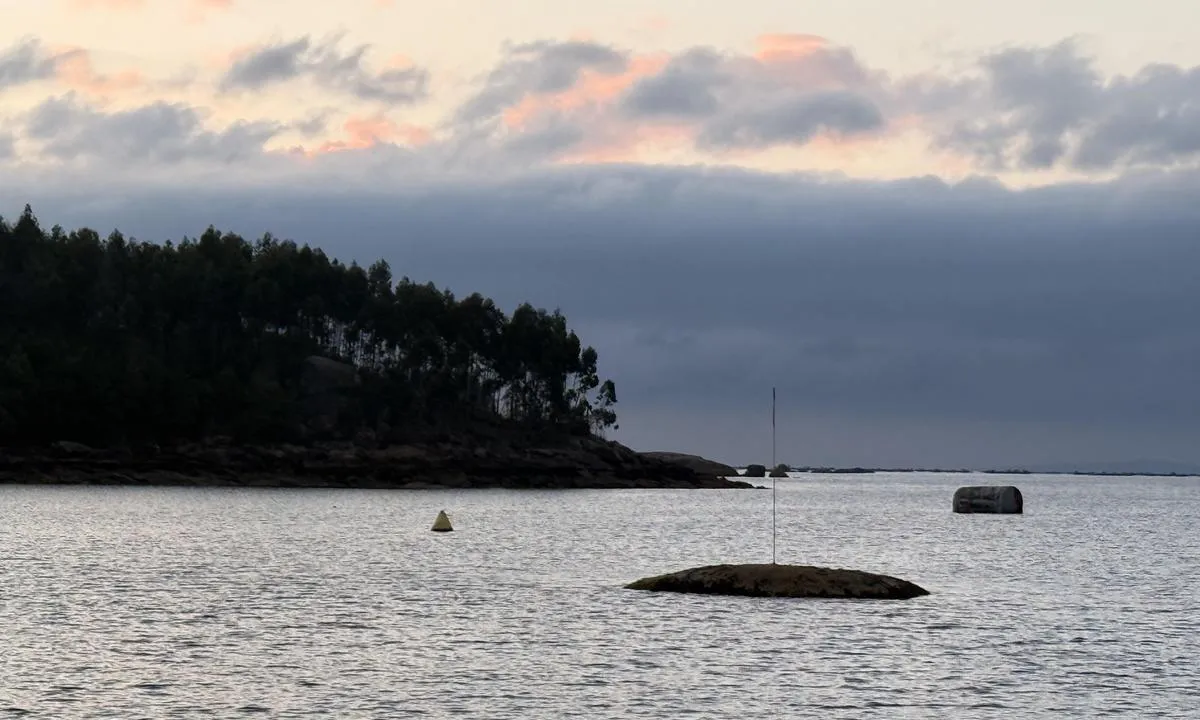 Praia di Vilariño: {"base": "no", "no": "Oobs noen skvalpeskjer innerst  i havna kun merket med n tynn jernstang. Denne er under bann p\u00e5 h\u00f8yvann.  Ikke eller d\u00e5rlig merket i navionics kart men tydelig i orca kartene", "se": "Oobs n\u00e5gra grynnor l\u00e4ngst in i hamnen endast markerade med ett tunt j\u00e4rnst\u00e5ng. Den h\u00e4r \u00e4r under vatten vid h\u00f6gvatten. Inte eller d\u00e5ligt markerad i Navionics-kartor men tydligt i Orca-kartorna.", "en": "Beware of some submerged rocks in the innermost part of the harbor, only marked with a thin iron rod. This is submerged at high tide. Not or poorly marked in Navionics charts but clearly visible in Orca charts.", "da": "Oobs nogle skvalpesk\u00e6r inderst i havnen kun markeret med en tynd jernstang. Denne er under vand ved h\u00f8jvande. Ikke eller d\u00e5rligt markeret i navionics kort men tydelig i orca kortene.", "fr": "Attention, quelques \u00e9cueils dans le fond du port sont seulement signal\u00e9s par un mince poteau en fer. Celui-ci est submerg\u00e9 \u00e0 mar\u00e9e haute. Pas ou mal indiqu\u00e9 sur les cartes de Navionics mais clairement visible sur les cartes Orca.", "de": "Achtung, einige Klippen im innersten Bereich des Hafens sind nur mit einer d\u00fcnnen Eisenstange markiert. Diese ist bei Hochwasser unter Wasser. Nicht oder schlecht markiert auf Navionics-Karten, aber deutlich sichtbar auf Orca-Karten.", "es": "\u00a1Ojo! Unos escollos sumergidos en el interior del puerto, solo se\u00f1alizados con una delgada barra de hierro. Esta queda sumergida durante la marea alta. No o mal se\u00f1alizados en los mapas de Navionics pero claramente visibles en los mapas de Orca.", "it": "Attenzione, alcuni bassifondi nella parte interna del porto sono segnalati solo con una sottile barra di ferro. Questa \u00e8 sommersa durante l'alta marea. Non segnalato, o segnalato male, nelle carte navionics ma chiaramente visibile nelle carte orca.", "pt": "Aten\u00e7\u00e3o a alguns recifes rasos no canto mais interno do porto, sinalizados apenas por uma vara de ferro fina. Esta vara fica submersa na mar\u00e9 alta. N\u00e3o est\u00e1, ou est\u00e1 mal sinalizada nos mapas da Navionics, mas est\u00e1 claramente vis\u00edvel nos mapas da Orca.", "nl": "Let op enkele klotsende riffen aan het uiteinde van de haven, alleen gemarkeerd met een dunne ijzeren staaf. Deze is ondergedompeld bij hoogwater. Niet of slecht gemarkeerd op Navionics-kaarten maar duidelijk zichtbaar op Orca-kaarten.", "pl": "Uwaga, niekt\u00f3re mielizny w najg\u0142\u0119bszej cz\u0119\u015bci portu s\u0105 oznaczone jedynie cienkim \u017celaznym pr\u0119tem. Ta oznaka jest zanurzona podczas wysokiej wody. Nie oznaczone lub s\u0142abo oznaczone na mapach Navionics, ale wyra\u017anie widoczne na mapach Orca.", "uk": "\u0423\u0432\u0430\u0433\u0430! \u0414\u0435\u043a\u0456\u043b\u044c\u043a\u0430 \u043d\u0435\u043e\u0431\u043b\u0430\u0434\u043d\u0430\u043d\u0438\u0445 \u0441\u043a\u0435\u043b\u044c \u0432 \u043d\u0430\u0439\u0433\u043b\u0438\u0431\u0448\u0456\u0439 \u0447\u0430\u0441\u0442\u0438\u043d\u0456 \u0433\u0430\u0432\u0430\u043d\u0456 \u043f\u043e\u0437\u043d\u0430\u0447\u0435\u043d\u0456 \u0442\u0456\u043b\u044c\u043a\u0438 \u0442\u043e\u043d\u043a\u043e\u044e \u0437\u0430\u043b\u0456\u0437\u043d\u043e\u044e \u0441\u0442\u0435\u0440\u0436\u043d\u0435\u043c. \u0412\u043e\u043d\u0438 \u0437\u0430\u043d\u0443\u0440\u044e\u044e\u0442\u044c\u0441\u044f \u043f\u0456\u0434 \u0432\u043e\u0434\u0443 \u043f\u0456\u0434 \u0447\u0430\u0441 \u043f\u0440\u0438\u043f\u043b\u0438\u0432\u0443. \u041d\u0435 \u043f\u043e\u0437\u043d\u0430\u0447\u0435\u043d\u0456 \u0430\u0431\u043e \u043f\u043e\u0433\u0430\u043d\u043e \u043f\u043e\u0437\u043d\u0430\u0447\u0435\u043d\u0456 \u043d\u0430 \u043a\u0430\u0440\u0442\u0430\u0445 Navionics, \u0430\u043b\u0435 \u0447\u0456\u0442\u043a\u043e \u0432\u0438\u0434\u043d\u043e \u043d\u0430 \u043a\u0430\u0440\u0442\u0430\u0445 \u043e\u0440\u043a\u0430.", "ro": "Aten\u021bie, c\u00e2teva st\u00e2nci scufundate \u00een cap\u0103tul portului, marcate doar cu o tij\u0103 sub\u021bire de fier. Aceasta este sub ap\u0103 la maree mare. Marcate prost sau deloc pe h\u0103r\u021bile Navionics, dar clar vizibile pe h\u0103r\u021bile Orca.", "tr": "Oobs, limanda i\u00e7eride birka\u00e7 s\u0131\u011f kayal\u0131k, sadece ince bir demir \u00e7ubuk ile i\u015faretlenmi\u015f. Bu, y\u00fcksek su seviyesinde su alt\u0131nda kal\u0131yor. Navionics haritalar\u0131nda ya hi\u00e7 ya da k\u00f6t\u00fc i\u015faretlenmi\u015f, fakat orca haritalar\u0131nda belirgin.", "el": "\u03a0\u03c1\u03bf\u03c3\u03bf\u03c7\u03ae \u03ba\u03ac\u03c0\u03bf\u03b9\u03bf\u03b9 \u03c1\u03b7\u03b3\u03bc\u03b1\u03c4\u03ce\u03b4\u03b5\u03b9\u03c2 \u03b2\u03c1\u03ac\u03c7\u03bf\u03b9 \u03c0\u03b9\u03bf \u03bc\u03ad\u03c3\u03b1 \u03c3\u03c4\u03bf \u03bb\u03b9\u03bc\u03ac\u03bd\u03b9 \u03c3\u03b7\u03bc\u03b5\u03b9\u03ce\u03bd\u03bf\u03bd\u03c4\u03b1\u03b9 \u03bc\u03cc\u03bd\u03bf \u03bc\u03b5 \u03bc\u03af\u03b1 \u03bb\u03b5\u03c0\u03c4\u03ae \u03c3\u03b9\u03b4\u03b5\u03c1\u03ad\u03bd\u03b9\u03b1 \u03c1\u03ac\u03b2\u03b4\u03bf. \u0391\u03c5\u03c4\u03ae \u03b5\u03af\u03bd\u03b1\u03b9 \u03ba\u03ac\u03c4\u03c9 \u03b1\u03c0\u03cc \u03c4\u03bf \u03bd\u03b5\u03c1\u03cc \u03c3\u03b5 \u03c0\u03b1\u03bb\u03af\u03c1\u03c1\u03bf\u03b9\u03b1. \u038c\u03c7\u03b9 \u03ae \u03ba\u03b1\u03ba\u03ce\u03c2 \u03c3\u03b7\u03bc\u03b5\u03b9\u03c9\u03bc\u03ad\u03bd\u03bf\u03b9 \u03c3\u03c4\u03b1 \u03c7\u03ac\u03c1\u03c4\u03b5\u03c2 \u03c4\u03b7\u03c2 Navionics \u03b1\u03bb\u03bb\u03ac \u03b5\u03bc\u03c6\u03b1\u03bd\u03b5\u03af\u03c2 \u03c3\u03c4\u03bf\u03c5\u03c2 \u03c7\u03ac\u03c1\u03c4\u03b5\u03c2 \u03c4\u03b7\u03c2 Orca.", "cs": "D\u00e1vejte pozor na n\u011bkolik vlnolam\u016f v nejhlub\u0161\u00ed \u010d\u00e1sti p\u0159\u00edstavu, ozna\u010den\u00fdch pouze tenkou \u017eeleznou ty\u010d\u00ed. Tyto jsou p\u0159i vysok\u00e9m p\u0159\u00edlivu pod vodou. Na naviga\u010dn\u00edch map\u00e1ch nejsou nebo jsou \u0161patn\u011b ozna\u010deny, ale na orca map\u00e1ch jsou z\u0159eteln\u00e9.", "hu": "Figyelem, n\u00e9h\u00e1ny szikla tal\u00e1lhat\u00f3 a kik\u00f6t\u0151 legbels\u0151 r\u00e9sz\u00e9n, amelyeket csak egy v\u00e9kony vaskoszlop jel\u00f6l. Ezek a v\u00edzszint alatt vannak dag\u00e1lykor. Nincs vagy rosszul van jel\u00f6lve a Navionics t\u00e9rk\u00e9peken, de j\u00f3l l\u00e1that\u00f3 az Orca t\u00e9rk\u00e9peken.", "fi": "Varo laitureiden luona olevia karikoita, jotka on merkitty vain ohuilla rautatangoilla. N\u00e4kyviss\u00e4 vain nousuvedell\u00e4. Navionics-kartoissa merkitsem\u00e4tt\u00e4 tai huonosti merkityt, mutta selv\u00e4sti n\u00e4kyviss\u00e4 Orca-kartoissa.", "bg": "\u041e\u043e\u043e\u0431\u0441, \u0438\u043c\u0430 \u043d\u044f\u043a\u043e\u043b\u043a\u043e \u043d\u0438\u0441\u043a\u043e\u0432\u044a\u043b\u043d\u0435\u0449\u0438 \u0441\u043a\u0430\u043b\u0438 \u0434\u044a\u043b\u0431\u043e\u043a\u043e \u0432 \u043f\u0440\u0438\u0441\u0442\u0430\u043d\u0438\u0449\u0435\u0442\u043e, \u043a\u043e\u0438\u0442\u043e \u0441\u0430 \u043c\u0430\u0440\u043a\u0438\u0440\u0430\u043d\u0438 \u0441\u0430\u043c\u043e \u0441 \u0442\u044a\u043d\u043a\u0430 \u043c\u0435\u0442\u0430\u043b\u043d\u0430 \u043f\u0440\u044a\u0447\u043a\u0430. \u0422\u044f \u0435 \u043f\u043e\u0434 \u0432\u043e\u0434\u0430 \u043f\u0440\u0438 \u0432\u0438\u0441\u043e\u043a\u0430 \u043f\u0440\u0438\u043b\u0438\u0432\u043d\u0430 \u0432\u044a\u043b\u043d\u0430. \u041b\u043e\u0448\u043e \u043c\u0430\u0440\u043a\u0438\u0440\u0430\u043d\u0438 \u0438\u043b\u0438 \u0438\u0437\u043e\u0431\u0449\u043e \u043d\u0435 \u0441\u0430 \u043e\u0442\u0431\u0435\u043b\u044f\u0437\u0430\u043d\u0438 \u0432 \u043d\u0430\u0432\u0438\u0433\u0430\u0446\u0438\u043e\u043d\u043d\u0438\u0442\u0435 \u043a\u0430\u0440\u0442\u0438, \u043d\u043e \u0441\u0430 \u044f\u0441\u043d\u043e \u0432\u0438\u0434\u0438\u043c\u0438 \u0432 'orca' \u043a\u0430\u0440\u0442\u0438\u0442\u0435.", "sr": "Oprez, nekoliko pli\u0107aka u unutra\u0161njem delu luke su ozna\u010deni samo tankim gvozdenim \u0161tapom. Ovi su potopljeni za vrijeme plime. Lo\u0161e ili uop\u0161te nisu ozna\u010deni na navionics kartama, ali su jasno vidljivi na orca kartama.", "et": "Oht, m\u00f5ned madalikud sadama sisemuses on m\u00e4rgistatud ainult \u00f5hukese raudlatiga. Need j\u00e4\u00e4vad \u00fcle ujutatud k\u00f5rge veetaseme ajal. Navionicsi kaartidel pole need h\u00e4sti m\u00e4rgistatud v\u00f5i puuduvad \u00fcldse, kuid Orca kaartidel on need selgelt n\u00e4ha.", "lv": "Oobs, da\u017ei s\u0113k\u013ci pa\u0161\u0101 ostas dzi\u013cum\u0101 ir atz\u012bm\u0113ti tikai ar pl\u0101nu dzelzs stieni. Tie ir zem \u016bdens pl\u016bdmai\u0146\u0101s. Nav vai ir slikti atz\u012bm\u0113ti Navionics kart\u0113s, bet skaidri redzami Orca kart\u0113s.", "lt": "D\u0117mesio kelias seklumos prieplaukos gilumoje \u017eymimos tik plona gele\u017eine lazdele. Potvynio metu \u0161i vieta yra po vandeniu. Ne\u017eym\u0117ta arba blogai \u017eym\u0117ta Navionics \u017eem\u0117lapiuose, ta\u010diau ai\u0161kiai matoma Orca \u017eem\u0117lapiuose."}