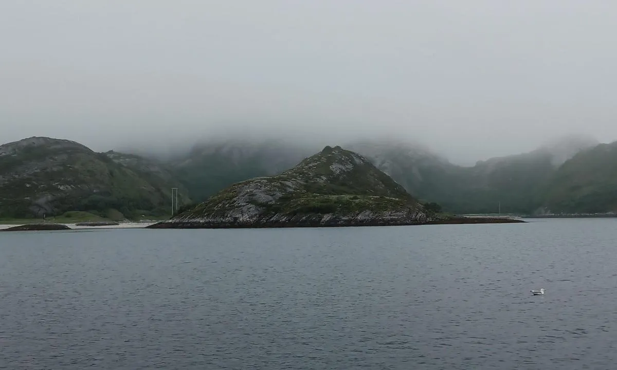 Prestøya: {"base": "no", "no": "Fra ankringsplassen. R\u00f8d\u00f8yl\u00f8va i skoddeheimen.", "se": "Fr\u00e5n ankringsplatsen. R\u00f6d\u00f6lejonet i dimv\u00e4rlden.", "en": "From the anchorage. R\u00f8d\u00f8yl\u00f8va in the fog.", "da": "Fra Ankerpladsen. R\u00f8d\u00f8yl\u00f8ven i t\u00e5gelandskabet."}