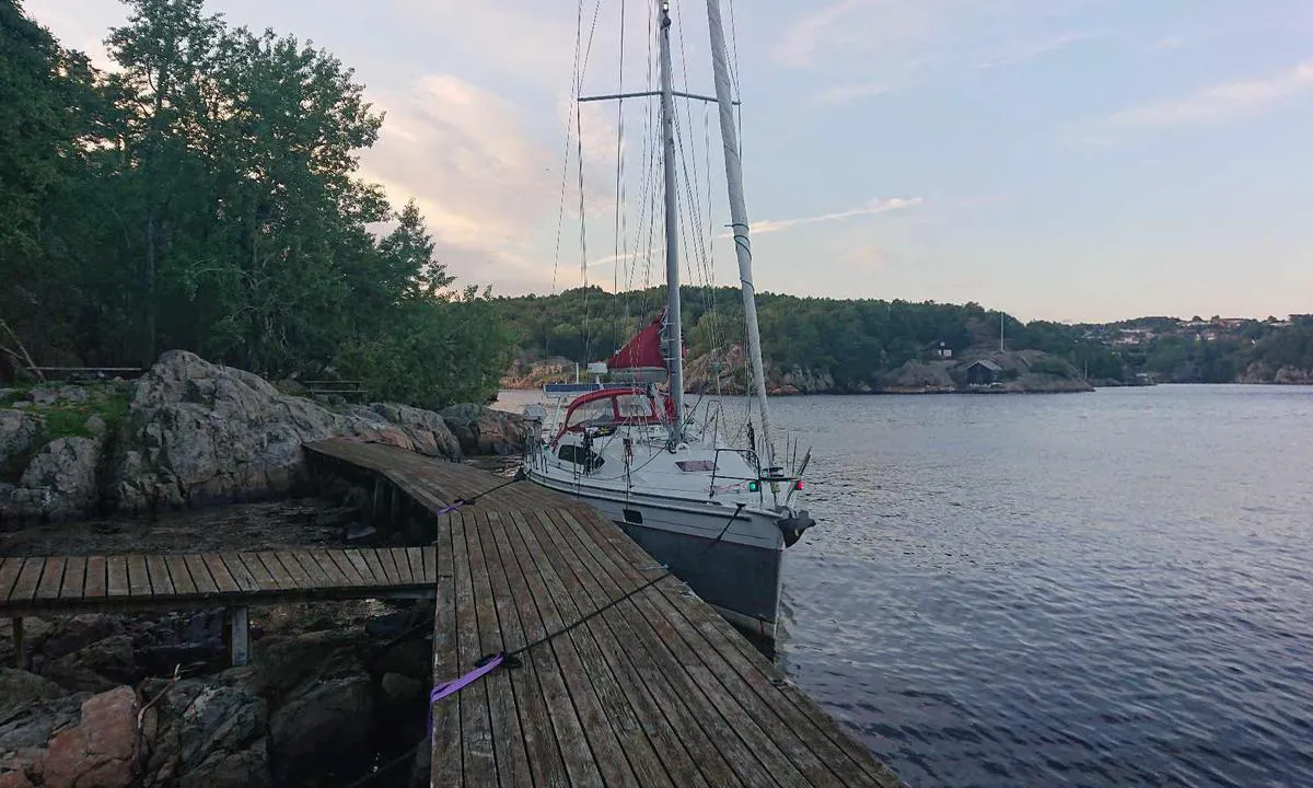 Prestøya - Kristiansand: {"base": "no", "no": "Bryggeanlegget p\u00e5 Prest\u00f8ya.", "se": "Brygganl\u00e4ggningen p\u00e5 Prest\u00f8ya.", "en": "The pier facilities at Prest\u00f8ya.", "da": "Brov\u00e6rket p\u00e5 Prest\u00f8ya.", "fr": "L'installation d'accostage sur Prest\u00f8ya.", "de": "Die Anlegestelle auf Prest\u00f8ya.", "es": "La instalaci\u00f3n del muelle en Prest\u00f8ya.", "it": "Il molo a Prest\u00f8ya.", "pt": "Instala\u00e7\u00e3o do cais em Prest\u00f8ya.", "nl": "De steigerfaciliteiten op Prest\u00f8ya.", "pl": "Nabrze\u017ce na Prest\u00f8ya.", "uk": "\u041f\u0440\u0438\u0441\u0442\u0430\u043d\u044c \u043d\u0430 \u041f\u043b\u0435\u0441\u0442\u044c\u043e\u0435.", "ro": "Instala\u021bia de chei de pe Prest\u00f8ya.", "tr": "Prest\u00f8ya'da iskele tesisi.", "el": "\u0397 \u03b5\u03b3\u03ba\u03b1\u03c4\u03ac\u03c3\u03c4\u03b1\u03c3\u03b7 \u03c4\u03bf\u03c5 \u03c0\u03c1\u03bf\u03b2\u03bb\u03ae\u03c4\u03b1 \u03c3\u03c4\u03bf Prest\u00f8ya.", "cs": "P\u0159\u00edstavn\u00ed za\u0159\u00edzen\u00ed na Prest\u00f8yi.", "hu": "A Prest\u00f8ya-i m\u00f3l\u00f3.", "fi": "Laitturakokonaisuus Prest\u00f8yalla.", "bg": "\u041f\u0440\u0438\u0441\u0442\u0430\u043d\u0438\u0449\u043d\u0438\u044f\u0442 \u043a\u043e\u043c\u043f\u043b\u0435\u043a\u0441 \u043d\u0430 Prest\u00f8ya.", "sr": "\u041f\u0440\u0438\u0441\u0442\u0430\u043d\u0438\u0448\u0442\u0435 \u043d\u0430 \u043e\u0441\u0442\u0440\u0432\u0443 \u041f\u0440\u0435\u0441\u0442\u00f8\u0458\u0430.", "et": "Sadamasild Prest\u00f8ya saarel.", "lv": "Piest\u0101t\u0146u iek\u0101rtas uz Prest\u00f8ya.", "lt": "Prieplaukos \u012franga Prest\u00f8ya saloje."}