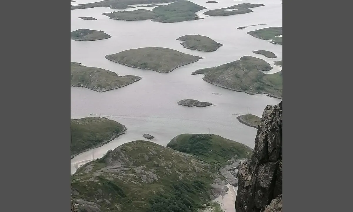 Prestøya: {"base": "no", "no": "Ankringsplassen sett fra R\u00f8d\u00f8yl\u00f8va.", "se": "Ankringsplatsen sedd fr\u00e5n R\u00f6d\u00f8yl\u00f6va.", "en": "The anchorage seen from R\u00f8d\u00f8yl\u00f8va.", "da": "Ankerpladsen set fra R\u00f8d\u00f8yl\u00f8va."}