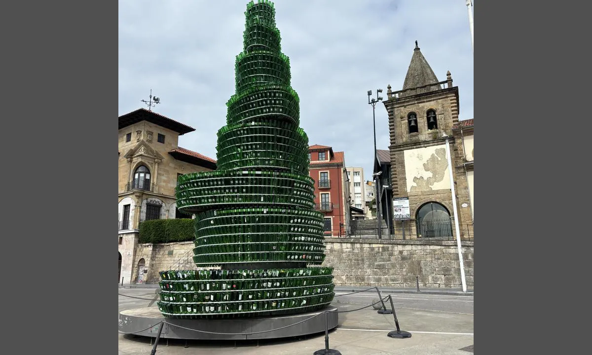 Puerto Deportivo Gijon: {"base": "se", "no": "Her produseres kastanjesider. Monument av siderflasker.", "se": "H\u00e4r tillverkas kastanjecider. Monument av ciderflaskor.", "en": "Here, chestnut cider is produced. Monument of cider bottles.", "da": "Her fremstilles kastanjecider. Monument af ciderflasker.", "fr": "Ici, on fabrique du cidre de ch\u00e2taigne. Monument de bouteilles de cidre.", "de": "Hier wird Kastanienwein hergestellt. Denkmal aus Weinflaschen.", "es": "Aqu\u00ed se fabrica sidra de casta\u00f1a. Monumento de botellas de sidra.", "it": "Qui si produce sidro di castagna. Monumento di bottiglie di sidro.", "pt": "Aqui se fabrica sidra de castanha. Monumento de garrafas de sidra.", "nl": "Hier wordt kastanjecider geproduceerd. Monument van ciderflessen.", "pl": "Tutaj produkuje si\u0119 cydr kasztanowy. Pomniki z butelek po cydrze.", "uk": "\u0422\u0443\u0442 \u0432\u0438\u0433\u043e\u0442\u043e\u0432\u043b\u044f\u0454\u0442\u044c\u0441\u044f \u043a\u0430\u0448\u0442\u0430\u043d\u043e\u0432\u0438\u0439 \u0441\u0438\u0434\u0440. \u041f\u0430\u043c'\u044f\u0442\u043d\u0438\u043a \u0456\u0437 \u043f\u043b\u044f\u0448\u043e\u043a \u0441\u0438\u0434\u0440\u0443.", "ro": "Aici se produce cidru de castane. Monument de sticle de cidru.", "tr": "Burada kestane \u015farab\u0131 \u00fcretilmektedir. \u015earap \u015fi\u015fesi an\u0131tlar\u0131.", "el": "\u0395\u03b4\u03ce \u03c0\u03b1\u03c1\u03ac\u03b3\u03b5\u03c4\u03b1\u03b9 \u03bc\u03b7\u03bb\u03af\u03c4\u03b7\u03c2 \u03ba\u03ac\u03c3\u03c4\u03b1\u03bd\u03bf\u03c5. \u039c\u03bd\u03b7\u03bc\u03b5\u03af\u03bf \u03b1\u03c0\u03cc \u03bc\u03c0\u03bf\u03c5\u03ba\u03ac\u03bb\u03b9\u03b1 \u03bc\u03b7\u03bb\u03af\u03c4\u03b7.", "cs": "Tady se vyr\u00e1b\u00ed ka\u0161tanov\u00fd cider. Pam\u00e1tn\u00edk ze ciderov\u00fdch lahv\u00ed.", "hu": "Itt k\u00e9sz\u00edtenek gesztenye almabort. Almaboros \u00fcvegek monumentuma.", "fi": "T\u00e4\u00e4ll\u00e4 valmistetaan kastanjasiiideri\u00e4. Siideripullojen monumentti.", "bg": "\u0422\u0443\u043a \u0441\u0435 \u043f\u0440\u043e\u0438\u0437\u0432\u0435\u0436\u0434\u0430 \u043a\u0435\u0441\u0442\u0435\u043d\u043e\u0432 \u0441\u0430\u0439\u0434\u0435\u0440. \u041f\u0430\u043c\u0435\u0442\u043d\u0438\u043a \u043e\u0442 \u0431\u0443\u0442\u0438\u043b\u043a\u0438 \u0441\u0430\u0439\u0434\u0435\u0440.", "sr": "Ovde se proizvodi kestenov cider. Spomenik od fla\u0161a za cider.", "et": "Siin valmistatakse kastanisiidrit. Siidripudelite monument.", "lv": "\u0160eit tiek ra\u017eots kasta\u0146u sidrs. Sidra pude\u013cu piemineklis.", "lt": "\u010cia gaminamas ka\u0161ton\u0173 sidras. Monumentai i\u0161 sidro buteli\u0173."}