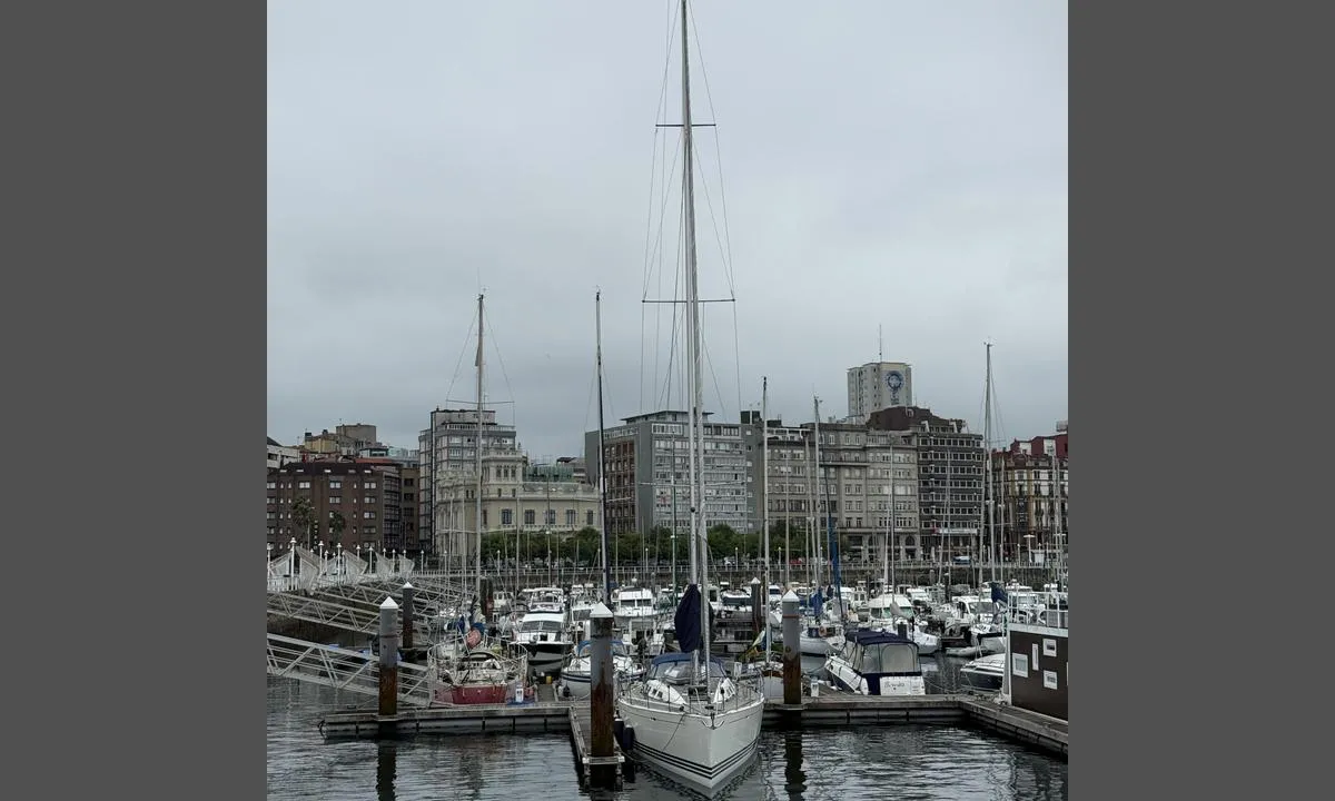 {"base": "no", "no": "Anvist plass ytterst p\u00e5 Muelle de Fomentin, med rask tilgang til byen, men en god rundtur til havnekontoret med dusj og toalett. Bra spesialforretning med verkt\u00f8y og teknisk b\u00e5tutstyr i gangavstand.", "se": "Anvisad plats ytterst p\u00e5 Muelle de Fomentin, med snabb \u00e5tkomst till staden, men en rej\u00e4l runda till hamnkontoret med dusch och toalett. Bra specialbutik med verktyg och teknisk b\u00e5tutrustning p\u00e5 g\u00e5ngavst\u00e5nd.", "en": "Designated space at the outermost part of Muelle de Fomentin, with quick access to the town but a substantial walk to the harbor office with shower and toilet facilities. Good specialty store with tools and technical boat equipment within walking distance.", "da": "Anvist plads yderst p\u00e5 Muelle de Fomentin, med hurtig adgang til byen, men en god rundtur til havnekontoret med bruser og toilet. God specialbutik med v\u00e6rkt\u00f8j og teknisk b\u00e5dudstyr i g\u00e5afstand.", "fr": "Emplacement d\u00e9sign\u00e9 \u00e0 l'extr\u00e9mit\u00e9 du Muelle de Fomentin, avec un acc\u00e8s rapide \u00e0 la ville, mais un long d\u00e9tour jusqu'au bureau du port avec douche et toilettes. Bon magasin sp\u00e9cialis\u00e9 avec des outils et des \u00e9quipements techniques pour bateaux \u00e0 distance de marche.", "de": "Angezeigter Platz am \u00e4u\u00dferen Ende des Muelle de Fomentin, mit schnellem Zugang zur Stadt, aber einem guten Rundgang zum Hafenb\u00fcro mit Dusche und Toilette. Gute Spezialgesch\u00e4fte mit Werkzeug und technischem Bootszubeh\u00f6r in Gehweite.", "es": "Lugar asignado en el extremo del Muelle de Fomentin, con r\u00e1pido acceso a la ciudad, pero con un buen recorrido hasta la oficina del puerto con ducha y aseo. Buena tienda especializada con herramientas y equipo t\u00e9cnico para barcos a poca distancia a pie.", "it": "Posto indicato all'estremit\u00e0 del Muelle de Fomentin, con rapido accesso alla citt\u00e0, ma un bel giro all'ufficio del porto con doccia e toilette. Buon negozio specializzato con attrezzi e attrezzature tecniche per barche a pochi passi.", "pt": "Local designado na extremidade do Muelle de Fomentin, com r\u00e1pido acesso \u00e0 cidade, mas uma caminhada consider\u00e1vel at\u00e9 o escrit\u00f3rio da marina com chuveiro e banheiro. Boa loja especializada com ferramentas e equipamentos t\u00e9cnicos para barcos a uma curta dist\u00e2ncia a p\u00e9.", "nl": "Toegewezen plaats aan de buitenkant van Muelle de Fomentin, met snelle toegang tot de stad, maar een flinke wandeling naar het havenkantoor met douche en toilet. Goede speciaalzaak met gereedschap en technisch bootuitrusting op loopafstand.", "pl": "Przydzielone miejsce na samym ko\u0144cu Muelle de Fomentin, z szybkim dost\u0119pem do miasta, ale d\u0142u\u017cszym spacerem do biura portowego z prysznicem i toalet\u0105. Dobrze zaopatrzony sklep specjalistyczny z narz\u0119dziami i technicznym wyposa\u017ceniem na \u0142odzie w odleg\u0142o\u015bci spaceru.", "uk": "\u0412\u043a\u0430\u0437\u0430\u043d\u0435 \u043c\u0456\u0441\u0446\u0435 \u043d\u0430 \u043a\u0440\u0430\u044e Muelle de Fomentin, \u0437 \u0448\u0432\u0438\u0434\u043a\u0438\u043c \u0434\u043e\u0441\u0442\u0443\u043f\u043e\u043c \u0434\u043e \u043c\u0456\u0441\u0442\u0430, \u0430\u043b\u0435 \u0437 \u0434\u043e\u0432\u0433\u0438\u043c \u043c\u0430\u0440\u0448\u0440\u0443\u0442\u043e\u043c \u0434\u043e \u0433\u0430\u0432\u0430\u043d\u0441\u044c\u043a\u043e\u0433\u043e \u043e\u0444\u0456\u0441\u0443 \u0437 \u0434\u0443\u0448\u0435\u043c \u0442\u0430 \u0442\u0443\u0430\u043b\u0435\u0442\u043e\u043c. \u0425\u043e\u0440\u043e\u0448\u0438\u0439 \u0441\u043f\u0435\u0446\u0456\u0430\u043b\u0456\u0437\u043e\u0432\u0430\u043d\u0438\u0439 \u043c\u0430\u0433\u0430\u0437\u0438\u043d \u0437 \u0456\u043d\u0441\u0442\u0440\u0443\u043c\u0435\u043d\u0442\u0430\u043c\u0438 \u0442\u0430 \u0442\u0435\u0445\u043d\u0456\u0447\u043d\u0438\u043c \u043e\u0431\u043b\u0430\u0434\u043d\u0430\u043d\u043d\u044f\u043c \u0434\u043b\u044f \u0447\u043e\u0432\u043d\u0456\u0432 \u0443 \u043f\u0456\u0448\u0456\u0439 \u0434\u043e\u0441\u0442\u0443\u043f\u043d\u043e\u0441\u0442\u0456.", "ro": "Loc alocat la cap\u0103tul Muelle de Fomentin, cu acces rapid la ora\u0219, dar un ocol bun p\u00e2n\u0103 la biroul portului cu du\u0219 \u0219i toalet\u0103. Magazin specializat bun cu scule \u0219i echipamente tehnice pentru b\u0103rci la distan\u021b\u0103 de mers pe jos.", "tr": "Muelle de Fomentin'in en d\u0131\u015f\u0131ndaki ayr\u0131lm\u0131\u015f yer, \u015fehre h\u0131zl\u0131 eri\u015fim sa\u011flar, ancak du\u015f ve tuvalet bulunan liman ofisine iyi bir tur gerektirir. Y\u00fcr\u00fcme mesafesinde iyi bir \u00f6zel ma\u011faza, aletler ve teknik tekne ekipmanlar\u0131 bulunmaktad\u0131r.", "el": "\u039f\u03c1\u03b9\u03c3\u03bc\u03ad\u03bd\u03b7 \u03b8\u03ad\u03c3\u03b7 \u03c3\u03c4\u03b7\u03bd \u03ac\u03ba\u03c1\u03b7 \u03c4\u03bf\u03c5 Muelle de Fomentin, \u03bc\u03b5 \u03b3\u03c1\u03ae\u03b3\u03bf\u03c1\u03b7 \u03c0\u03c1\u03cc\u03c3\u03b2\u03b1\u03c3\u03b7 \u03c3\u03c4\u03b7\u03bd \u03c0\u03cc\u03bb\u03b7, \u03b1\u03bb\u03bb\u03ac \u03ad\u03bd\u03b1\u03c2 \u03ba\u03b1\u03bb\u03cc\u03c2 \u03c0\u03b5\u03c1\u03af\u03c0\u03b1\u03c4\u03bf\u03c2 \u03bc\u03ad\u03c7\u03c1\u03b9 \u03c4\u03bf \u03b3\u03c1\u03b1\u03c6\u03b5\u03af\u03bf \u03c4\u03bf\u03c5 \u03bb\u03b9\u03bc\u03b1\u03bd\u03b9\u03bf\u03cd \u03bc\u03b5 \u03bd\u03c4\u03bf\u03c5\u03c2 \u03ba\u03b1\u03b9 \u03c4\u03bf\u03c5\u03b1\u03bb\u03ad\u03c4\u03b1. \u039a\u03b1\u03bb\u03cc \u03b5\u03be\u03b5\u03b9\u03b4\u03b9\u03ba\u03b5\u03c5\u03bc\u03ad\u03bd\u03bf \u03ba\u03b1\u03c4\u03ac\u03c3\u03c4\u03b7\u03bc\u03b1 \u03bc\u03b5 \u03b5\u03c1\u03b3\u03b1\u03bb\u03b5\u03af\u03b1 \u03ba\u03b1\u03b9 \u03c4\u03b5\u03c7\u03bd\u03b9\u03ba\u03cc \u03b5\u03be\u03bf\u03c0\u03bb\u03b9\u03c3\u03bc\u03cc \u03b3\u03b9\u03b1 \u03c3\u03ba\u03ac\u03c6\u03b7 \u03c3\u03b5 \u03ba\u03bf\u03bd\u03c4\u03b9\u03bd\u03ae \u03b1\u03c0\u03cc\u03c3\u03c4\u03b1\u03c3\u03b7.", "cs": "P\u0159id\u011blen\u00e9 m\u00edsto vn\u011bj\u0161\u00ed \u010d\u00e1sti Muelle de Fomentin, s rychl\u00fdm p\u0159\u00edstupem do m\u011bsta, ale dlouhou cestou na p\u0159\u00edstavn\u00ed \u00fa\u0159ad s sprchou a toaletou. Dobr\u00e1 specializovan\u00e1 prodejna s n\u00e1\u0159ad\u00edm a technick\u00fdm vybaven\u00edm pro lod\u011b v doch\u00e1zkov\u00e9 vzd\u00e1lenosti.", "hu": "Kijel\u00f6lt hely a Muelle de Fomentin k\u00fcls\u0151 r\u00e9sz\u00e9n, gyors hozz\u00e1f\u00e9r\u00e9ssel a v\u00e1roshoz, de egy hosszabb s\u00e9t\u00e1val a kik\u00f6t\u0151i irod\u00e1ig, ahol zuhanyz\u00f3 \u00e9s WC tal\u00e1lhat\u00f3. J\u00f3 szakkeresked\u00e9s szersz\u00e1mokkal \u00e9s m\u0171szaki haj\u00f3felszerel\u00e9sekkel gyalogos t\u00e1vols\u00e1gra.", "fi": "M\u00e4\u00e4r\u00e4tty paikka Muelle de Fomentinin ulkop\u00e4\u00e4ss\u00e4, nopea p\u00e4\u00e4sy kaupunkiin, mutta hyv\u00e4 kiertomatka satamatoimistolle suihkuineen ja WC-tiloineen. Hyv\u00e4 erikoisliike ty\u00f6kaluilla ja teknisill\u00e4 venevarusteilla k\u00e4velyet\u00e4isyydell\u00e4.", "bg": "\u041f\u0440\u0435\u0434\u043e\u0441\u0442\u0430\u0432\u0435\u043d\u043e \u043c\u044f\u0441\u0442\u043e \u043d\u0430\u0439-\u0432\u044a\u043d \u043d\u0430 Muelle de Fomentin, \u0441 \u0431\u044a\u0440\u0437 \u0434\u043e\u0441\u0442\u044a\u043f \u0434\u043e \u0433\u0440\u0430\u0434\u0430, \u043d\u043e \u0434\u043e\u0431\u0440\u043e \u0440\u0430\u0437\u0441\u0442\u043e\u044f\u043d\u0438\u0435 \u0434\u043e \u043f\u0440\u0438\u0441\u0442\u0430\u043d\u0438\u0449\u043d\u0430\u0442\u0430 \u0441\u043b\u0443\u0436\u0431\u0430 \u0441 \u0434\u0443\u0448 \u0438 \u0442\u043e\u0430\u043b\u0435\u0442\u043d\u0430. \u0414\u043e\u0431\u044a\u0440 \u0441\u043f\u0435\u0446\u0438\u0430\u043b\u0438\u0437\u0438\u0440\u0430\u043d \u043c\u0430\u0433\u0430\u0437\u0438\u043d \u0441 \u0438\u043d\u0441\u0442\u0440\u0443\u043c\u0435\u043d\u0442\u0438 \u0438 \u0442\u0435\u0445\u043d\u0438\u0447\u0435\u0441\u043a\u043e \u043e\u0431\u043e\u0440\u0443\u0434\u0432\u0430\u043d\u0435 \u0437\u0430 \u043b\u043e\u0434\u043a\u0438 \u043d\u0430 \u043f\u0435\u0448\u0435\u0445\u043e\u0434\u043d\u043e \u0440\u0430\u0437\u0441\u0442\u043e\u044f\u043d\u0438\u0435.", "sr": "Dodeljeno mesto na samom kraju Muelle de Fomentin, sa brzim pristupom gradu, ali dugim putem do lu\u010dke kancelarije sa tu\u0161em i WC-om. Dobra specijalizovana prodavnica sa alatima i tehni\u010dkom opremom za brodove na pe\u0161a\u010dkoj udaljenosti.", "et": "M\u00e4\u00e4ratud koht Muelle de Fomentini otsas, linna kiire juurdep\u00e4\u00e4suga, kuid pikk jalutusk\u00e4ik sadama ametkonda koos du\u0161i ja tualetiga. Hea eritoodete pood t\u00f6\u00f6riistade ja tehnilise paadi varustusega jalutusk\u00e4igu kaugusel.", "lv": "Nor\u0101d\u012bt\u0101 vieta atrodas vist\u0101l\u0101kaj\u0101 Muelle de Fomentin da\u013c\u0101, ar \u0101tru pieeju pils\u0113tai, bet diezgan t\u0101lu l\u012bdz ostas administr\u0101cijai ar du\u0161u un tualeti. Laba specializ\u0113t\u0101 veikala ar instrumentiem un tehnisko laivu apr\u012bkojumu g\u0101jiena att\u0101lum\u0101.", "lt": "Paskirta vieta pa\u010diame Muelle de Fomentin gale, su greitu pri\u0117jimu prie miesto, bet reikia nema\u017eai apeiti iki uosto biuro su du\u0161u ir tualetu. Geros specializuotos parduotuv\u0117s su \u012frankiais ir technine laiv\u0173 \u012franga p\u0117s\u010diomis pasiekiamu atstumu."}