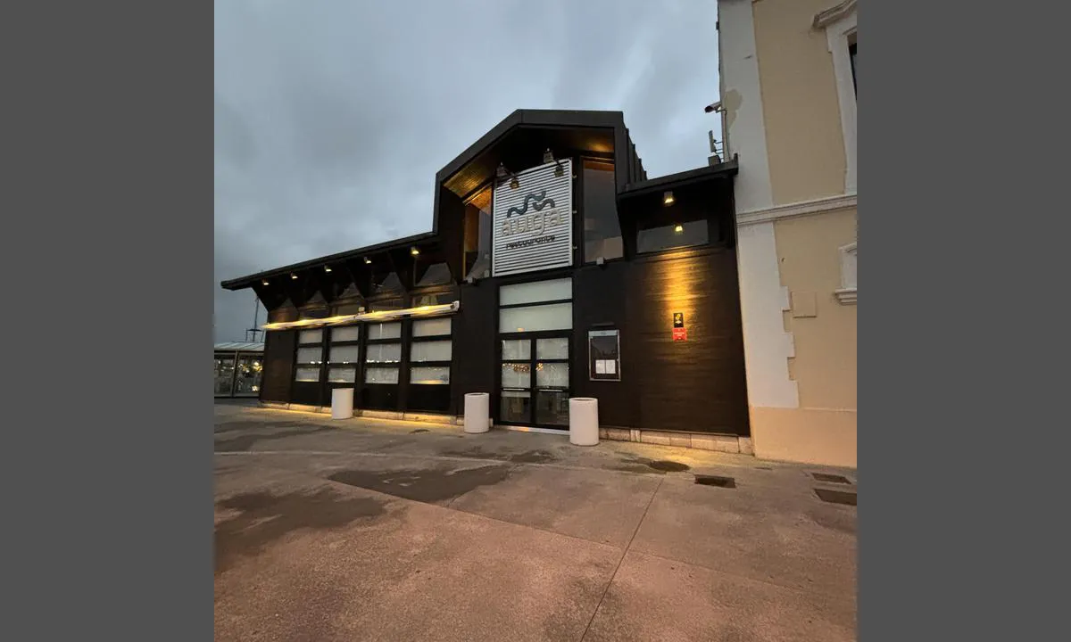 {"base": "se", "no": "Restaurant ved siden av havnekontoret", "se": "Restaurant bredvid hamnkontoret", "en": "Restaurant next to the harbour office", "da": "Restaurant ved siden af havnekontoret", "fr": "Restaurant \u00e0 c\u00f4t\u00e9 du bureau du port", "de": "Restaurant neben dem Hafenb\u00fcro", "es": "Restaurante junto a la oficina del puerto", "it": "Ristorante accanto all'ufficio del porto", "pt": "Restaurante ao lado do escrit\u00f3rio do porto", "nl": "Restaurant naast het havenkantoor", "pl": "Restauracja obok biura portowego", "uk": "\u0420\u0435\u0441\u0442\u043e\u0440\u0430\u043d \u043f\u043e\u0440\u0443\u0447 \u0437 \u043e\u0444\u0456\u0441\u043e\u043c \u0433\u0430\u0432\u0430\u043d\u0456", "ro": "Restaurant l\u00e2ng\u0103 biroul portului", "tr": "Restoran, liman ofisinin yan\u0131nda", "el": "\u0395\u03c3\u03c4\u03b9\u03b1\u03c4\u03cc\u03c1\u03b9\u03bf \u03b4\u03af\u03c0\u03bb\u03b1 \u03c3\u03c4\u03bf \u03b3\u03c1\u03b1\u03c6\u03b5\u03af\u03bf \u03c4\u03bf\u03c5 \u03bb\u03b9\u03bc\u03b1\u03bd\u03b9\u03bf\u03cd", "cs": "Restaurace vedle p\u0159\u00edstavn\u00ed kancel\u00e1\u0159e", "hu": "\u00c9tterem a kik\u00f6t\u0151iroda mellett", "fi": "Ravintola satamakonttorin vieress\u00e4", "bg": "\u0420\u0435\u0441\u0442\u043e\u0440\u0430\u043d\u0442 \u0434\u043e \u043f\u0440\u0438\u0441\u0442\u0430\u043d\u0438\u0449\u043d\u0438\u044f \u043e\u0444\u0438\u0441", "sr": "Restoran pored lu\u010dke kancelarije", "et": "Restoran sadamakontori k\u00f5rval", "lv": "Restor\u0101ns blakus ostas birojam", "lt": "Restoranas \u0161alia uosto administracijos"}