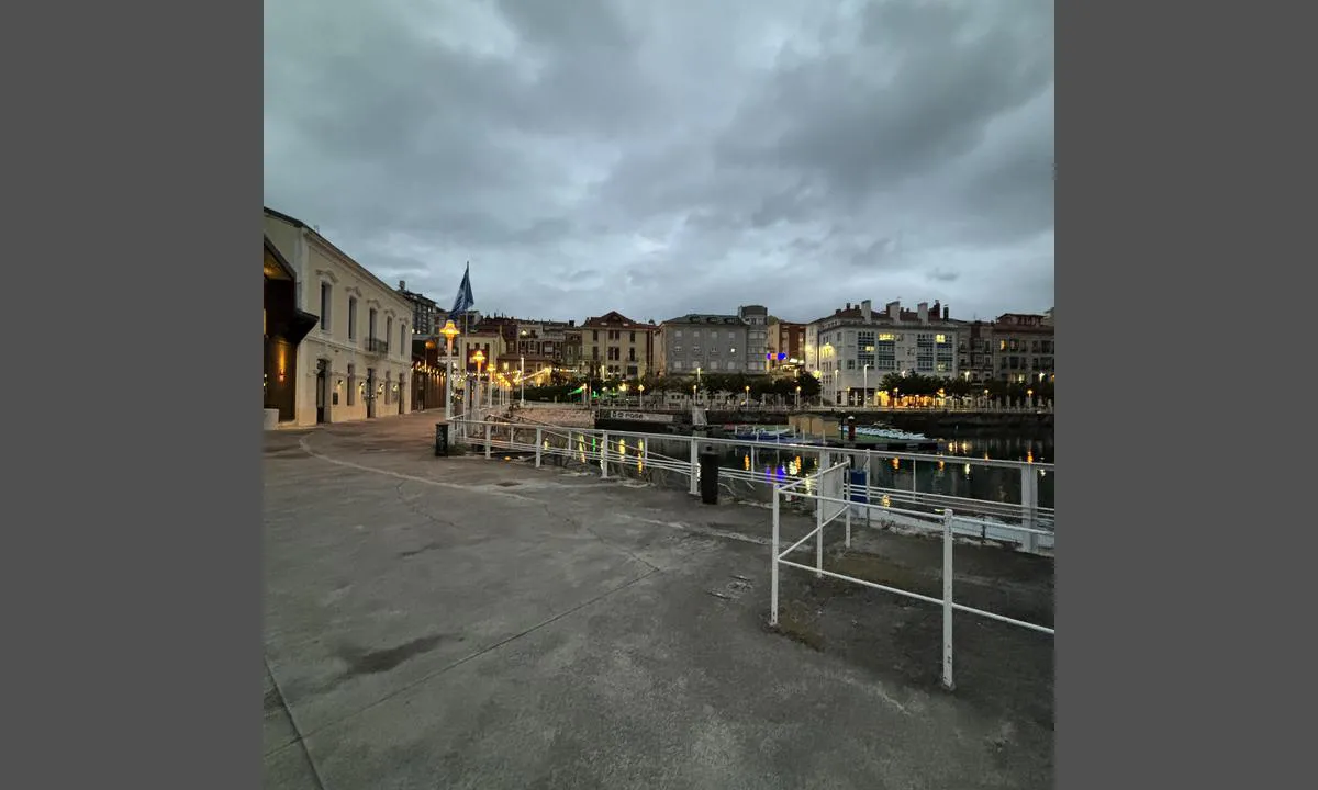 {"base": "se", "no": "Rett nede ved havnen. Fullt av gateliv og restauranter", "se": "Alldeles nere i hamnen. Fullt med gatuliv och restauranger", "en": "Right down in the harbour. Full of street life and restaurants.", "da": "Helt nede i havnen. Fuld af gadeliv og restauranter", "fr": "Juste en bas dans le port. Plein de vie urbaine et de restaurants", "de": "Direkt unten im Hafen. Voll mit Stra\u00dfenleben und Restaurants", "es": "Justo en el puerto. Lleno de vida callejera y restaurantes", "it": "Proprio gi\u00f9 al porto. Pieno di vita di strada e ristoranti", "pt": "Bem perto do porto. Cheio de vida urbana e restaurantes", "nl": "Helemaal beneden in de haven. Vol met straatleven en restaurants", "pl": "Tu\u017c przy porcie. Pe\u0142no \u017cycia ulicznego i restauracji", "uk": "\u041f\u0440\u044f\u043c\u043e \u0432\u043d\u0438\u0437\u0443 \u0432 \u0433\u0430\u0432\u0430\u043d\u0456. \u041f\u043e\u0432\u043d\u043e \u0432\u0443\u043b\u0438\u0447\u043d\u043e\u0433\u043e \u0436\u0438\u0442\u0442\u044f \u0442\u0430 \u0440\u0435\u0441\u0442\u043e\u0440\u0430\u043d\u0456\u0432", "ro": "Chiar jos \u00een port. Plin de via\u021b\u0103 stradal\u0103 \u0219i restaurante", "tr": "Tamamen liman\u0131n i\u00e7inde. Sokak hayat\u0131 ve restoranlar dolu", "el": "\u0391\u03ba\u03c1\u03b9\u03b2\u03ce\u03c2 \u03ba\u03ac\u03c4\u03c9 \u03c3\u03c4\u03bf \u03bb\u03b9\u03bc\u03ac\u03bd\u03b9. \u0393\u03b5\u03bc\u03ac\u03c4\u03bf \u03bc\u03b5 \u03b6\u03c9\u03ae \u03c3\u03c4\u03bf\u03c5\u03c2 \u03b4\u03c1\u03cc\u03bc\u03bf\u03c5\u03c2 \u03ba\u03b1\u03b9 \u03b5\u03c3\u03c4\u03b9\u03b1\u03c4\u03cc\u03c1\u03b9\u03b1.", "cs": "P\u0159\u00edmo dole v p\u0159\u00edstavu. Plno \u017eivota v ulic\u00edch a restaurac\u00ed", "hu": "K\u00f6zvetlen\u00fcl a kik\u00f6t\u0151n\u00e9l. Tele utcai \u00e9lettel \u00e9s \u00e9ttermekkel", "fi": "Aivan sataman \u00e4\u00e4rell\u00e4. T\u00e4ynn\u00e4 katuel\u00e4m\u00e4\u00e4 ja ravintoloita", "bg": "\u0422\u043e\u0447\u043d\u043e \u0434\u043e\u043b\u0443 \u0432 \u043f\u0440\u0438\u0441\u0442\u0430\u043d\u0438\u0449\u0435\u0442\u043e. \u041f\u044a\u043b\u043d\u043e \u0441 \u0443\u043b\u0438\u0447\u0435\u043d \u0436\u0438\u0432\u043e\u0442 \u0438 \u0440\u0435\u0441\u0442\u043e\u0440\u0430\u043d\u0442\u0438", "sr": "Potpuno dole u luci. Puno uli\u010dnog \u017eivota i restorana", "et": "Otse sadamas. T\u00e4is t\u00e4navaelu ja restorane", "lv": "Tie\u0161i ostas tuvum\u0101. Pilns ar ielu dz\u012bvi un restor\u0101niem", "lt": "Visai \u017eemai prie uosto. Pilna gatv\u0117s gyvenimo ir restoran\u0173"}