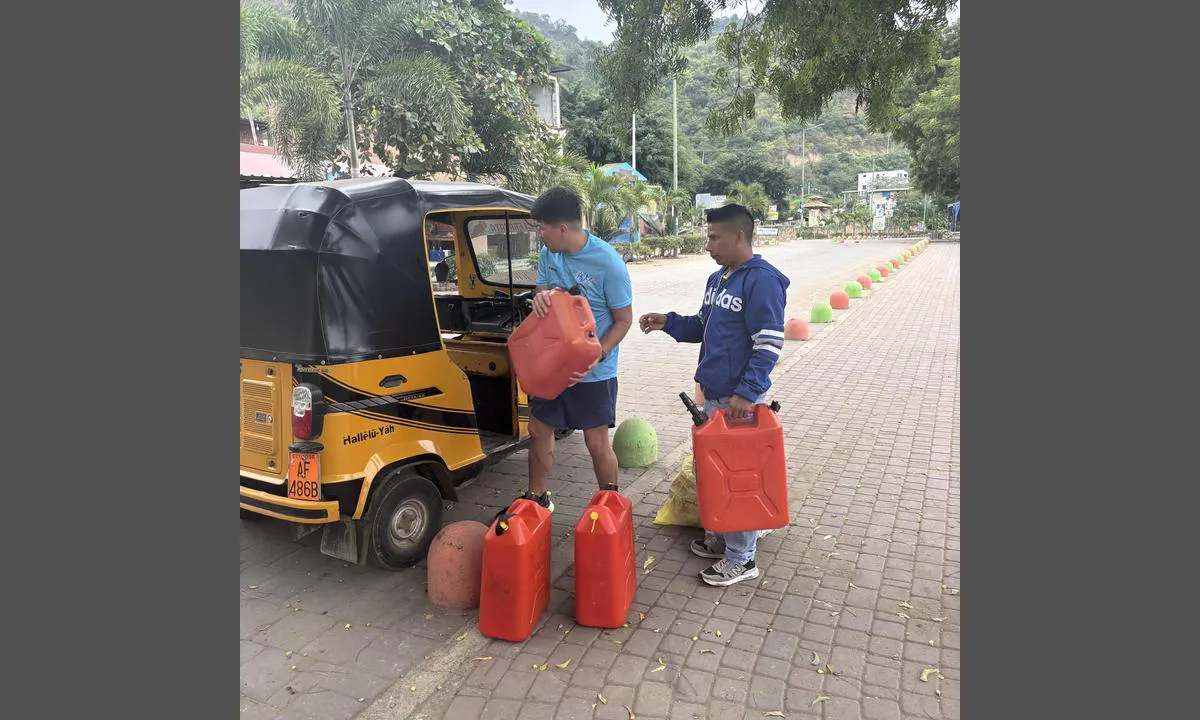 Puerto Lopez: {"base": "no", "no": "Hjelp fra TukTuk kj\u00f8rer, som tilfeldig kom sv\u00f8mmende fra land p\u00e5 trim tur med venner.", "se": "Hj\u00e4lp fr\u00e5n TukTuk-f\u00f6rare, som av en slump kom simmande fr\u00e5n land p\u00e5 motionsrunda med v\u00e4nner.", "en": "Help from TukTuk driver, who incidentally came swimming from land on a training trip with friends.", "da": "Hj\u00e6lp fra TukTuk chauff\u00f8r, som tilf\u00e6ldigt kom sv\u00f8mmende fra land p\u00e5 tr\u00e6ningstur med venner.", "fr": "Aide d'un conducteur de TukTuk, qui est venu nager spontan\u00e9ment depuis le rivage lors d'une sortie sportive avec des amis.", "de": "Hilfe von TukTuk-Fahrer, der zuf\u00e4llig mit Freunden vom Land aus auf einer Schwimmtour kam.", "es": "Ayuda de un conductor de TukTuk, que casualmente vino nadando desde la tierra durante un viaje de entrenamiento con amigos.", "it": "Aiuto da parte del conducente di TukTuk, che \u00e8 venuto a nuoto dalla terraferma durante un'escursione di allenamento con amici.", "pt": "Ajuda de um motorista de TukTuk, que por acaso veio nadando da terra durante um treino com amigos.", "nl": "Hulp van TukTuk-chauffeur, die toevallig zwemmend vanaf de kust kwam tijdens een trimtocht met vrienden.", "pl": "Pomoc od kierowcy TukTuk, kt\u00f3ry przypadkowo przyp\u0142yn\u0105\u0142 z l\u0105du podczas treningu p\u0142ywackiego z przyjaci\u00f3\u0142mi.", "uk": "\u0414\u043e\u043f\u043e\u043c\u043e\u0433\u0430 \u0432\u0456\u0434 \u0432\u043e\u0434\u0456\u044f TukTuk, \u044f\u043a\u0438\u0439 \u0432\u0438\u043f\u0430\u0434\u043a\u043e\u0432\u043e \u043f\u0440\u0438\u043f\u043b\u0438\u0432 \u0437 \u0431\u0435\u0440\u0435\u0433\u0430 \u043f\u0456\u0434 \u0447\u0430\u0441 \u0442\u0440\u0435\u043d\u0443\u0432\u0430\u043b\u044c\u043d\u043e\u0433\u043e \u0437\u0430\u043f\u043b\u0438\u0432\u0443 \u0437 \u0434\u0440\u0443\u0437\u044f\u043c\u0438.", "ro": "Ajutor de la \u0219oferul de TukTuk, care a venit \u00eenot\u00e2nd \u00eent\u00e2mpl\u0103tor de pe uscat \u00eentr-o excursie de antrenament cu prietenii.", "tr": "Karadan arkada\u015flar\u0131yla spor ama\u00e7l\u0131 y\u00fczerken tesad\u00fcfen gelen TukTuk s\u00fcr\u00fcc\u00fcs\u00fcnden yard\u0131m.", "el": "\u0392\u03bf\u03ae\u03b8\u03b5\u03b9\u03b1 \u03b1\u03c0\u03cc \u03c4\u03bf\u03bd \u03bf\u03b4\u03b7\u03b3\u03cc TukTuk, \u03bf \u03bf\u03c0\u03bf\u03af\u03bf\u03c2 \u03c4\u03c5\u03c7\u03b1\u03af\u03b1 \u03ba\u03bf\u03bb\u03c5\u03bc\u03c0\u03bf\u03cd\u03c3\u03b5 \u03b1\u03c0\u03cc \u03c4\u03b7\u03bd \u03be\u03b7\u03c1\u03ac \u03c3\u03b5 \u03c0\u03b5\u03c1\u03b9\u03ae\u03b3\u03b7\u03c3\u03b7 \u03bc\u03b5 \u03c6\u03af\u03bb\u03bf\u03c5\u03c2.", "cs": "Pomoc od \u0159idi\u010de TukTuku, kter\u00fd n\u00e1hodou p\u0159iplaval z pevniny na tr\u00e9ninkov\u00fd v\u00fdlet s p\u0159\u00e1teli.", "hu": "Seg\u00edts\u00e9g TukTuk vezet\u0151t\u0151l, aki v\u00e9letlen\u00fcl a sz\u00e1razf\u00f6ldr\u0151l \u00faszott oda bar\u00e1tokkal egy edz\u0151t\u00far\u00e1n.", "fi": "Apu TukTuk-kuljettajalta, joka sattumalta tuli uimaan maalta treenimatkalla yst\u00e4vien kanssa.", "bg": "\u041f\u043e\u043c\u043e\u0449 \u043e\u0442 \u0432\u043e\u0434\u0430\u0447 \u043d\u0430 TukTuk, \u043a\u043e\u0439\u0442\u043e \u0441\u043b\u0443\u0447\u0430\u0439\u043d\u043e \u0434\u043e\u0439\u0434\u0435 \u0434\u0430 \u043f\u043b\u0443\u0432\u0430 \u043e\u0442 \u0431\u0440\u0435\u0433\u0430 \u043f\u043e \u0432\u0440\u0435\u043c\u0435 \u043d\u0430 \u0442\u0440\u0435\u043d\u0438\u0440\u043e\u0432\u044a\u0447\u0435\u043d \u0442\u0443\u0440 \u0441 \u043f\u0440\u0438\u044f\u0442\u0435\u043b\u0438.", "sr": "\u041f\u043e\u043c\u043e\u045b \u043e\u0434 \u0432\u043e\u0437\u0430\u0447\u0430 \u0422\u0443\u043a\u0422\u0443\u043a\u0430, \u043a\u043e\u0458\u0438 \u0458\u0435 \u0441\u043b\u0443\u0447\u0430\u0458\u043d\u043e \u0434\u043e\u043f\u043b\u0438\u0432\u0430\u043e \u043e\u0434 \u043a\u043e\u043f\u043d\u0430 \u0441\u0430 \u0434\u0440\u0443\u0433\u0430\u0440\u0438\u043c\u0430 \u0442\u043e\u043a\u043e\u043c \u043a\u043e\u043d\u0434\u0438\u0446\u0438\u043e\u043d\u043e\u0433 \u0442\u0440\u0435\u043d\u0438\u043d\u0433\u0430.", "et": "Abi TukTuki juhilt, kes juhuslikult tuli maalt ujumistrennist s\u00f5pradega.", "lv": "Pal\u012bdz\u0113ja TukTuk vad\u012bt\u0101js, kur\u0161 nejau\u0161i peld\u0113ja no krasta treni\u0146a t\u016br\u0113 ar draugiem.", "lt": "Pagalba i\u0161 TukTuk vairuotojo, kuris atsitiktinai atplauk\u0117 nuo kranto per treniruot\u0119 su draugais."}