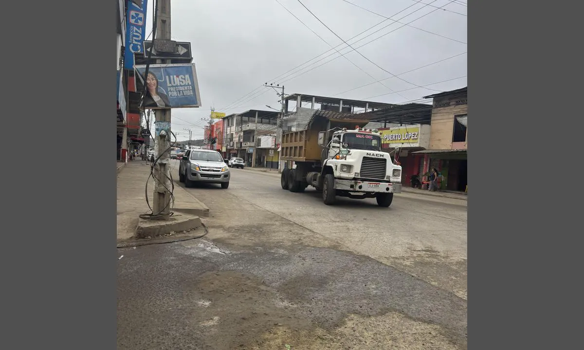 Puerto Lopez: {"base": "no", "no": "En av hovedgatene. Der bor ca 12500 i denne fiske landsbyen", "se": "En av huvudgatorna. D\u00e4r bor ca 12500 i denna fiskeby", "en": "One of the main streets. Approximately 12500 people live in this fishing village.", "da": "<p>En af hovedgaderne. Der bor ca. 12500 i denne fiskerlandsby.</p>", "fr": "Une des principales rues. Il y a environ 12500 habitants dans ce village de p\u00eacheurs.", "de": "Eine der Hauptstra\u00dfen. In diesem Fischerdorf leben etwa 12500 Menschen.", "es": "Una de las calles principales. Aproximadamente 12,500 personas viven en este pueblo pesquero", "it": "Una delle strade principali. Ci vivono circa 12500 persone in questo villaggio di pescatori.", "pt": "Uma das ruas principais. H\u00e1 cerca de 12500 habitantes nesta vila de pescadores", "nl": "Een van de hoofdstraten. Er wonen ongeveer 12500 mensen in dit vissersdorp.", "pl": "Jedna z g\u0142\u00f3wnych ulic. W tej wiosce rybackiej mieszka oko\u0142o 12500 os\u00f3b", "uk": "\u041e\u0434\u043d\u0430 \u0437 \u0433\u043e\u043b\u043e\u0432\u043d\u0438\u0445 \u0432\u0443\u043b\u0438\u0446\u044c. \u0423 \u0446\u044c\u043e\u043c\u0443 \u0440\u0438\u0431\u0430\u0446\u044c\u043a\u043e\u043c\u0443 \u0441\u0435\u043b\u0438\u0449\u0456 \u0436\u0438\u0432\u0443\u0442\u044c \u0431\u043b\u0438\u0437\u044c\u043a\u043e 12500 \u043e\u0441\u0456\u0431", "ro": "Una dintre str\u0103zile principale. Aproximativ 12500 de oameni locuiesc \u00een acest ora\u0219 pesc\u0103resc.", "tr": "Ana caddelerden biri. Bu bal\u0131k\u00e7\u0131 k\u00f6y\u00fcnde yakla\u015f\u0131k 12500 ki\u015fi ya\u015f\u0131yor.", "el": "\u0388\u03bd\u03b1\u03c2 \u03b1\u03c0\u03cc \u03c4\u03bf\u03c5\u03c2 \u03ba\u03cd\u03c1\u03b9\u03bf\u03c5\u03c2 \u03b4\u03c1\u03cc\u03bc\u03bf\u03c5\u03c2. \u0395\u03ba\u03b5\u03af \u03b6\u03bf\u03c5\u03bd \u03c0\u03b5\u03c1\u03af\u03c0\u03bf\u03c5 12500 \u03ac\u03bd\u03b8\u03c1\u03c9\u03c0\u03bf\u03b9 \u03c3\u03b5 \u03b1\u03c5\u03c4\u03cc \u03c4\u03bf \u03c8\u03b1\u03c1\u03bf\u03c7\u03ce\u03c1\u03b9", "cs": "Jedna z hlavn\u00edch ulic. Ve t\u00e9to ryb\u00e1\u0159sk\u00e9 vesnici \u017eije p\u0159ibli\u017en\u011b 12 500 obyvatel", "hu": "Egyik f\u0151utc\u00e1ja. Ebben a hal\u00e1szfalu k\u00f6r\u00fclbel\u00fcl 12500 ember \u00e9l.", "fi": "Yksi p\u00e4\u00e4kaduista. T\u00e4ss\u00e4 kalastajakyl\u00e4ss\u00e4 asuu noin 12500 ihmist\u00e4", "bg": "\u0415\u0434\u043d\u0430 \u043e\u0442 \u0433\u043b\u0430\u0432\u043d\u0438\u0442\u0435 \u0443\u043b\u0438\u0446\u0438. \u0412 \u0442\u043e\u0432\u0430 \u0440\u0438\u0431\u0430\u0440\u0441\u043a\u043e \u0441\u0435\u043b\u0438\u0449\u0435 \u0436\u0438\u0432\u0435\u044f\u0442 \u043e\u043a\u043e\u043b\u043e 12500 \u0434\u0443\u0448\u0438", "sr": "\u0408\u0435\u0434\u043d\u0430 \u043e\u0434 \u0433\u043b\u0430\u0432\u043d\u0438\u0445 \u0443\u043b\u0438\u0446\u0430. \u041e\u043a\u043e 12500 \u0459\u0443\u0434\u0438 \u0436\u0438\u0432\u0438 \u0443 \u043e\u0432\u043e\u043c \u0440\u0438\u0431\u0430\u0440\u0441\u043a\u043e\u043c \u0441\u0435\u043b\u0443", "et": "\u00dcks peamagistraale. Selles kalurik\u00fclas elab umbes 12500 inimest", "lv": "Viena no galvenaj\u0101m iel\u0101m. \u0160aj\u0101 zvejnieku ciemat\u0101 dz\u012bvo apm\u0113ram 12500 cilv\u0113ku", "lt": "Viena i\u0161 pagrindini\u0173 gatvi\u0173. \u0160iame \u017evej\u0173 kaime gyvena apie 12500 gyventoj\u0173"}
