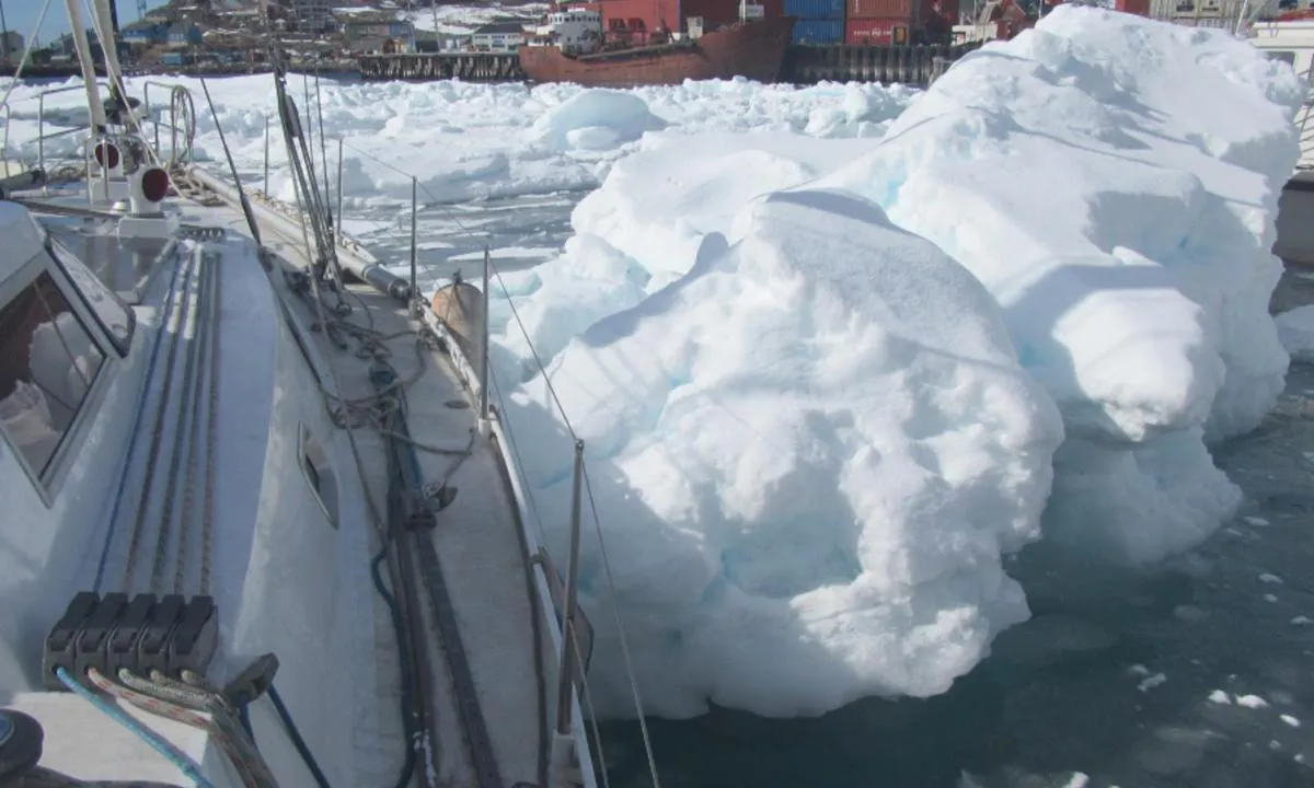 Qaqortoq: {"base": "fr", "no": "Mellom midten av april og midten av juni kan havnen v\u00e6re fylt med store mengder is.", "se": "Mellan mitten av april och mitten av juni kan hamnen vara full av stora m\u00e4ngder is.", "en": "Between mid-April and mid-June, the port may be congested with large amounts of ice.", "da": "Mellem midten af april og midten af juni kan havnen v\u00e6re overfyldt af store m\u00e6ngder is.", "fr": "Entre mi-avril et mi-juin, le port peut \u00eatre encombr\u00e9 par de grandes quantit\u00e9s de glace.", "de": "Zwischen Mitte April und Mitte Juni kann der Hafen durch gro\u00dfe Mengen an Eis blockiert werden.", "es": "Entre mediados de abril y mediados de junio, el puerto puede estar congestionado por grandes cantidades de hielo.", "it": "Tra la met\u00e0 di aprile e la met\u00e0 di giugno, il porto pu\u00f2 essere ingombrato da grandi quantit\u00e0 di ghiaccio.", "pt": "Entre meados de abril e meados de junho, o porto pode estar congestionado por grandes quantidades de gelo.", "nl": "Tussen half april en half juni kan de haven door grote hoeveelheden ijs verstopt raken.", "pl": "Mi\u0119dzy po\u0142ow\u0105 kwietnia a po\u0142ow\u0105 czerwca port mo\u017ce by\u0107 zat\u0142oczony przez du\u017ce ilo\u015bci lodu.", "uk": "\u041c\u0456\u0436 \u0441\u0435\u0440\u0435\u0434\u0438\u043d\u043e\u044e \u043a\u0432\u0456\u0442\u043d\u044f \u0442\u0430 \u0441\u0435\u0440\u0435\u0434\u0438\u043d\u043e\u044e \u0447\u0435\u0440\u0432\u043d\u044f \u043f\u043e\u0440\u0442 \u043c\u043e\u0436\u0435 \u0431\u0443\u0442\u0438 \u0437\u0430\u0432\u0430\u043d\u0442\u0430\u0436\u0435\u043d\u0438\u043c \u0432\u0435\u043b\u0438\u043a\u0438\u043c\u0438 \u043a\u0456\u043b\u044c\u043a\u043e\u0441\u0442\u044f\u043c\u0438 \u043b\u044c\u043e\u0434\u0443.", "ro": "\u00centre mijlocul lunii aprilie \u0219i mijlocul lunii iunie, portul poate fi aglomerat de cantit\u0103\u021bi mari de ghea\u021b\u0103.", "tr": "Nisan ortas\u0131 ile Haziran ortas\u0131 aras\u0131nda, liman b\u00fcy\u00fck miktarda buzla dolu olabilir.", "el": "\u0391\u03bd\u03ac\u03bc\u03b5\u03c3\u03b1 \u03c3\u03c4\u03b1 \u03bc\u03ad\u03c3\u03b1 \u0391\u03c0\u03c1\u03b9\u03bb\u03af\u03bf\u03c5 \u03ba\u03b1\u03b9 \u03c4\u03b1 \u03bc\u03ad\u03c3\u03b1 \u0399\u03bf\u03c5\u03bd\u03af\u03bf\u03c5, \u03c4\u03bf \u03bb\u03b9\u03bc\u03ac\u03bd\u03b9 \u03bc\u03c0\u03bf\u03c1\u03b5\u03af \u03bd\u03b1 \u03b5\u03af\u03bd\u03b1\u03b9 \u03b3\u03b5\u03bc\u03ac\u03c4\u03bf \u03b1\u03c0\u03cc \u03bc\u03b5\u03b3\u03ac\u03bb\u03b5\u03c2 \u03c0\u03bf\u03c3\u03cc\u03c4\u03b7\u03c4\u03b5\u03c2 \u03c0\u03ac\u03b3\u03bf\u03c5.", "cs": "Mezi polovinou dubna a polovinou \u010dervna m\u016f\u017ee b\u00fdt p\u0159\u00edstav zahrazen velk\u00fdmi mno\u017estv\u00edmi ledu.", "hu": "\u00c1prilis k\u00f6zepe \u00e9s j\u00fanius k\u00f6zepe k\u00f6z\u00f6tt a kik\u00f6t\u0151 nagy mennyis\u00e9g\u0171 j\u00e9gt\u0151l lehet zs\u00fafolt.", "fi": "Huhtikuun puoliv\u00e4list\u00e4 kes\u00e4kuun puoliv\u00e4liin satama saattaa olla t\u00e4ynn\u00e4 suuria m\u00e4\u00e4ri\u00e4 j\u00e4\u00e4t\u00e4.", "bg": "\u041c\u0435\u0436\u0434\u0443 \u0441\u0440\u0435\u0434\u0430\u0442\u0430 \u043d\u0430 \u0430\u043f\u0440\u0438\u043b \u0438 \u0441\u0440\u0435\u0434\u0430\u0442\u0430 \u043d\u0430 \u044e\u043d\u0438 \u043f\u0440\u0438\u0441\u0442\u0430\u043d\u0438\u0449\u0435\u0442\u043e \u043c\u043e\u0436\u0435 \u0434\u0430 \u0431\u044a\u0434\u0435 \u0437\u0430\u0442\u0440\u0443\u043f\u0430\u043d\u043e \u043e\u0442 \u0433\u043e\u043b\u0435\u043c\u0438 \u043a\u043e\u043b\u0438\u0447\u0435\u0441\u0442\u0432\u0430 \u043b\u0435\u0434.", "sr": "Izme\u0111u sredine aprila i sredine juna, luka mo\u017ee biti zakr\u010dena velikim koli\u010dinama leda.", "et": "Ajavahemikul aprilli keskpaigast kuni juuni keskpaigani v\u00f5ib sadam olla suures koguses j\u00e4\u00e4st ummistatud.", "lv": "Laik\u0101 no apr\u012b\u013ca vidus l\u012bdz j\u016bnija vidum, osta var b\u016bt p\u0101rpild\u012bta ar lieliem ledus daudzumiem.", "lt": "Nuo baland\u017eio vidurio iki bir\u017eelio vidurio uostas gali b\u016bti u\u017ekim\u0161tas dideliais ledo kiekiais."}