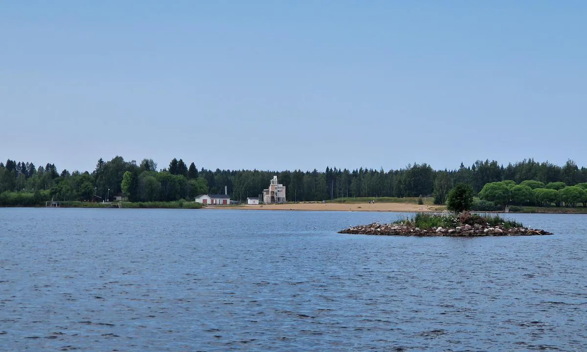 Raahe Museum: {"base": "en", "no": "Stranden og sportsomr\u00e5det ligger 800m nord for havnen", "se": "Stranden och sportomr\u00e5det ligger 800m norr om hamnen", "en": "The beach and sport area is located 800m North of the harbour", "da": "Stranden og sportsomr\u00e5det ligger 800m nord for havnen", "fr": "La plage et la zone sportive sont situ\u00e9es \u00e0 800m au nord du port", "de": "Der Strand- und Sportbereich befindet sich 800m n\u00f6rdlich des Hafens", "es": "La playa y zona deportiva se encuentran a 800m al norte del puerto", "it": "La spiaggia e l'area sportiva si trovano a 800m a nord del porto", "pt": "A \u00e1rea da praia e desportiva est\u00e1 localizada a 800m ao norte do porto", "nl": "Het strand- en sportgebied ligt 800m ten noorden van de haven", "pl": "Pla\u017ca i strefa sportowa znajduj\u0105 si\u0119 800m na p\u00f3\u0142noc od portu", "uk": "\u041f\u043b\u044f\u0436 \u0442\u0430 \u0441\u043f\u043e\u0440\u0442\u0438\u0432\u043d\u0430 \u0437\u043e\u043d\u0430 \u0440\u043e\u0437\u0442\u0430\u0448\u043e\u0432\u0430\u043d\u0456 \u0437\u0430 800 \u043c \u043d\u0430 \u043f\u0456\u0432\u043d\u0456\u0447 \u0432\u0456\u0434 \u0433\u0430\u0432\u0430\u043d\u0456", "ro": "Zona de plaj\u0103 \u0219i sport se afl\u0103 la 800m nord de port", "tr": "Plaj ve spor alan\u0131, liman\u0131n 800m kuzeyinde yer almaktad\u0131r.", "el": "\u0397 \u03c0\u03b1\u03c1\u03b1\u03bb\u03af\u03b1 \u03ba\u03b1\u03b9 \u03b7 \u03c0\u03b5\u03c1\u03b9\u03bf\u03c7\u03ae \u03ac\u03b8\u03bb\u03b7\u03c3\u03b7\u03c2 \u03b2\u03c1\u03af\u03c3\u03ba\u03bf\u03bd\u03c4\u03b1\u03b9 800\u03bc \u03b2\u03cc\u03c1\u03b5\u03b9\u03b1 \u03c4\u03bf\u03c5 \u03bb\u03b9\u03bc\u03b1\u03bd\u03b9\u03bf\u03cd", "cs": "Pl\u00e1\u017e a sportovn\u00ed z\u00f3na se nach\u00e1z\u00ed 800 m severn\u011b od p\u0159\u00edstavu", "hu": "A strand \u00e9s sportter\u00fclet a kik\u00f6t\u0151t\u0151l 800 m-re \u00e9szakra tal\u00e1lhat\u00f3.", "fi": "Ranta- ja urheilualue sijaitsee 800m satamasta pohjoiseen", "bg": "\u041f\u043b\u0430\u0436\u044a\u0442 \u0438 \u0441\u043f\u043e\u0440\u0442\u043d\u0430\u0442\u0430 \u0437\u043e\u043d\u0430 \u0441\u0435 \u043d\u0430\u043c\u0438\u0440\u0430\u0442 \u043d\u0430 800 \u043c\u0435\u0442\u0440\u0430 \u0441\u0435\u0432\u0435\u0440\u043d\u043e \u043e\u0442 \u043f\u0440\u0438\u0441\u0442\u0430\u043d\u0438\u0449\u0435\u0442\u043e", "sr": "Pla\u017ea i sportski prostor nalaze se 800m severno od luke", "et": "Rand ja spordiala asuvad 800m sadamast p\u00f5hja pool", "lv": "Pludmale un sporta zona atrodas 800m uz zieme\u013ciem no ostas", "lt": "Papl\u016bdimio ir sporto zona yra 800m \u012f \u0161iaur\u0119 nuo uosto"}