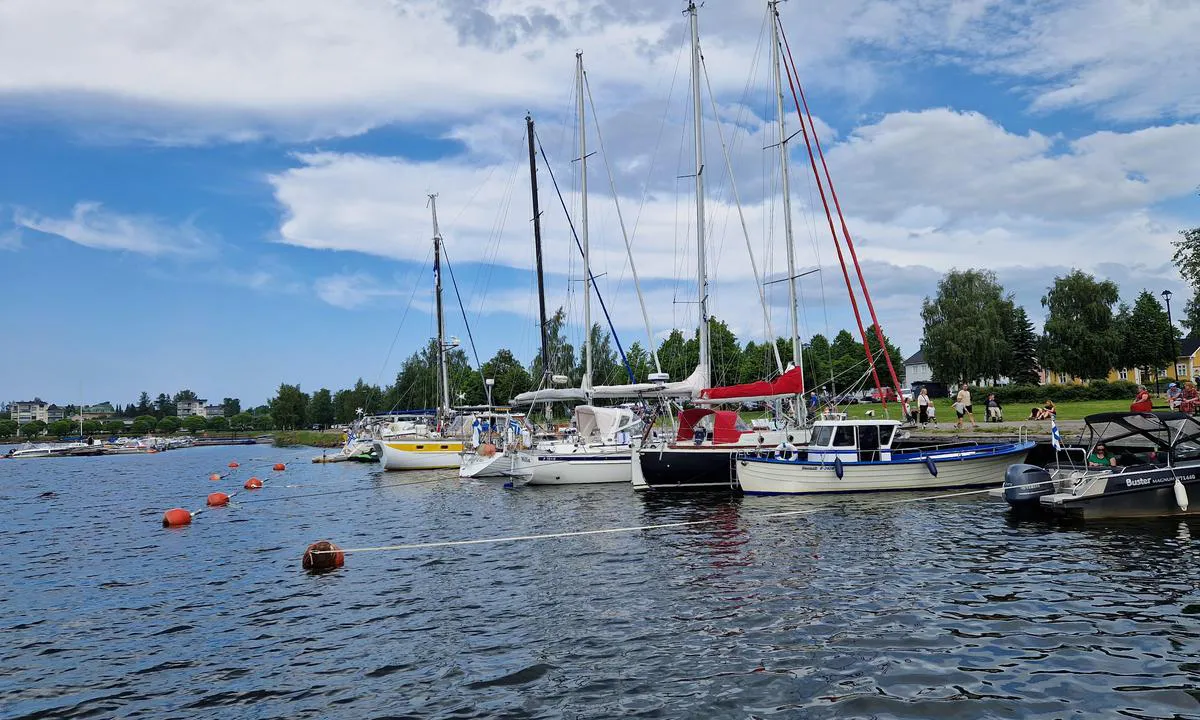 Raahe Museum: {"base": "en", "no": "Akersfort\u00f8yning og bryggefort\u00f8yning, Nord for museet", "se": "Akterboj och pontonf\u00f6rt\u00f6jning, norr om museet", "en": "Stern buoy and pontoon mooring, North of the mus\u00e9um", "da": "H\u00e6kmoring og ponton fort\u00f8jning, nord for museet", "fr": "Mouillage sur bou\u00e9e de poupe et ponton, au nord du mus\u00e9e", "de": "Heckboje und Pontonliegeplatz, n\u00f6rdlich des Museums", "es": "Amarre de boya de popa y pantal\u00e1n, al norte del museo", "it": "Ormeggio con gavitello di poppa e pontile, a nord del museo", "pt": "Amarra\u00e7\u00e3o de popa com boia e p\u00eder, ao norte do museu", "nl": "Achterankerboei en pontonaanlegplaats, ten noorden van het museum", "pl": "Cumowanie rufowe przy bojce i p\u0142ywaj\u0105cym pomo\u015bcie, na p\u00f3\u0142noc od muzeum", "uk": "\u041a\u043e\u0440\u043c\u043e\u0432\u0438\u0439 \u0431\u0443\u0439 \u0456 \u0448\u0432\u0430\u0440\u0442\u0443\u0432\u0430\u043d\u043d\u044f \u0434\u043e \u043f\u043e\u043d\u0442\u043e\u043d\u0430, \u043d\u0430 \u043f\u0456\u0432\u043d\u0456\u0447 \u0432\u0456\u0434 \u043c\u0443\u0437\u0435\u044e", "ro": "Boie de pupa \u0219i amaraj la ponton, la nord de muzeu", "tr": "K\u0131\u00e7tan kara ba\u011flama \u015famand\u0131ras\u0131 ve ponton, m\u00fczenin kuzeyinde", "el": "\u03a3\u03c4\u03b5\u03c1\u03bd\u03cc\u03c3\u03c7\u03bf\u03b9\u03bd\u03bf \u03ba\u03b1\u03b9 \u03c0\u03bb\u03c9\u03c4\u03ae \u03b1\u03c0\u03bf\u03b2\u03ac\u03b8\u03c1\u03b1, \u03b2\u03cc\u03c1\u03b5\u03b9\u03b1 \u03c4\u03bf\u03c5 \u03bc\u03bf\u03c5\u03c3\u03b5\u03af\u03bf\u03c5", "cs": "Zadn\u00ed b\u00f3je a molo kotvi\u0161t\u011b, severn\u011b od muzea", "hu": "H\u00e1tulr\u00f3l b\u00f3ja \u00e9s ponton kik\u00f6t\u00e9s, az \u00e9szaki r\u00e9sz\u00e9n a m\u00fazeumnak", "fi": "Per\u00e4poiju ja ponttonikiinnitys, museon pohjoispuolella", "bg": "\u041f\u0430\u043b\u0443\u0431\u0430 \u0437\u0430 \u043d\u043e\u0441\u043e\u0432\u0438 \u043a\u043e\u0442\u0432\u0438 \u0438 \u043f\u0440\u0438\u0441\u0442\u0430\u043d\u0430, \u0441\u0435\u0432\u0435\u0440\u043d\u043e \u043e\u0442 \u043c\u0443\u0437\u0435\u044f", "sr": "Privez krmom i pontonsko privezivanje, severno od muzeja", "et": "Ahtripoiga ja ujuvkaiga kai, muuseumi p\u00f5hja pool", "lv": "Aizmugures boja un pontonu piekrau\u0161ana, uz zieme\u013ciem no muzeja", "lt": "Galinis pl\u016bduris ir pontoninis priri\u0161imas, \u012f \u0161iaur\u0119 nuo muziejaus"}