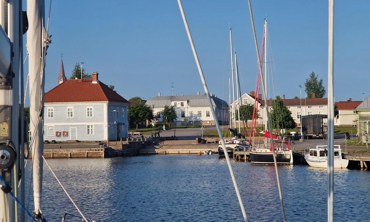 Raahe Museum: {"base": "en", "no": "Du kan legge til lang b\u00e5tsiden p\u00e5 begge sider ved museet (gr\u00e5tt hus).", "se": "Du kan f\u00f6rt\u00f6ja l\u00e4ngs b\u00e5da sidorna vid museet (gr\u00e5tt hus).", "en": "You can moor along side on both side by the museum (grey house).", "da": "Du kan fort\u00f8je langskibs p\u00e5 begge sider af museet (gr\u00e5 hus).", "fr": "Vous pouvez amarrer le long des deux c\u00f4t\u00e9s du mus\u00e9e (maison grise).", "de": "Sie k\u00f6nnen beidseitig am Museum (graues Haus) l\u00e4ngsseits anlegen.", "es": "Puede atracar a ambos lados junto al museo (casa gris).", "it": "\u00c8 possibile ormeggiare fianco a fianco su entrambi i lati del museo (casa grigia).", "pt": "Voc\u00ea pode atracar ao longo dos dois lados, junto ao museu (casa cinza).", "nl": "U kunt aan beide zijden naast het museum (grijs huis) aanmeren.", "pl": "Mo\u017cesz zacumowa\u0107 wzd\u0142u\u017c obu stron przy muzeum (szary dom).", "uk": "\u0412\u0438 \u043c\u043e\u0436\u0435\u0442\u0435 \u0448\u0432\u0430\u0440\u0442\u0443\u0432\u0430\u0442\u0438\u0441\u044f \u0437 \u043e\u0431\u043e\u0445 \u0431\u043e\u043a\u0456\u0432 \u0431\u0456\u043b\u044f \u043c\u0443\u0437\u0435\u044e (\u0441\u0438\u0432\u0430 \u0431\u0443\u0434\u0456\u0432\u043b\u044f).", "ro": "Pute\u021bi ancora de-a lungul ambelor laturi l\u00e2ng\u0103 muzeu (casa gri).", "tr": "M\u00fczenin (gri evin) her iki taraf\u0131nda yana\u015fabilirsiniz.", "el": "\u039c\u03c0\u03bf\u03c1\u03b5\u03af\u03c4\u03b5 \u03bd\u03b1 \u03c0\u03bb\u03b5\u03c5\u03c1\u03af\u03c3\u03b5\u03c4\u03b5 \u03b1\u03c0\u03cc \u03c4\u03b7\u03bd \u03c0\u03bb\u03b5\u03c5\u03c1\u03ac \u03c4\u03bf\u03c5 \u03bc\u03bf\u03c5\u03c3\u03b5\u03af\u03bf\u03c5 (\u03b3\u03ba\u03c1\u03af\u03b6\u03bf \u03c3\u03c0\u03af\u03c4\u03b9) \u03c3\u03b5 \u03b1\u03bc\u03c6\u03cc\u03c4\u03b5\u03c1\u03b5\u03c2 \u03c4\u03b9\u03c2 \u03c0\u03bb\u03b5\u03c5\u03c1\u03ad\u03c2.", "cs": "M\u016f\u017eete se p\u0159\u00edstavit pod\u00e9l obou stran u muzea (\u0161ed\u00fd d\u016fm).", "hu": "Mindk\u00e9t oldalon kik\u00f6thetsz a m\u00fazeum mellett (sz\u00fcrke h\u00e1z).", "fi": "Voit kiinnitty\u00e4 kyljitt\u00e4in molemmille puolille museon (harmaa talo).", "bg": "\u041c\u043e\u0436\u0435\u0442\u0435 \u0434\u0430 \u0430\u043a\u043e\u0441\u0442\u0438\u0440\u0430\u0442\u0435 \u043e\u0442 \u0434\u0432\u0435\u0442\u0435 \u0441\u0442\u0440\u0430\u043d\u0438 \u043d\u0430 \u043c\u0443\u0437\u0435\u044f (\u0441\u0438\u0432\u0430\u0442\u0430 \u0441\u0433\u0440\u0430\u0434\u0430).", "sr": "Mo\u017eete se privezati sa obe strane pored muzeja (siva ku\u0107a).", "et": "Saate silduda m\u00f5lemal pool muuseumi (hall maja).", "lv": "J\u016bs varat piest\u0101t blakus ab\u0101s muzeja (pel\u0113k\u0101s m\u0101jas) pus\u0113s.", "lt": "Galite \u0161vartuotis abiejose pus\u0117se prie muziejaus (pilkas namas)."}