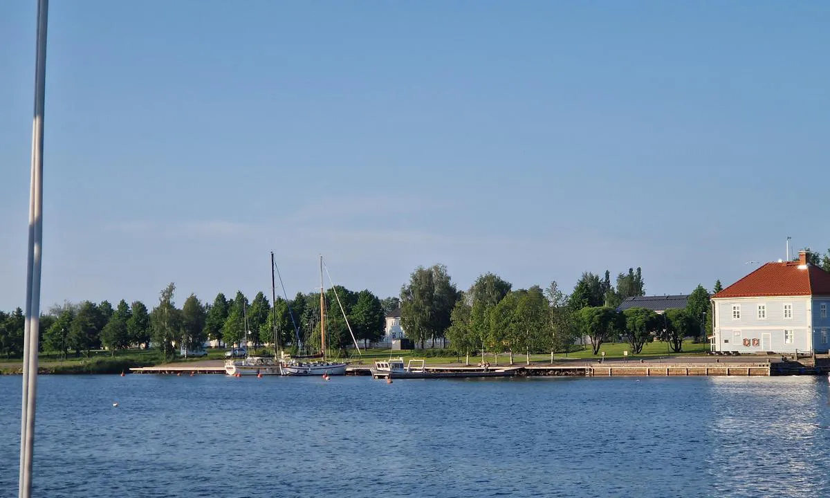 Raahe Museum: {"base": "en", "no": "N\u00e5r du ankommer, vil du se det gr\u00e5 museet. Du kan enten ta en akterb\u00f8ye (til venstre), fort\u00f8ye langs (begge) sider av den flytende pontongen eller langs kaiene til h\u00f8yre for museet.", "se": "N\u00e4r du anl\u00e4nder kommer du att se det gr\u00e5 museihuset. Du kan antingen ta en akterboj (till v\u00e4nster), f\u00f6rt\u00f6ja l\u00e4ngs (b\u00e5da) sidorna av den flytande pontonen eller l\u00e4ngs kajerna till h\u00f6ger om museet.", "en": "Arriving you will spot the museum grey house. You can either take a stern buoy (on the left), moor along (both) side of the floating pontoon on along the quays right of the museum.", "da": "N\u00e5r du ankommer, vil du f\u00e5 \u00f8je p\u00e5 det gr\u00e5 museumsbygning. Du kan enten tage en stjernb\u00f8je (til venstre), fort\u00f8je langs (begge) sider af den flydende ponton eller langs kajene til h\u00f8jre for museet.", "fr": "En arrivant, vous apercevrez la maison grise du mus\u00e9e. Vous pouvez soit prendre une bou\u00e9e de poupe (\u00e0 gauche), soit vous amarrer le long (des deux c\u00f4t\u00e9s) du ponton flottant le long des quais \u00e0 droite du mus\u00e9e.", "de": "Bei Ihrer Ankunft werden Sie das museumsgraue Haus entdecken. Sie k\u00f6nnen entweder eine Heckboje (links) nehmen oder l\u00e4ngsseits (beiderseits) an dem Schwimmsteg entlang der Kais rechts vom Museum anlegen.", "es": "Al llegar ver\u00e1 la casa gris del museo. Puede tomar una boya de popa (a la izquierda) o amarrar a lo largo (en ambos) lados del pont\u00f3n flotante a lo largo de los muelles a la derecha del museo.", "it": "Arrivando vedrai la casa grigia del museo. Puoi prendere una boa di poppa (a sinistra), ormeggiarti lungo (entrambi i lati) del pontile galleggiante o lungo le banchine a destra del museo.", "pt": "Ao chegar, voc\u00ea ver\u00e1 a casa cinza do museu. Voc\u00ea pode pegar uma boia de popa (\u00e0 esquerda), atracar ao longo (de ambos) os lados do pont\u00e3o flutuante ao longo dos cais \u00e0 direita do museu.", "nl": "Bij aankomst ziet u het museum met het grijze huis. U kunt een achterboei nemen (links), langszij leggen (aan beide kanten) van de drijvende ponton of langs de kades rechts van het museum aanmeren.", "pl": "Przybywaj\u0105c, zauwa\u017cysz szary dom-muzeum. Mo\u017cesz z\u0142apa\u0107 boj\u0119 rufow\u0105 (po lewej), cumowa\u0107 wzd\u0142u\u017c (oba) strony p\u0142ywaj\u0105cego pontonu wzd\u0142u\u017c nabrze\u017ca po prawej stronie muzeum.", "uk": "<p>\u041f\u0440\u0438\u0431\u0443\u0432\u0430\u044e\u0447\u0438, \u0432\u0438 \u043f\u043e\u0431\u0430\u0447\u0438\u0442\u0435 \u043c\u0443\u0437\u0435\u0439\u043d\u0443 \u0441\u0456\u0440\u0443 \u0431\u0443\u0434\u0456\u0432\u043b\u044e. \u0412\u0438 \u043c\u043e\u0436\u0435\u0442\u0435 \u0432\u0437\u044f\u0442\u0438 \u043a\u043e\u0440\u043c\u043e\u0432\u0438\u0439 \u0431\u0443\u0439 (\u043b\u0456\u0432\u043e\u0440\u0443\u0447), \u0448\u0432\u0430\u0440\u0442\u0443\u0432\u0430\u0442\u0438\u0441\u044f \u0432\u0437\u0434\u043e\u0432\u0436 (\u043e\u0431\u043e\u0445 \u0431\u043e\u043a\u0456\u0432) \u043f\u043b\u0430\u0432\u0443\u0447\u043e\u0433\u043e \u043f\u043e\u043d\u0442\u043e\u043d\u0430 \u0430\u0431\u043e \u0432\u0437\u0434\u043e\u0432\u0436 \u043f\u0440\u0438\u0447\u0430\u043b\u0456\u0432 \u043f\u0440\u0430\u0432\u043e\u0440\u0443\u0447 \u0432\u0456\u0434 \u043c\u0443\u0437\u0435\u044e.</p>", "ro": "La sosire ve\u021bi observa casa gri a muzeului. Pute\u021bi fie s\u0103 lua\u021bi o geamandur\u0103 de pupa (pe st\u00e2nga), s\u0103 v\u0103 ancora\u021bi pe ambele p\u0103r\u021bi ale pontonului plutitor sau de-a lungul cheiului din dreapta muzeului.", "tr": "Var\u0131rken m\u00fcze gri evi g\u00f6receksiniz. \u0130sterseniz k\u0131\u00e7tan kara olup (solda) bir \u015famand\u0131ra alabilir, isterseniz y\u00fczer iskele boyunca (her iki yan\u0131na) veya m\u00fczenin sa\u011f\u0131ndaki r\u0131ht\u0131mlar boyunca ba\u011flayabilirsiniz.", "el": "\u03a6\u03c4\u03ac\u03bd\u03bf\u03bd\u03c4\u03b1\u03c2 \u03b8\u03b1 \u03b4\u03b9\u03b1\u03ba\u03c1\u03af\u03bd\u03b5\u03c4\u03b5 \u03c4\u03bf \u03b3\u03ba\u03c1\u03af\u03b6\u03bf \u03c3\u03c0\u03af\u03c4\u03b9 \u03c4\u03bf\u03c5 \u03bc\u03bf\u03c5\u03c3\u03b5\u03af\u03bf\u03c5. \u039c\u03c0\u03bf\u03c1\u03b5\u03af\u03c4\u03b5 \u03b5\u03af\u03c4\u03b5 \u03bd\u03b1 \u03c0\u03ac\u03c1\u03b5\u03c4\u03b5 \u03ad\u03bd\u03b1\u03bd \u03c0\u03bb\u03c9\u03c4\u03ae\u03c1\u03b1 \u03c0\u03c1\u03cd\u03bc\u03bd\u03b7\u03c2 (\u03c3\u03c4\u03b1 \u03b1\u03c1\u03b9\u03c3\u03c4\u03b5\u03c1\u03ac), \u03bd\u03b1 \u03b4\u03ad\u03c3\u03b5\u03c4\u03b5 \u03ba\u03b1\u03c4\u03ac \u03bc\u03ae\u03ba\u03bf\u03c2 (\u03ba\u03b1\u03b9 \u03c3\u03c4\u03b9\u03c2 \u03b4\u03cd\u03bf \u03c0\u03bb\u03b5\u03c5\u03c1\u03ad\u03c2) \u03c4\u03b7\u03c2 \u03c0\u03bb\u03c9\u03c4\u03ae\u03c2 \u03c0\u03bb\u03b1\u03c4\u03c6\u03cc\u03c1\u03bc\u03b1\u03c2 \u03ae \u03ba\u03b1\u03c4\u03ac \u03bc\u03ae\u03ba\u03bf\u03c2 \u03c4\u03b7\u03c2 \u03b1\u03c0\u03bf\u03b2\u03ac\u03b8\u03c1\u03b1\u03c2 \u03b4\u03b5\u03be\u03b9\u03ac \u03b1\u03c0\u03cc \u03c4\u03bf \u03bc\u03bf\u03c5\u03c3\u03b5\u03af\u03bf.", "cs": "P\u0159i p\u0159\u00edjezdu uvid\u00edte muzeum s \u0161ed\u00fdm domem. M\u016f\u017eete se uv\u00e1zat na z\u00e1\u010fov\u00e9 b\u00f3ji (vlevo), zakotvit bokem k plovouc\u00edmu pontonu na obou stran\u00e1ch nebo k mol\u016fm po prav\u00e9 stran\u011b muzea.", "hu": "\u00c9rkez\u00e9skor \u00e9szre fogja venni a m\u00fazeum sz\u00fcrke \u00e9p\u00fclet\u00e9t. Vagy egy fartulajt vehet ig\u00e9nybe (balra), vagy kik\u00f6thet a lebeg\u0151 ponton mindk\u00e9t oldal\u00e1n, illetve a m\u00fazeumt\u00f3l jobbra l\u00e9v\u0151 rakparton.", "fi": "Saapuessasi huomaat museon harmaan talon. Voit joko ottaa per\u00e4poijun (vasemmalla), kiinnitty\u00e4 (kummallekin) puolelle kelluvaan ponttoniin tai laiturin museon oikealle puolelle.", "bg": "\u041f\u0440\u0438 \u043f\u0440\u0438\u0441\u0442\u0438\u0433\u0430\u043d\u0435\u0442\u043e \u0449\u0435 \u0437\u0430\u0431\u0435\u043b\u0435\u0436\u0438\u0442\u0435 \u0441\u0438\u0432\u0430\u0442\u0430 \u043a\u044a\u0449\u0430-\u043c\u0443\u0437\u0435\u0439. \u041c\u043e\u0436\u0435\u0442\u0435 \u0438\u043b\u0438 \u0434\u0430 \u0445\u0432\u0430\u043d\u0435\u0442\u0435 \u0431\u0443\u044f \u0437\u0430 \u043a\u044a\u0440\u043c\u0430 (\u043e\u0442\u043b\u044f\u0432\u043e), \u0438\u043b\u0438 \u0434\u0430 \u0441\u0435 \u0448\u0432\u0430\u0440\u0442\u043e\u0432\u0430\u0442\u0435 \u043f\u043e\u043a\u0440\u0430\u0439 (\u0438 \u0434\u0432\u0435\u0442\u0435) \u0441\u0442\u0440\u0430\u043d\u0438 \u043d\u0430 \u043f\u043b\u0430\u0432\u0430\u0449\u0438\u044f \u043f\u043e\u043d\u0442\u043e\u043d \u0438\u043b\u0438 \u043f\u043e\u043a\u0440\u0430\u0439 \u043a\u0435\u044f \u0432\u0434\u044f\u0441\u043d\u043e \u043e\u0442 \u043c\u0443\u0437\u0435\u044f.", "sr": "Prilikom dolaska primeti\u0107ete muzejsku sivu ku\u0107u. Mo\u017eete uzeti krmenu bovu (sa leve strane), privezati se uz plutaju\u0107i ponton s obe strane ili uz obalu desno od muzeja.", "et": "Saabudes m\u00e4rkad muuseumi halli maja. Saad valida kas tagumine poi (vasakul), kai \u00e4\u00e4res (m\u00f5lemal) pool ujuvpontoonist v\u00f5i kaidest paremal pool muuseumi.", "lv": "Ierodoties, ieraudz\u012bsiet muzeja pel\u0113ko \u0113ku. J\u016bs varat vai nu pa\u0146emt paka\u013cgala boju (pa kreisi), piest\u0101ties gar (abas) puses peldo\u0161\u0101 pontona vai gar piest\u0101tni pa labi no muzeja.", "lt": "Atvykdami pasteb\u0117site muziej\u0173 pilk\u0105 nam\u0105. Galite pasirinkti standus kilius (kair\u0117je) arba \u0161vartuotis palei (abi) pl\u016bduriuojan\u010di\u0105 ponton\u0105 de\u0161in\u0117je muziejaus krantin\u0117s pus\u0117je."}