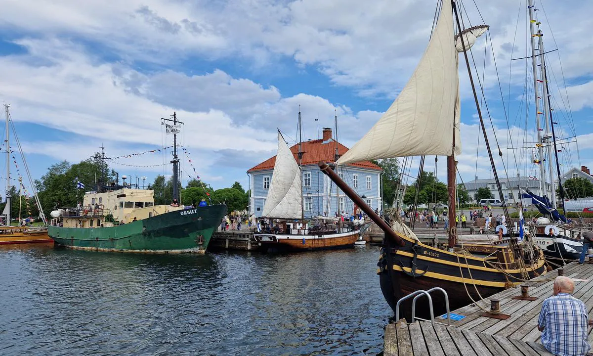 Raahe Museum: {"base": "en", "no": "Du kan fort\u00f8ye langs kaien ved museet. Bortsett fra p\u00e5 festivaldager, b\u00f8r det v\u00e6re ledige plasser. Str\u00f8mpunkter er ogs\u00e5 tilgjengelige, men vanskeligere \u00e5 oppdage.", "se": "Du kan f\u00f6rt\u00f6ja l\u00e4ngs sidan vid museet. <br>F\u00f6rutom p\u00e5 festivaldagar borde det finnas lediga platser. <br>Det finns ocks\u00e5 eluttag, men de kan vara sv\u00e5ra att uppt\u00e4cka.", "en": "You can moor along side by the museum.\r\nExcept on festival days, it should offer free spaces.\r\nElectricity points are also available but more difficult to spot.", "da": "Du kan l\u00e6gge til langs siden ved museet. <br> Undtagen p\u00e5 festivaldage burde der v\u00e6re ledige pladser. <br> Str\u00f8mudtag er ogs\u00e5 tilg\u00e6ngelige, men sv\u00e6rere at finde.", "fr": "Vous pouvez amarrer le long du mus\u00e9e. Sauf les jours de festival, il devrait y avoir des places libres. Des bornes \u00e9lectriques sont \u00e9galement disponibles mais plus difficiles \u00e0 rep\u00e9rer.", "de": "Sie k\u00f6nnen l\u00e4ngsseits am Museum festmachen.<br>Au\u00dfer an Festtagen sollten freie Pl\u00e4tze vorhanden sein.<br>Stromanschl\u00fcsse sind ebenfalls verf\u00fcgbar, aber schwieriger zu finden.", "es": "Puedes atracar junto al museo. Excepto en los d\u00edas de festival, deber\u00eda haber espacios libres. Tambi\u00e9n hay puntos de electricidad disponibles, pero son m\u00e1s dif\u00edciles de encontrar.", "it": "\u00c8 possibile ormeggiare lungo lato del museo.<br>Salvo nei giorni di festival, dovrebbe offrire spazi liberi.<br>Punti di elettricit\u00e0 sono anche disponibili, ma pi\u00f9 difficili da individuare.", "pt": "Voc\u00ea pode atracar ao lado do museu. Exceto nos dias de festival, deve haver espa\u00e7os livres. Pontos de eletricidade tamb\u00e9m est\u00e3o dispon\u00edveis, mas s\u00e3o mais dif\u00edceis de localizar.", "nl": "U kunt langszij aanmeren bij het museum. <br>Behalve op festivaldagen zouden er gratis plaatsen beschikbaar moeten zijn. <br>Er zijn ook elektriciteitsaansluitingen beschikbaar, maar deze zijn moeilijker te vinden.", "pl": "Mo\u017cna cumowa\u0107 wzd\u0142u\u017c muzeum. Z wyj\u0105tkiem dni festiwali, powinno by\u0107 dost\u0119pne wolne miejsca. Dost\u0119pne s\u0105 r\u00f3wnie\u017c punkty elektryczne, ale trudniejsze do zauwa\u017cenia.", "uk": "\u0412\u0438 \u043c\u043e\u0436\u0435\u0442\u0435 \u043e\u0448\u0432\u0430\u0440\u0442\u0443\u0432\u0430\u0442\u0438\u0441\u044f \u0432\u0437\u0434\u043e\u0432\u0436 \u043c\u0443\u0437\u0435\u044e. \u041a\u0440\u0456\u043c \u0434\u043d\u0456\u0432 \u0444\u0435\u0441\u0442\u0438\u0432\u0430\u043b\u044e, \u043f\u043e\u0432\u0438\u043d\u043d\u0456 \u0431\u0443\u0442\u0438 \u0432\u0456\u043b\u044c\u043d\u0456 \u043c\u0456\u0441\u0446\u044f. \u0422\u043e\u0447\u043a\u0438 \u043f\u0456\u0434\u043a\u043b\u044e\u0447\u0435\u043d\u043d\u044f \u0435\u043b\u0435\u043a\u0442\u0440\u0438\u043a\u0438 \u0442\u0430\u043a\u043e\u0436 \u0434\u043e\u0441\u0442\u0443\u043f\u043d\u0456, \u0430\u043b\u0435 \u0457\u0445 \u0432\u0430\u0436\u0447\u0435 \u043f\u043e\u043c\u0456\u0442\u0438\u0442\u0438.", "ro": "Pute\u021bi s\u0103 acosta\u021bi l\u00e2ng\u0103 muzeu. Cu excep\u021bia zilelor de festival, ar trebui s\u0103 g\u0103si\u021bi locuri libere. Punctele de electricitate sunt de asemenea disponibile, dar mai greu de observat.", "tr": "M\u00fczeye yana\u015farak demirleyebilirsiniz. Festival g\u00fcnleri haricinde, bo\u015f yerler sunulmal\u0131d\u0131r. Elektrik noktalar\u0131 da mevcuttur ancak fark edilmesi daha zordur.", "el": "\u039c\u03c0\u03bf\u03c1\u03b5\u03af\u03c4\u03b5 \u03bd\u03b1 \u03b4\u03ad\u03c3\u03b5\u03c4\u03b5 \u03b4\u03af\u03c0\u03bb\u03b1 \u03c3\u03c4\u03bf \u03bc\u03bf\u03c5\u03c3\u03b5\u03af\u03bf. <br> \u0395\u03ba\u03c4\u03cc\u03c2 \u03b1\u03c0\u03cc \u03c4\u03b9\u03c2 \u03b7\u03bc\u03ad\u03c1\u03b5\u03c2 \u03c4\u03c9\u03bd \u03c6\u03b5\u03c3\u03c4\u03b9\u03b2\u03ac\u03bb, \u03b8\u03b1 \u03c0\u03c1\u03ad\u03c0\u03b5\u03b9 \u03bd\u03b1 \u03c5\u03c0\u03ac\u03c1\u03c7\u03bf\u03c5\u03bd \u03b5\u03bb\u03b5\u03cd\u03b8\u03b5\u03c1\u03bf\u03b9 \u03c7\u03ce\u03c1\u03bf\u03b9. <br> \u03a5\u03c0\u03ac\u03c1\u03c7\u03bf\u03c5\u03bd \u03b5\u03c0\u03af\u03c3\u03b7\u03c2 \u03c3\u03b7\u03bc\u03b5\u03af\u03b1 \u03b7\u03bb\u03b5\u03ba\u03c4\u03c1\u03bf\u03b4\u03cc\u03c4\u03b7\u03c3\u03b7\u03c2, \u03b1\u03bb\u03bb\u03ac \u03b5\u03af\u03bd\u03b1\u03b9 \u03c0\u03b9\u03bf \u03b4\u03cd\u03c3\u03ba\u03bf\u03bb\u03bf \u03bd\u03b1 \u03b5\u03bd\u03c4\u03bf\u03c0\u03b9\u03c3\u03c4\u03bf\u03cd\u03bd.", "cs": "M\u016f\u017eete kotvit po boku u muzea.<br />S v\u00fdjimkou dn\u016f festivalu by m\u011blo b\u00fdt k dispozici voln\u00e1 m\u00edsta.<br />Elektrick\u00e9 body jsou tak\u00e9 k dispozici, ale je t\u011b\u017e\u0161\u00ed je naj\u00edt.", "hu": "A m\u00fazeum mellett is kik\u00f6thet.<br>Kiv\u00e9tel a fesztiv\u00e1l napjai, akkor val\u00f3sz\u00edn\u0171leg kevesebb a szabad hely.<br>Vannak elektromos csatlakoz\u00e1si pontok is, de ezeket nehezebb \u00e9szrevenni.", "fi": "Voit kiinnitty\u00e4 museon vierelle.\nFestivaalip\u00e4ivien ulkopuolella tilaa pit\u00e4isi olla vapaana.\nS\u00e4hk\u00f6pisteit\u00e4 on my\u00f6s saatavilla, mutta ne ovat vaikeampia l\u00f6yt\u00e4\u00e4.", "bg": "\u041c\u043e\u0436\u0435\u0442\u0435 \u0434\u0430 \u0430\u043a\u043e\u0441\u0442\u0438\u0440\u0430\u0442\u0435 \u0434\u043e \u043c\u0443\u0437\u0435\u044f. \u0421 \u0438\u0437\u043a\u043b\u044e\u0447\u0435\u043d\u0438\u0435 \u043d\u0430 \u0444\u0435\u0441\u0442\u0438\u0432\u0430\u043b\u043d\u0438 \u0434\u043d\u0438, \u0442\u0440\u044f\u0431\u0432\u0430 \u0434\u0430 \u0438\u043c\u0430 \u0441\u0432\u043e\u0431\u043e\u0434\u043d\u0438 \u043c\u0435\u0441\u0442\u0430. \u041d\u0430\u043b\u0438\u0447\u043d\u0438 \u0441\u0430 \u0441\u044a\u0449\u043e \u0442\u0430\u043a\u0430 \u0435\u043b\u0435\u043a\u0442\u0440\u0438\u0447\u0435\u0441\u043a\u0438 \u0442\u043e\u0447\u043a\u0438, \u043d\u043e \u0441\u0430 \u043f\u043e-\u0442\u0440\u0443\u0434\u043d\u0438 \u0437\u0430 \u043e\u0442\u043a\u0440\u0438\u0432\u0430\u043d\u0435.", "sr": "\u041c\u043e\u0436\u0435\u0442\u0435 \u0441\u0435 \u0432\u0435\u0437\u0430\u0442\u0438 \u0443\u0437 \u0431\u043e\u043a \u043f\u043e\u0440\u0435\u0434 \u043c\u0443\u0437\u0435\u0458\u0430.<br>\u041e\u0441\u0438\u043c \u0443 \u0434\u0430\u043d\u0438\u043c\u0430 \u0444\u0435\u0441\u0442\u0438\u0432\u0430\u043b\u0430, \u0442\u0440\u0435\u0431\u0430\u043b\u043e \u0431\u0438 \u0434\u0430 \u0438\u043c\u0430 \u0441\u043b\u043e\u0431\u043e\u0434\u043d\u0438\u0445 \u043c\u0435\u0441\u0442\u0430.<br>\u0415\u043b\u0435\u043a\u0442\u0440\u0438\u0447\u043d\u0435 \u0442\u0430\u0447\u043a\u0435 \u0441\u0443 \u0442\u0430\u043a\u043e\u0452\u0435 \u0434\u043e\u0441\u0442\u0443\u043f\u043d\u0435, \u0430\u043b\u0438 \u0438\u0445 \u0458\u0435 \u0442\u0435\u0436\u0435 \u0443\u043e\u0447\u0438\u0442\u0438.", "et": "V\u00f5ite s\u00f5lmida muuseumi k\u00f5rval.<br>V\u00e4lja arvatud festivalip\u00e4evadel, peaks see pakkuma vabu kohti.<br>Elektripunktid on samuti olemas, kuid neid on raskem m\u00e4rgata.", "lv": "J\u016bs varat piest\u0101t pie pa\u0161as muzeja malas.<br/>Iz\u0146emot festiv\u0101lu dien\u0101s, tur vajadz\u0113tu b\u016bt br\u012bv\u0101m viet\u0101m.<br/>Pieejami ar\u012b elektr\u012bbas punkti, bet tos ir gr\u016bt\u0101k paman\u012bt.", "lt": "J\u016bs galite \u0161vartuotis \u0161alia muziejaus. I\u0161skyrus \u0161ven\u010di\u0173 dienomis, tur\u0117t\u0173 b\u016bti laisv\u0173 viet\u0173. Elektros punktai taip pat yra, bet juos sunkiau pasteb\u0117ti."}
