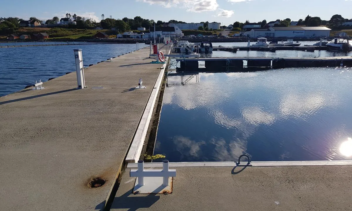 {"base": "no", "no": "Servicebygg, dusj/wc i samme byggsom Rabben restaurant som skimtes i bakgrunnen.", "se": "Servicebyggnad, dusch/wc i samma byggnad som Rabben restaurang som skymtas i bakgrunden.", "en": "Service building, shower/WC in the same building as Rabben restaurant which is visible in the background.", "da": "Servicebygning, brusebad/toilet i samme bygning som Rabben restaurant, der kan skimtes i baggrunden."}