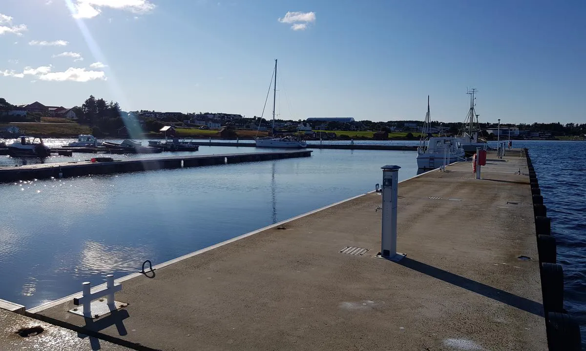 Rabben marina - temporarily closed: {"base": "no", "no": "Fort\u00f8yer p\u00e5 innsiden av b\u00f8lgedemper, solide pullerter.", "se": "F\u00f6rt\u00f6jer p\u00e5 insidan av v\u00e5gbrytaren, solida pollare.", "en": "Moor on the inside of the breakwater, solid bollards.", "da": "Fort\u00f8jer p\u00e5 indersiden af b\u00f8lged\u00e6mperen, solide pullerter."}