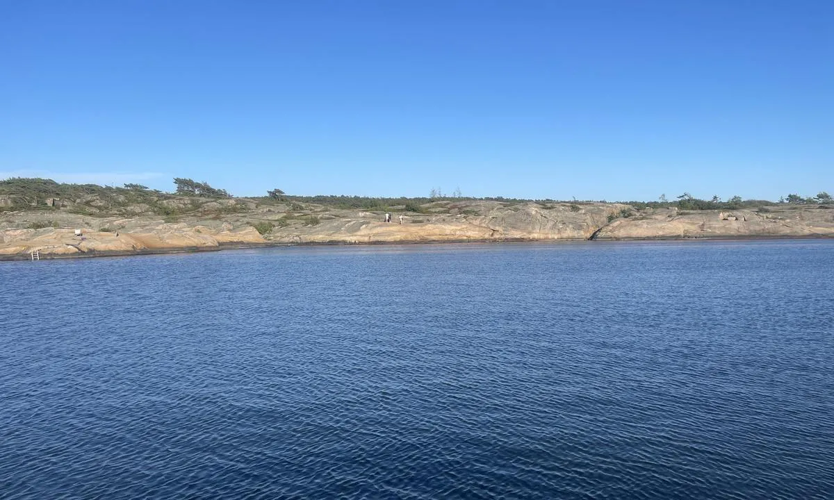 Rakholmen: {"base": "no", "no": "Longside eller med anker til venstre. P\u00e5 h\u00f8yre side kan man ligge med anker, men se opp for en grunne.", "se": "L\u00e4ngsides eller med ankare till v\u00e4nster. P\u00e5 h\u00f6ger sida kan man ligga med ankare, men se upp f\u00f6r ett grund.", "en": "Longside or with anchor to port. On the starboard side, you can anchor, but watch out for a shoal.", "da": "Langsiden eller med anker til venstre. P\u00e5 h\u00f8jre side kan man ligge med anker, men se op for et lavvande."}
