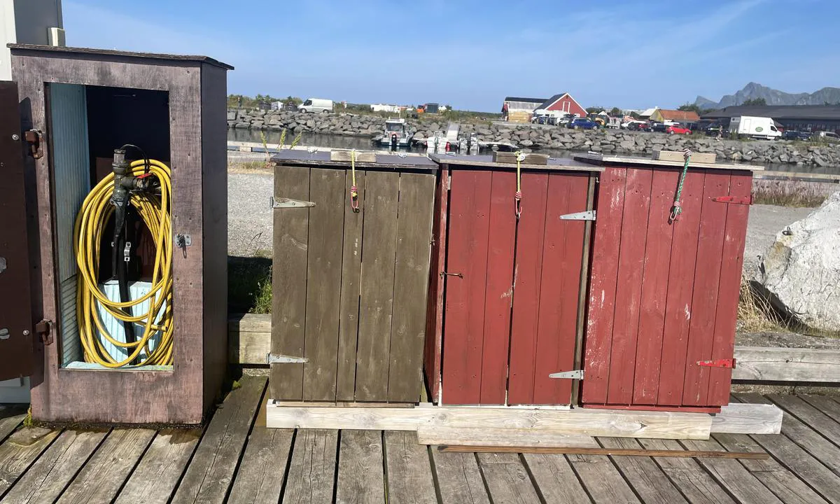 Ramberg: {"base": "no", "no": "Gjestebrygga n\u00e6rmest kj\u00f8pesenteret: Vann + Avfall (x3) p\u00e5 kaia. Umerket. Kort vannslange.", "se": "G\u00e4stbryggan n\u00e4rmast k\u00f6pcentret: Vatten + Avfall (x3) p\u00e5 kajen. Omarkerad. Kort vattenslang.", "en": "Guest dock closest to the shopping center: Water + Waste (x3) on the quay. Unmarked. Short water hose.", "da": "G\u00e6stebroen t\u00e6ttest p\u00e5 indk\u00f8bscenteret: Vand + Affald (x3) p\u00e5 kajen. Umarkeret. Kort vandslange.", "fr": "Le quai d\u2019accueil le plus proche du centre commercial : Eau + D\u00e9chets (x3) sur le quai. Non marqu\u00e9. Tuyau d\u2019eau court.", "de": "G\u00e4stepier in der N\u00e4he des Einkaufszentrums: Wasser + Abfall (x3) am Kai. Ungekennzeichnet. Kurzer Wasserschlauch.", "es": "El muelle para invitados m\u00e1s cercano al centro comercial: Agua + Residuos (x3) en el muelle. No se\u00f1alizado. Manguera de agua corta.", "it": "La banchina per gli ospiti pi\u00f9 vicina al centro commerciale: Acqua + Rifiuti (x3) sul molo. Non segnata. Tubo per l'acqua corto.", "pt": "Cais de visitantes mais pr\u00f3ximo ao shopping: \u00c1gua + Res\u00edduos (x3) no cais. N\u00e3o marcado. Mangueira de \u00e1gua curta.", "nl": "Gastensteiger het dichtst bij het winkelcentrum: Water + Afval (x3) op de kade. Ongemarkeerd. Korte waterslang.", "pl": "Nabrze\u017ce go\u015bcinne najbli\u017cej centrum handlowego: Woda + Odpadki (x3) na kei. Nieoznakowane. Kr\u00f3tki w\u0105\u017c do wody.", "uk": "\u0413\u043e\u0441\u0442\u044c\u043e\u0432\u0456 \u043f\u0440\u0438\u0441\u0442\u0430\u043d\u0456 \u0431\u043b\u0438\u0436\u0447\u0435 \u0434\u043e \u0442\u043e\u0440\u0433\u043e\u0432\u043e\u0433\u043e \u0446\u0435\u043d\u0442\u0440\u0443: \u0412\u043e\u0434\u0430 + \u0412\u0456\u0434\u0445\u043e\u0434\u0438 (x3) \u043d\u0430 \u043f\u0440\u0438\u0447\u0430\u043b\u0456. \u041d\u0435 \u043c\u0430\u0440\u043a\u043e\u0432\u0430\u043d\u043e. \u041a\u043e\u0440\u043e\u0442\u043a\u0438\u0439 \u0432\u043e\u0434\u044f\u043d\u0438\u0439 \u0448\u043b\u0430\u043d\u0433.", "ro": "Pontonul pentru oaspe\u021bi cel mai apropiat de centrul comercial: Ap\u0103 + De\u0219euri (x3) pe chei. Nemerciat. Furtun scurt de ap\u0103.", "tr": "Al\u0131\u015fveri\u015f merkezine en yak\u0131n misafir iskelesi: \u0130skelede Su + At\u0131k (x3). \u0130\u015faretlenmemi\u015f. K\u0131sa su hortumu.", "el": "\u0397 \u03c0\u03c1\u03bf\u03b2\u03bb\u03ae\u03c4\u03b1 \u03b5\u03c0\u03b9\u03c3\u03ba\u03b5\u03c0\u03c4\u03ce\u03bd \u03ba\u03bf\u03bd\u03c4\u03ac \u03c3\u03c4\u03bf \u03b5\u03bc\u03c0\u03bf\u03c1\u03b9\u03ba\u03cc \u03ba\u03ad\u03bd\u03c4\u03c1\u03bf: \u039d\u03b5\u03c1\u03cc + \u0391\u03c0\u03bf\u03c1\u03c1\u03af\u03bc\u03bc\u03b1\u03c4\u03b1 (x3) \u03c3\u03c4\u03b7\u03bd \u03c0\u03c1\u03bf\u03ba\u03c5\u03bc\u03b1\u03af\u03b1. \u03a7\u03c9\u03c1\u03af\u03c2 \u03c3\u03ae\u03bc\u03b1\u03bd\u03c3\u03b7. \u039a\u03bf\u03bd\u03c4\u03cc \u03bb\u03ac\u03c3\u03c4\u03b9\u03c7\u03bf \u03bd\u03b5\u03c1\u03bf\u03cd.", "cs": "Hostuj\u00edc\u00ed molo nejbl\u00ed\u017ee n\u00e1kupn\u00edmu centru: Voda + Odpad (x3) na molu. Neozna\u010deno. Kr\u00e1tk\u00e1 hadice na vodu.", "hu": "Vend\u00e9ghaj\u00f3 dokk a legk\u00f6zelebb a bev\u00e1s\u00e1rl\u00f3k\u00f6zponthoz: V\u00edz + Hullad\u00e9k (x3) a rakparton. Nincs jel\u00f6lve. R\u00f6vid v\u00edzt\u00f6ml\u0151.", "fi": "Laituri l\u00e4himp\u00e4n\u00e4 ostoskeskusta: Vesi + J\u00e4te (x3) laiturilla. Ei merkitty. Lyhyt vesiletku.", "bg": "\u041f\u0440\u0438\u0441\u0442\u0430\u043d\u044a\u0442 \u0437\u0430 \u0433\u043e\u0441\u0442\u0438, \u043d\u0430\u0439-\u0431\u043b\u0438\u0437\u044a\u043a \u0434\u043e \u0442\u044a\u0440\u0433\u043e\u0432\u0441\u043a\u0438\u044f \u0446\u0435\u043d\u0442\u044a\u0440: \u0412\u043e\u0434\u0430 + \u041e\u0442\u043f\u0430\u0434\u044a\u0446\u0438 (x3) \u043d\u0430 \u043a\u0435\u044f. \u041d\u0435\u043e\u0437\u043d\u0430\u0447\u0435\u043d. \u041a\u044a\u0441 \u043c\u0430\u0440\u043a\u0443\u0447 \u0437\u0430 \u0432\u043e\u0434\u0430.", "sr": "\u041f\u0440\u0438\u0432\u0435\u0437 \u0437\u0430 \u0433\u043e\u0441\u0442\u0435 \u043d\u0430\u0458\u0431\u043b\u0438\u0436\u0438 \u0442\u0440\u0436\u043d\u043e\u043c \u0446\u0435\u043d\u0442\u0440\u0443: \u0412\u043e\u0434\u0430 + \u041e\u0442\u043f\u0430\u0434 (x3) \u043d\u0430 \u043e\u0431\u0430\u043b\u0438. \u041d\u0435\u043c\u0430\u0440\u043a\u0438\u0440\u0430\u043d\u043e. \u041a\u0440\u0430\u0442\u043a\u043e \u0446\u0440\u0435\u0432\u043e \u0437\u0430 \u0432\u043e\u0434\u0443.", "et": "K\u00fclaliskai l\u00e4himale kaubanduskeskusele: Vesi + Pr\u00fcgi (x3) kail. M\u00e4rgistamata. L\u00fchike veevoolik.", "lv": "Viesu piest\u0101tne tuv\u0101k tirdzniec\u012bbas centram: \u016adens + Atkritumi (x3) uz piest\u0101tnes. Neatz\u012bm\u0113ts. \u012asa \u016bdens \u0161\u013c\u016btene.", "lt": "Sve\u010di\u0173 prieplauka ar\u010diausiai prekybos centro: Vanduo + atliekos (x3) prie krantin\u0117s. Nepaliktas \u017eenklinimas. Trumpa vandens \u017earna."}