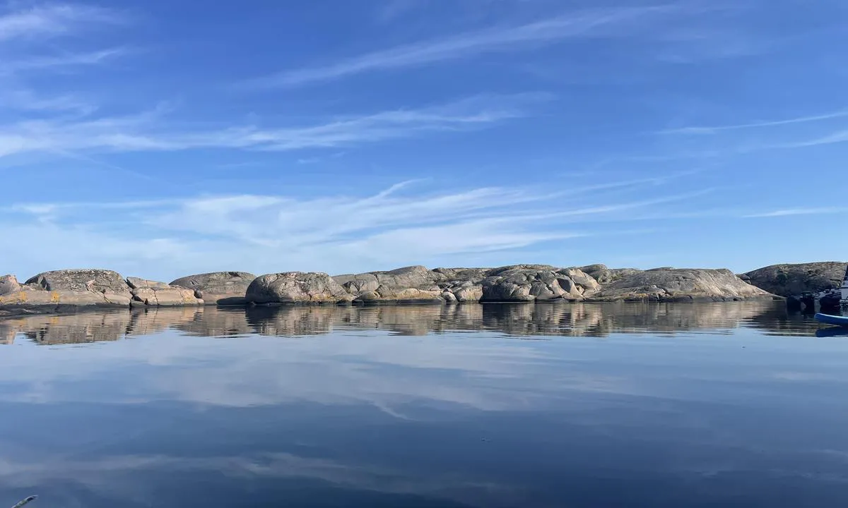 Rammen: {"base": "no", "no": "Stille vann inne i bassenget", "se": "Stilla vatten inne i bass\u00e4ngen", "en": "Calm waters inside the basin", "da": "Stille vand inde i bassinet"}
